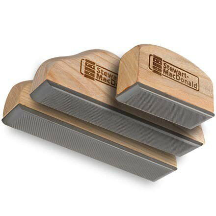 PRODUCT DETAILS StewMac フレットファイル 指板レベリングファイル ギター ベース リペア工具 フレットすり合わせ 指板調整 3本組 6インチ/3インチ【商品仕様】・ ブランド：StewMac・ 品目：フレット／指板レベリングファイル・ 用途：フレットのすり合わせ、フレットエンドの面取り、指板およびインレイの平滑出し・ 対応楽器：ギター、ベース・ サイズ：幅1インチ（約25.4mm）、長さ6インチ（約152.4mm）および3インチ（約76.2mm）・ セット内容：フレットレベリングファイル（6インチ・3インチ各1本）、指板レベリングファイル（6インチ1本）計3本組・ 材質：スチール、ハードウッド（ハンドル）【特徴】・ フレット用ファイルはシングルカットの刃を採用しており、切削時の振動を抑えてスムーズにフレットの高さを整えることができます。・ 指板用ファイルはダブルカットの刃を採用し、エボニーやローズウッド、パールインレイの切削に適した仕様です。・ 6インチは全体的なレベリング、3インチは部分的なレベリングやフレットエンドの加工に使用できます。・ ニッケルシルバー製のほか、ステンレススチール製のフレットにも対応しています。【ご注意】・ 米国仕様の製品です。インチ規格のサイズ・番手表記の場合があります。・ 工具の使用には楽器リペアの知識が必要です。作業による楽器の損傷について当店は責任を負いかねます。 ■ 商品について 海外輸入品（説明書は英語表記の場合あり） ■ ご注意 ・掲載画像は実物に近い色味になるよう調整しておりますが、ご利用の環境により差異が生じる場合があります。・複数店舗で在庫を共有しているため、ご注文後に在庫切れとなる場合がございます。 ■ 納期について お届けの目安を必ずご確認ください。 海外正規ルート仕入れ品 海外ブランド ▼ 海外正規ブランド店 正規代理店 ▼ 当 店 ※本商品は並行輸入品です 製造元は正規品と同一のブランド・メーカーです。当店では海外正規ルートより仕入れた商品を取り扱っております。流通ルートが異なるのみで、商品自体に違いはございません。 ── 当店の商品について ── 正規品のみ取り扱い 海外正規店・正規代理店から商品を直接仕入れ、国内に輸入して販売しております。 日本未入荷・海外限定モデルも多数 日本未入荷・海外限定モデルも多数取り扱っております。サイズ・カラー違いや海外限定で販売された製品など、日本では手に入りにくいアイテムをお届けいたします。 お求めやすい価格の理由 海外市場での価格差や流通ルートの違いにより、国内販売価格よりお求めやすくなっております。品質はそのままに、よりお手頃な価格でお届けいたします。 安心保証 ご使用前に万が一、製品に不具合がございました場合は、交換または商品代金のご返金にて対応させていただきます。商品到着後5日以内にご連絡ください。 ご注意 海外からの輸入品となります。海外輸送のため、外箱に軽微なスレ等がある場合がございますが、商品本体には影響ございません。 ※在庫状況は仕入先の在庫情報をもとに出来る限り正確に表示しておりますが、取寄せ商品のため、タイミングによりご注文後に欠品・キャンセルとなる場合がございます。 お探しの商品がございましたら、お気軽にご相談ください。