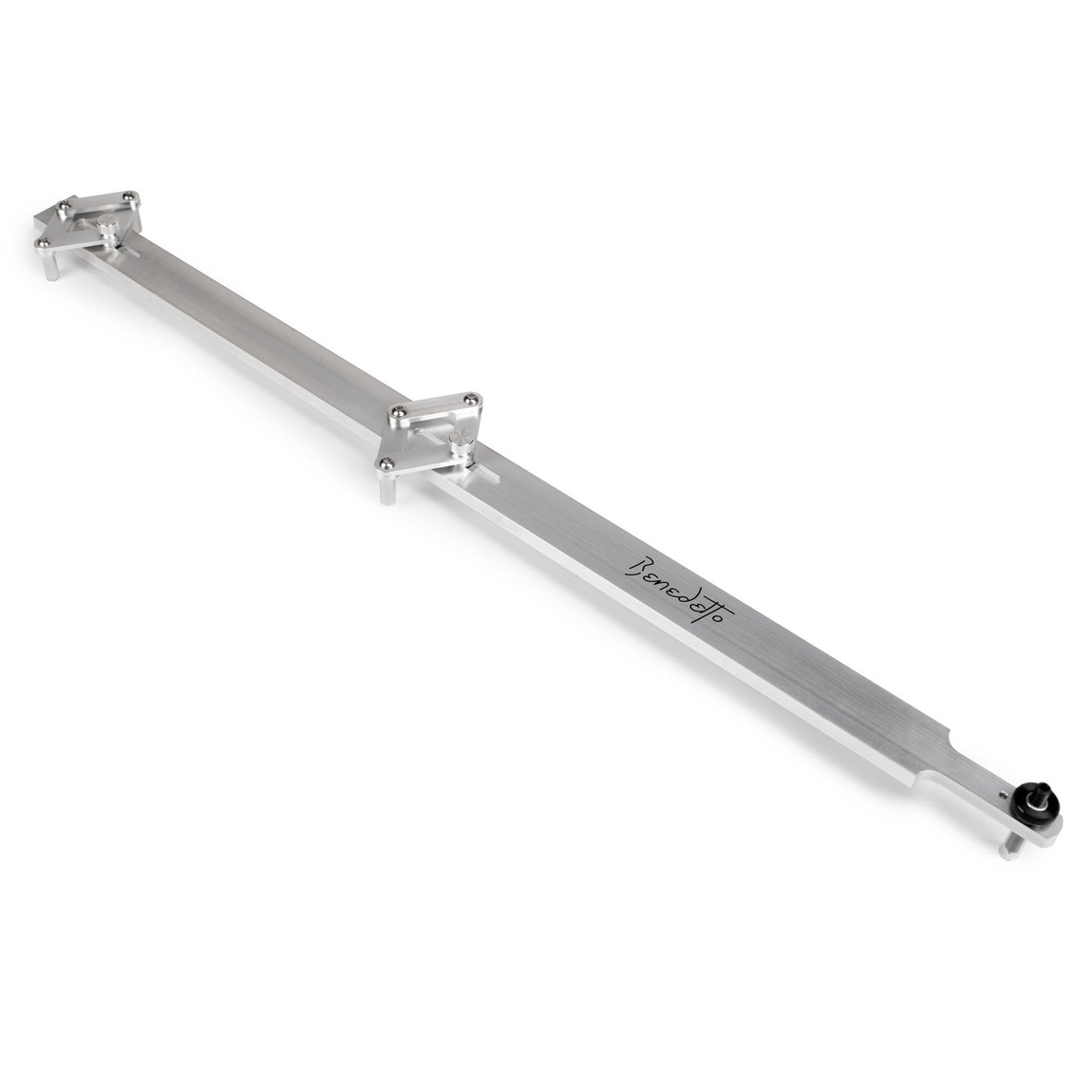 PRODUCT DETAILS Benedetto ネックアライメント治具 センター出し位置決め ギター製作工具 リペア工具 アルミ製 全長26インチ【商品仕様】・ ブランド：Benedetto・ 品目：ネックアライメント治具・ 用途：ギター製作時やネックリセット時のネックセンターライン出し・位置決め・ 対応楽器：ギター（最大ネック幅 2-5/8インチ／約66.6mmまで対応）・ サイズ：全長 26インチ（約66cm）、インデックスピン調整 1.5インチ（約38mm）まで・ 材質：アルミニウム【特徴】・ アーチトップギター製作家ボブ・ベネデットによって設計されたネック位置決め用治具です。・ セルフセンタリング機構を搭載し、新規製作やヴィンテージギターのネックリセットにおいて正確なアライメント調整をサポートします。・ 精密加工された軽量なアルミニウムを採用し、長期の使用に耐える設計となっています。【ご注意】・ 米国仕様の製品です。インチ規格のサイズ・番手表記の場合があります。・ 工具の使用には楽器リペアの知識が必要です。作業による楽器の損傷について当店は責任を負いかねます。 ■ 商品について 海外輸入品（説明書は英語表記の場合あり） ■ ご注意 ・掲載画像は実物に近い色味になるよう調整しておりますが、ご利用の環境により差異が生じる場合があります。・複数店舗で在庫を共有しているため、ご注文後に在庫切れとなる場合がございます。 ■ 納期について お届けの目安を必ずご確認ください。 海外正規ルート仕入れ品 海外ブランド ▼ 海外正規ブランド店 正規代理店 ▼ 当 店 ※本商品は並行輸入品です 製造元は正規品と同一のブランド・メーカーです。当店では海外正規ルートより仕入れた商品を取り扱っております。流通ルートが異なるのみで、商品自体に違いはございません。 ── 当店の商品について ── 正規品のみ取り扱い 海外正規店・正規代理店から商品を直接仕入れ、国内に輸入して販売しております。 日本未入荷・海外限定モデルも多数 日本未入荷・海外限定モデルも多数取り扱っております。サイズ・カラー違いや海外限定で販売された製品など、日本では手に入りにくいアイテムをお届けいたします。 お求めやすい価格の理由 海外市場での価格差や流通ルートの違いにより、国内販売価格よりお求めやすくなっております。品質はそのままに、よりお手頃な価格でお届けいたします。 安心保証 ご使用前に万が一、製品に不具合がございました場合は、交換または商品代金のご返金にて対応させていただきます。商品到着後5日以内にご連絡ください。 ご注意 海外からの輸入品となります。海外輸送のため、外箱に軽微なスレ等がある場合がございますが、商品本体には影響ございません。 ※在庫状況は仕入先の在庫情報をもとに出来る限り正確に表示しておりますが、取寄せ商品のため、タイミングによりご注文後に欠品・キャンセルとなる場合がございます。 お探しの商品がございましたら、お気軽にご相談ください。