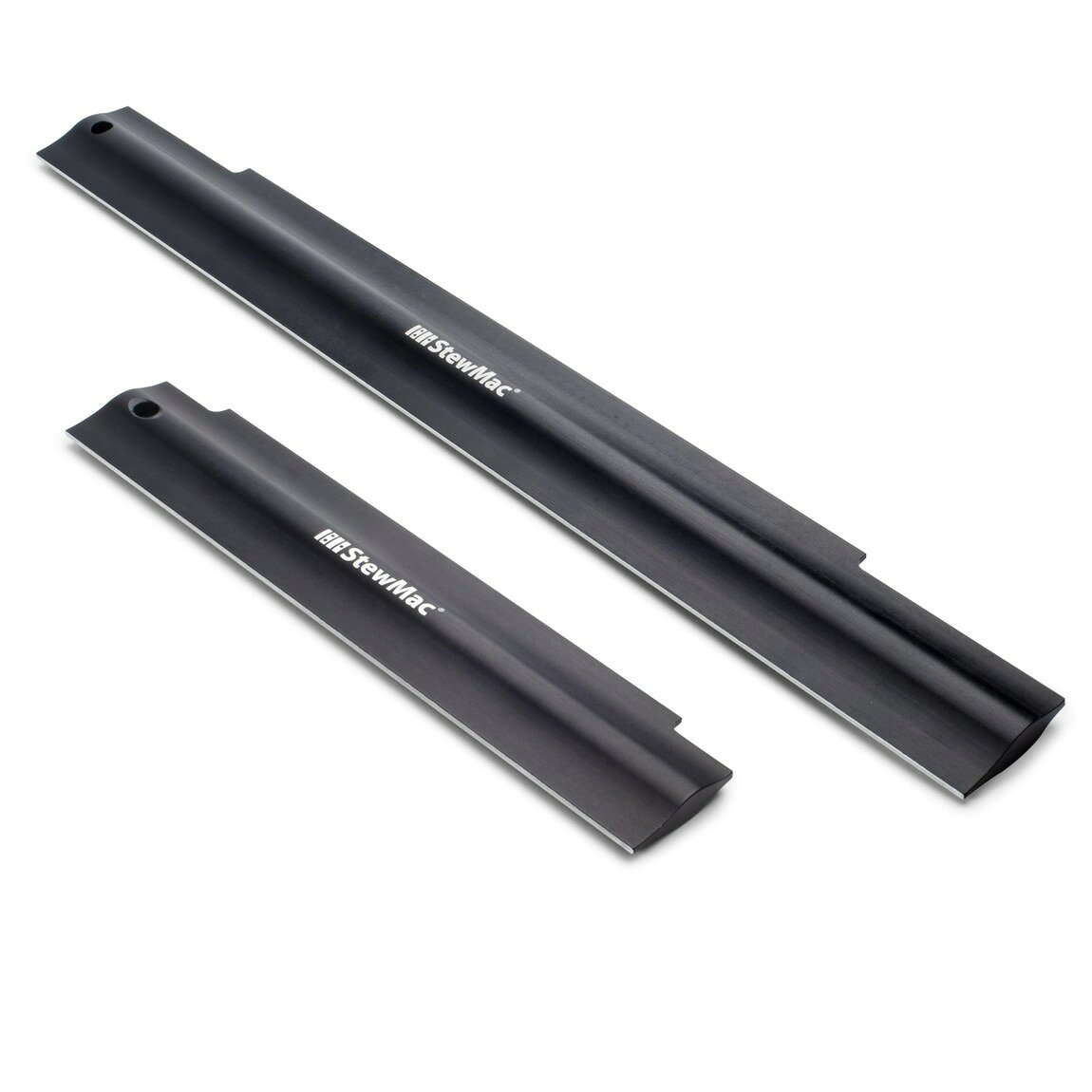 PRODUCT DETAILS StewMac プレシジョン ストレートエッジ リペア工具 ギター ベース ネック状態確認 2-in-1 コンボツールセット #4016【商品仕様】・ ブランド：StewMac・ 型番：#4016・ 品目：ストレートエッジ（測定工具）・ 用途：ネックの反り・フレットの平滑度確認、セットアップ・ 対応楽器：ギター、ベース、その他弦楽器・ 材質：6063アルミニウム（ブラックアルマイト処理）・ 精度：±0.0015インチ/フィート（約0.038mm/30.48cm）・ セット内容：2-in-1 コンボツール【特徴】・ 2つの精密加工面を備えたデュアルサイド仕様で、ネックの状態確認やセットアップにおける多角的な測定が可能です。・ ブラックアルマイト加工を施した6063アルミニウムを採用し、摩耗を抑えた耐久性と軽量化を両立しています。・ 工場出荷前に全数検査が行われており、高い平面精度を維持しています。【ご注意】・ 米国仕様の製品です。インチ規格のサイズ・番手表記の場合があります。・ 工具の使用には楽器リペアの知識が必要です。作業による楽器の損傷について当店は責任を負いかねます。 ■ 商品について 海外輸入品（説明書は英語表記の場合あり） ■ ご注意 ・掲載画像は実物に近い色味になるよう調整しておりますが、ご利用の環境により差異が生じる場合があります。・複数店舗で在庫を共有しているため、ご注文後に在庫切れとなる場合がございます。 ■ 納期について お届けの目安を必ずご確認ください。 海外正規ルート仕入れ品 海外ブランド ▼ 海外正規ブランド店 正規代理店 ▼ 当 店 ※本商品は並行輸入品です 製造元は正規品と同一のブランド・メーカーです。当店では海外正規ルートより仕入れた商品を取り扱っております。流通ルートが異なるのみで、商品自体に違いはございません。 ── 当店の商品について ── 正規品のみ取り扱い 海外正規店・正規代理店から商品を直接仕入れ、国内に輸入して販売しております。 日本未入荷・海外限定モデルも多数 日本未入荷・海外限定モデルも多数取り扱っております。サイズ・カラー違いや海外限定で販売された製品など、日本では手に入りにくいアイテムをお届けいたします。 お求めやすい価格の理由 海外市場での価格差や流通ルートの違いにより、国内販売価格よりお求めやすくなっております。品質はそのままに、よりお手頃な価格でお届けいたします。 安心保証 ご使用前に万が一、製品に不具合がございました場合は、交換または商品代金のご返金にて対応させていただきます。商品到着後5日以内にご連絡ください。 ご注意 海外からの輸入品となります。海外輸送のため、外箱に軽微なスレ等がある場合がございますが、商品本体には影響ございません。 ※在庫状況は仕入先の在庫情報をもとに出来る限り正確に表示しておりますが、取寄せ商品のため、タイミングによりご注文後に欠品・キャンセルとなる場合がございます。 お探しの商品がございましたら、お気軽にご相談ください。