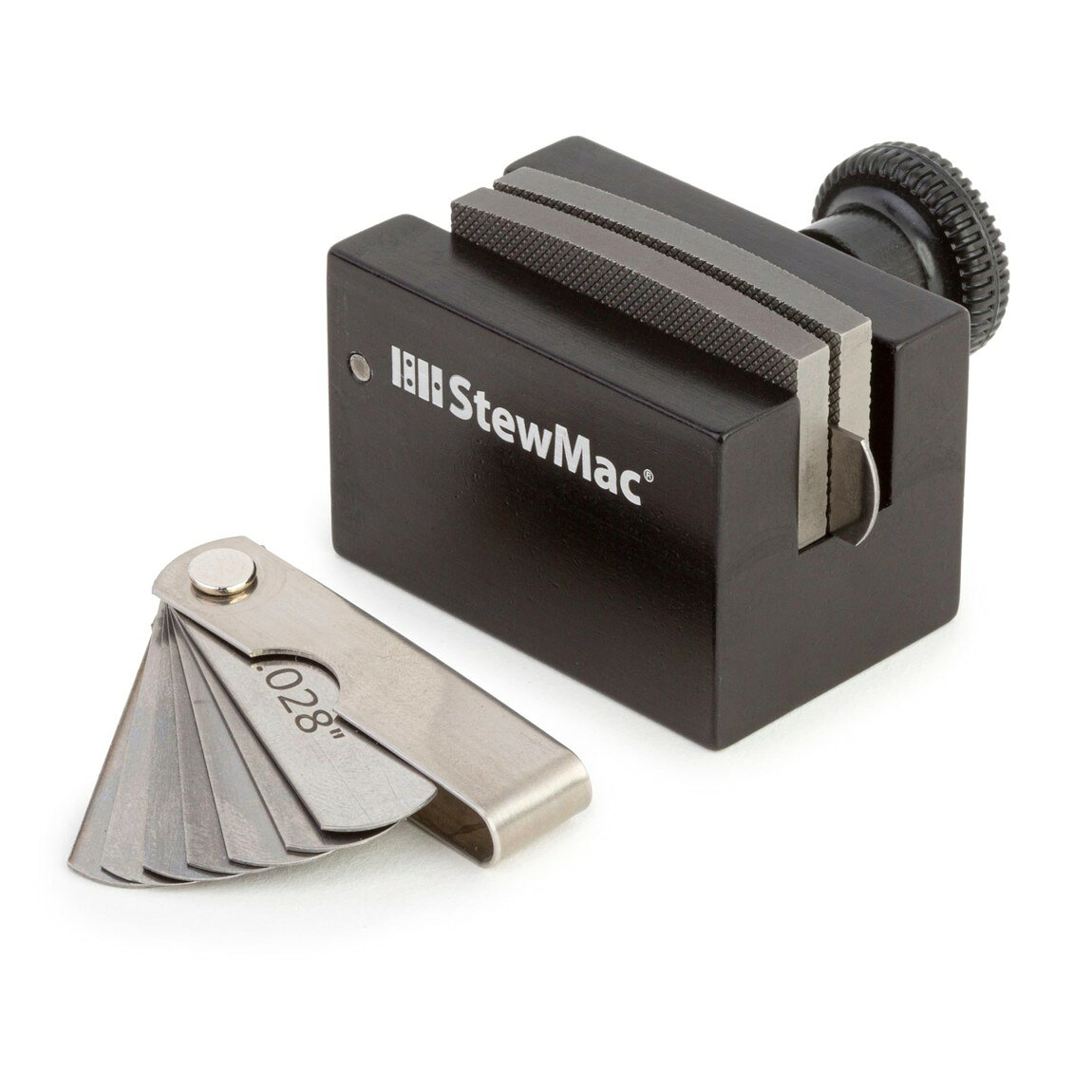 PRODUCT DETAILS StewMac フレットバーバー フレットタン削り器 フレット圧縮調整 ギター ベース リペア工具 シム8枚付【商品仕様】・ ブランド：StewMac・ 品目：フレットバーバー（フレットタン削り器）・ 用途：フレットタンのサイズ調整、バリ取り、ネックの逆反り（バックボウ）解消・ 対応楽器：ギター、ベース、マンドリン等のフレット楽器・ セット内容：本体、ゲージシム8枚（.018"、.020"、.022"、.024"、.026"、.028"、.030"、.032"）、説明書（英語）・ 対応素材：ニッケルシルバー、ステンレススチール等【特徴】・ フレットワイヤーのタン（足）部分を削ることで、指板溝への圧入強度を精密にコントロールできる工具です。・ 付属のシムを使用して刃の隙間を調整し、フレットワイヤーを引き抜くだけで均一にバリや側面を削り取ることが可能です。・ フレットの過度な圧入によるネックの逆反り（バックボウ）を抑制し、硬質な指板への打ち込み作業をスムーズにします。・ カット前のフレットワイヤーに使用する設計で、耐久性のあるステンレス製フレットにも対応しています。【ご注意】・ 米国仕様の製品です。インチ規格のサイズ・番手表記の場合があります。・ 工具の使用には楽器リペアの知識が必要です。作業による楽器の損傷について当店は責任を負いかねます。 ■ 商品について 海外輸入品（説明書は英語表記の場合あり） ■ ご注意 ・掲載画像は実物に近い色味になるよう調整しておりますが、ご利用の環境により差異が生じる場合があります。・複数店舗で在庫を共有しているため、ご注文後に在庫切れとなる場合がございます。 ■ 納期について お届けの目安を必ずご確認ください。 海外正規ルート仕入れ品 海外ブランド ▼ 海外正規ブランド店 正規代理店 ▼ 当 店 ※本商品は並行輸入品です 製造元は正規品と同一のブランド・メーカーです。当店では海外正規ルートより仕入れた商品を取り扱っております。流通ルートが異なるのみで、商品自体に違いはございません。 ── 当店の商品について ── 正規品のみ取り扱い 海外正規店・正規代理店から商品を直接仕入れ、国内に輸入して販売しております。 日本未入荷・海外限定モデルも多数 日本未入荷・海外限定モデルも多数取り扱っております。サイズ・カラー違いや海外限定で販売された製品など、日本では手に入りにくいアイテムをお届けいたします。 お求めやすい価格の理由 海外市場での価格差や流通ルートの違いにより、国内販売価格よりお求めやすくなっております。品質はそのままに、よりお手頃な価格でお届けいたします。 安心保証 ご使用前に万が一、製品に不具合がございました場合は、交換または商品代金のご返金にて対応させていただきます。商品到着後5日以内にご連絡ください。 ご注意 海外からの輸入品となります。海外輸送のため、外箱に軽微なスレ等がある場合がございますが、商品本体には影響ございません。 ※在庫状況は仕入先の在庫情報をもとに出来る限り正確に表示しておりますが、取寄せ商品のため、タイミングによりご注文後に欠品・キャンセルとなる場合がございます。 お探しの商品がございましたら、お気軽にご相談ください。