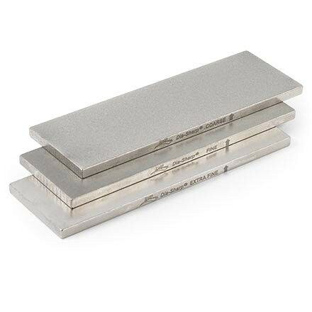 PRODUCT DETAILS StewMac ダイヤモンドフレットレベラー フレットすり合わせ リペア工具 ギター ベース 3本セット 325/600/1200グリット【商品仕様】・ ブランド：StewMac・ 品目：ダイヤモンドフレットレベラー（研磨用ブロック）・ 用途：フレットのすり合わせ、レベル出し・ 対応楽器：ギター、ベース、ステンレスフレット対応・ サイズ：各 約152.40mm x 50.80mm x 6.35mm (6" x 2" x 1/4")・ 番手（グリット）：325 (Coarse) / 600 (Fine) / 1200 (Extra-fine)・ 本数：3本セット・ 材質：工業用ダイヤモンドコーティング・スチール【特徴】・ 工業用ダイヤモンドをコーティングしたスチールブロックのセットです。・ 研磨面が常にフラットに保たれるため、従来の砥石のように変形することがなく、長期間安定した精度で作業が可能です。・ 高硬度のステンレスフレットを含む、あらゆるフレット材のすり合わせに使用可能です。【ご注意】・ 米国仕様の製品です。インチ規格のサイズ・番手表記の場合があります。・ 工具の使用には楽器リペアの知識が必要です。作業による楽器の損傷について当店は責任を負いかねます。 ■ 商品について 海外輸入品（説明書は英語表記の場合あり） ■ ご注意 ・掲載画像は実物に近い色味になるよう調整しておりますが、ご利用の環境により差異が生じる場合があります。・複数店舗で在庫を共有しているため、ご注文後に在庫切れとなる場合がございます。 ■ 納期について お届けの目安を必ずご確認ください。 海外正規ルート仕入れ品 海外ブランド ▼ 海外正規ブランド店 正規代理店 ▼ 当 店 ※本商品は並行輸入品です 製造元は正規品と同一のブランド・メーカーです。当店では海外正規ルートより仕入れた商品を取り扱っております。流通ルートが異なるのみで、商品自体に違いはございません。 ── 当店の商品について ── 正規品のみ取り扱い 海外正規店・正規代理店から商品を直接仕入れ、国内に輸入して販売しております。 日本未入荷・海外限定モデルも多数 日本未入荷・海外限定モデルも多数取り扱っております。サイズ・カラー違いや海外限定で販売された製品など、日本では手に入りにくいアイテムをお届けいたします。 お求めやすい価格の理由 海外市場での価格差や流通ルートの違いにより、国内販売価格よりお求めやすくなっております。品質はそのままに、よりお手頃な価格でお届けいたします。 安心保証 ご使用前に万が一、製品に不具合がございました場合は、交換または商品代金のご返金にて対応させていただきます。商品到着後5日以内にご連絡ください。 ご注意 海外からの輸入品となります。海外輸送のため、外箱に軽微なスレ等がある場合がございますが、商品本体には影響ございません。 ※在庫状況は仕入先の在庫情報をもとに出来る限り正確に表示しておりますが、取寄せ商品のため、タイミングによりご注文後に欠品・キャンセルとなる場合がございます。 お探しの商品がございましたら、お気軽にご相談ください。