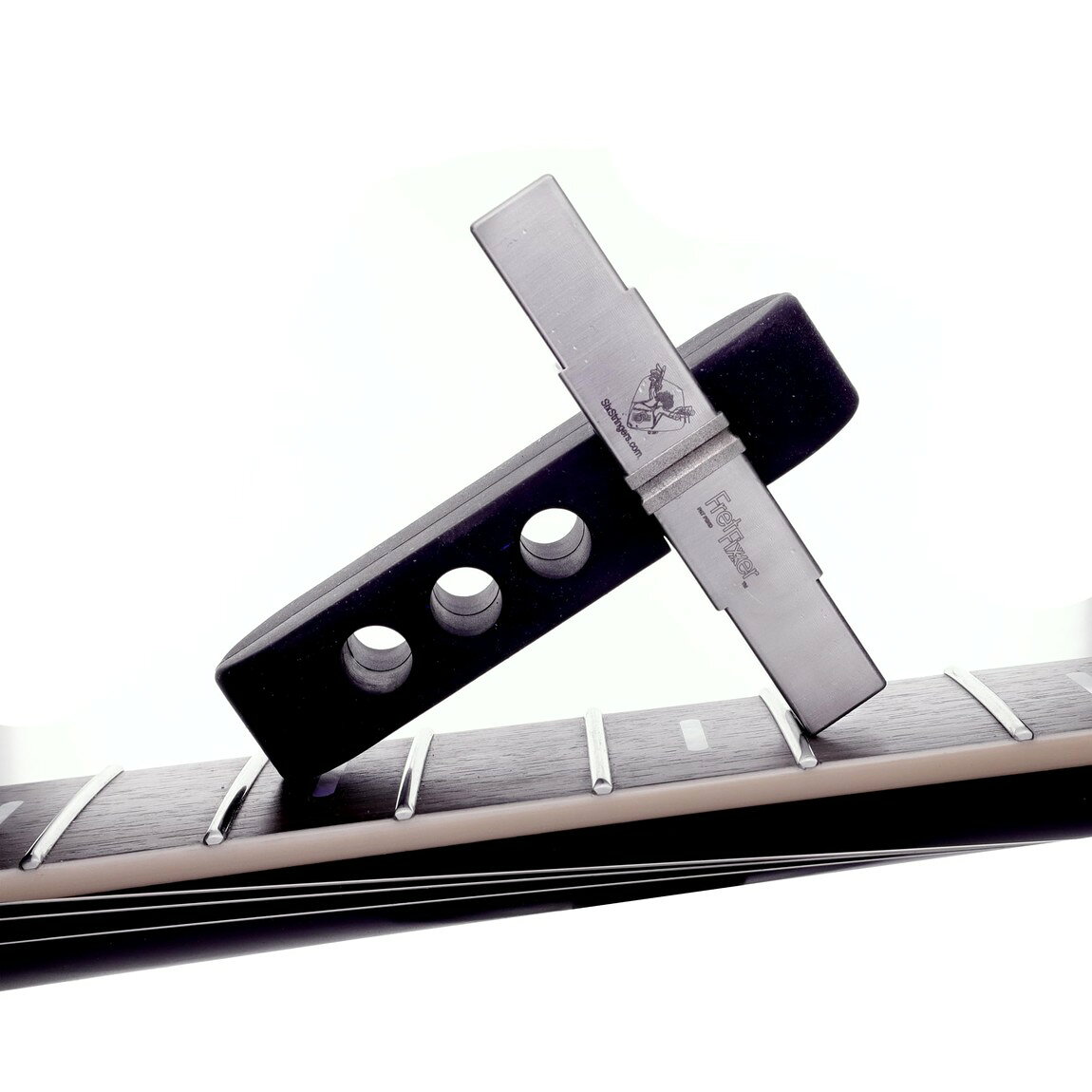PRODUCT DETAILS SixStringers フレットファイル ギター用 リペア工具 フレット浮き修正 クラウニング 240番 ダイヤモンド ステンレス製 FretFixxer【商品仕様】・ ブランド：SixStringers・ 型番：FretFixxer・ 品目：フレット用スポットレベリング＆クラウニングファイル・ 用途：特定フレットの浮き修正、すり合わせ、山出し（クラウニング）・ 対応楽器：ギター（ニッケルシルバー、ステンレスフレット対応） ※ベース非対応・ 番手：240グリット（ダイヤモンド粒子）・ 材質：ソリッドステンレススチール【特徴】・ 特定の突出したフレットに対し、レベリング（すり合わせ）とクラウニング（山出し）を同時に行える1ステップのリペア工具です。・ 独自のコニックカーブ（円錐曲線）形状のファイル溝により、ナロー、ミディアム、ジャンボの各フレットサイズに自動でセルフセンターされます。・ 240番のダイヤモンド粒子を採用。双方向のストロークで滑らかに切削し、深い傷を残さず作業時間を短縮します。・ CNC加工された重量感のあるステンレス製ボディにより、過度な圧力をかけずともツールの自重で安定した切削が可能です。【ご注意】・ 米国仕様の製品です。インチ規格のサイズ・番手表記の場合があります。・ 工具の使用には楽器リペアの知識が必要です。作業による楽器の損傷について当店は責任を負いかねます。 ■ 商品について 海外輸入品（説明書は英語表記の場合あり） ■ ご注意 ・掲載画像は実物に近い色味になるよう調整しておりますが、ご利用の環境により差異が生じる場合があります。・複数店舗で在庫を共有しているため、ご注文後に在庫切れとなる場合がございます。 ■ 納期について お届けの目安を必ずご確認ください。 海外正規ルート仕入れ品 海外ブランド ▼ 海外正規ブランド店 正規代理店 ▼ 当 店 ※本商品は並行輸入品です 製造元は正規品と同一のブランド・メーカーです。当店では海外正規ルートより仕入れた商品を取り扱っております。流通ルートが異なるのみで、商品自体に違いはございません。 ── 当店の商品について ── 正規品のみ取り扱い 海外正規店・正規代理店から商品を直接仕入れ、国内に輸入して販売しております。 日本未入荷・海外限定モデルも多数 日本未入荷・海外限定モデルも多数取り扱っております。サイズ・カラー違いや海外限定で販売された製品など、日本では手に入りにくいアイテムをお届けいたします。 お求めやすい価格の理由 海外市場での価格差や流通ルートの違いにより、国内販売価格よりお求めやすくなっております。品質はそのままに、よりお手頃な価格でお届けいたします。 安心保証 ご使用前に万が一、製品に不具合がございました場合は、交換または商品代金のご返金にて対応させていただきます。商品到着後5日以内にご連絡ください。 ご注意 海外からの輸入品となります。海外輸送のため、外箱に軽微なスレ等がある場合がございますが、商品本体には影響ございません。 ※在庫状況は仕入先の在庫情報をもとに出来る限り正確に表示しておりますが、取寄せ商品のため、タイミングによりご注文後に欠品・キャンセルとなる場合がございます。 お探しの商品がございましたら、お気軽にご相談ください。