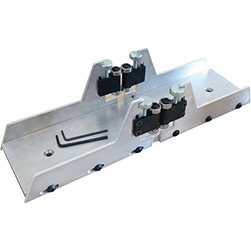 PRODUCT DETAILS フレットスロット マイターボックス フレット溝切り ギター ベース 製作工具 アルミ製 12インチ 304.8mm【商品仕様】・ 品目：フレット溝切り用マイターボックス・ 用途：指板のフレット溝切り作業・ 対応楽器：ギター、ベース等の指板・ 対応指板幅：最大3インチ（約76.2mm）まで・ 全長：12インチ（約304.8mm）・ 材質：アルミニウム・ 付属品：固定用ネジ、スパナ、説明書（英語）【特徴】・ ボールベアリングガイドがフレットのこぎりを指板に対して垂直に保持し、正確でスムーズな溝切り作業をサポートします。・ 指板の幅は最大3インチ（約76.2mm）まで対応し、フレットワイヤーに合わせた切り込み深さの調整が可能です。・ 作業中も加工箇所を遮ることなく視認できる設計になっており、効率的な作業が可能です。・ 本体にはワークベンチに固定するための取り付け穴が備わっています。【ご注意】・ 米国仕様の製品です。インチ規格のサイズ・番手表記の場合があります。・ 工具の使用には楽器リペアの知識が必要です。作業による楽器の損傷について当店は責任を負いかねます。 ■ 商品について 海外輸入品（説明書は英語表記の場合あり） ■ ご注意 ・掲載画像は実物に近い色味になるよう調整しておりますが、ご利用の環境により差異が生じる場合があります。・複数店舗で在庫を共有しているため、ご注文後に在庫切れとなる場合がございます。 ■ 納期について お届けの目安を必ずご確認ください。 海外正規ルート仕入れ品 海外ブランド ▼ 海外正規ブランド店 正規代理店 ▼ 当 店 ※本商品は並行輸入品です 製造元は正規品と同一のブランド・メーカーです。当店では海外正規ルートより仕入れた商品を取り扱っております。流通ルートが異なるのみで、商品自体に違いはございません。 ── 当店の商品について ── 正規品のみ取り扱い 海外正規店・正規代理店から商品を直接仕入れ、国内に輸入して販売しております。 日本未入荷・海外限定モデルも多数 日本未入荷・海外限定モデルも多数取り扱っております。サイズ・カラー違いや海外限定で販売された製品など、日本では手に入りにくいアイテムをお届けいたします。 お求めやすい価格の理由 海外市場での価格差や流通ルートの違いにより、国内販売価格よりお求めやすくなっております。品質はそのままに、よりお手頃な価格でお届けいたします。 安心保証 ご使用前に万が一、製品に不具合がございました場合は、交換または商品代金のご返金にて対応させていただきます。商品到着後5日以内にご連絡ください。 ご注意 海外からの輸入品となります。海外輸送のため、外箱に軽微なスレ等がある場合がございますが、商品本体には影響ございません。 ※在庫状況は仕入先の在庫情報をもとに出来る限り正確に表示しておりますが、取寄せ商品のため、タイミングによりご注文後に欠品・キャンセルとなる場合がございます。 お探しの商品がございましたら、お気軽にご相談ください。