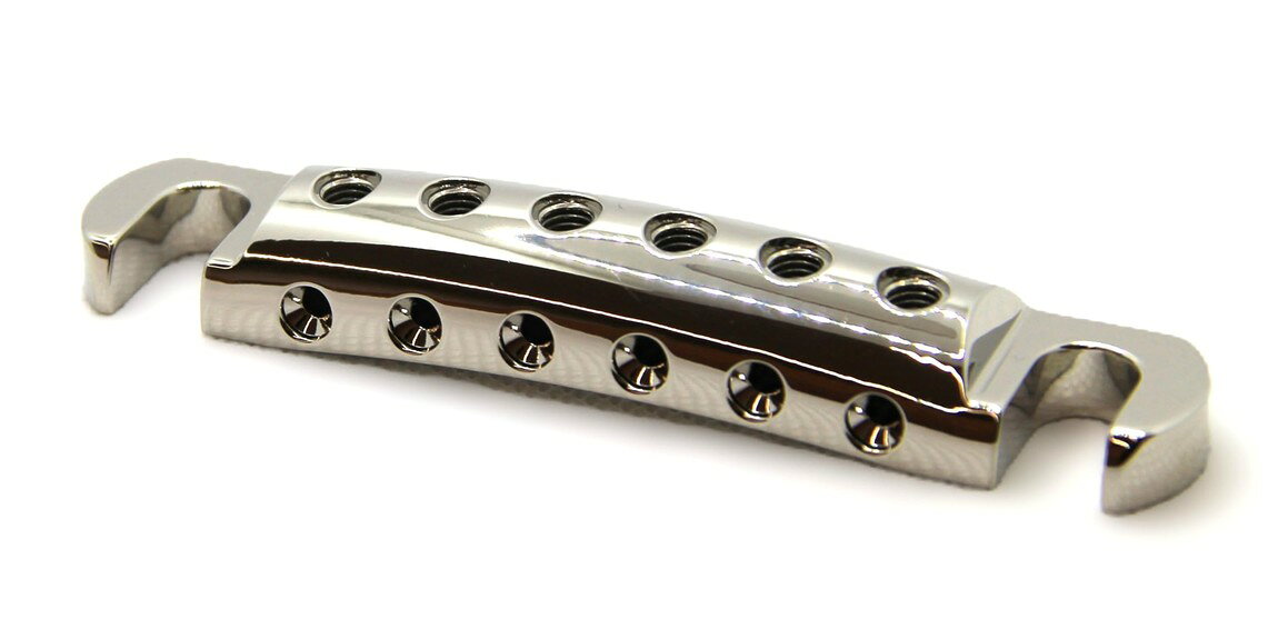 PRODUCT DETAILS Steadfast Standard ギター用 ストップバー テールピース ストリングロック レスポール SG ES-335 ポリッシュドニッケル【商品仕様】・ ブランド：Steadfast・ 型番：Standard Stopbar・ 品目：ギター用テールピース（ストリングロック）・ 素材：6061 ビレットアルミニウム・ 重量：約37g・ 対応モデル：レスポール、SG、ES-335、Explorer、Flying V等のストップバー搭載ギター（インチ/ミリ両規格のスタッド間隔に対応）・ カラー：ポリッシュドニッケル・ 付属品：ステンレス製セットスクリュー(6個)、ブラックセットスクリュー(6個)、専用2.5mm六角ドライバー【特徴】・ ボールエンドをペグ側に配置し、弦の先端をテールピース側のセットスクリューで固定する、独自のストリングロック方式を採用しています。・ ペグへの巻き付けを最小限に抑えることで、弦交換の時間を短縮し、激しい演奏時でも安定したチューニングを維持します。・ 一般的な亜鉛ダイカスト製（約88g）と比較して大幅に軽量なアルミニウム素材を採用しています。・ 加工やルーティングを必要とせず、2スタッド・トップマウント方式のギターにそのまま取り付けが可能です。【ご注意】・ 取り付けには加工・配線作業が必要な場合があります。お手持ちの楽器との適合（弦数・サイズ・取付穴位置）をご確認のうえご注文ください。・ アクティブタイプのピックアップは9V電池が必要です（電池は付属しない場合があります）。 ■ 商品について 海外輸入品（説明書は英語表記の場合あり） ■ ご注意 ・掲載画像は実物に近い色味になるよう調整しておりますが、ご利用の環境により差異が生じる場合があります。・複数店舗で在庫を共有しているため、ご注文後に在庫切れとなる場合がございます。 ■ 納期について お届けの目安を必ずご確認ください。 海外正規ルート仕入れ品 海外ブランド ▼ 海外正規ブランド店 正規代理店 ▼ 当 店 ※本商品は並行輸入品です 製造元は正規品と同一のブランド・メーカーです。当店では海外正規ルートより仕入れた商品を取り扱っております。流通ルートが異なるのみで、商品自体に違いはございません。 ── 当店の商品について ── 正規品のみ取り扱い 海外正規店・正規代理店から商品を直接仕入れ、国内に輸入して販売しております。 日本未入荷・海外限定モデルも多数 日本未入荷・海外限定モデルも多数取り扱っております。サイズ・カラー違いや海外限定で販売された製品など、日本では手に入りにくいアイテムをお届けいたします。 お求めやすい価格の理由 海外市場での価格差や流通ルートの違いにより、国内販売価格よりお求めやすくなっております。品質はそのままに、よりお手頃な価格でお届けいたします。 安心保証 ご使用前に万が一、製品に不具合がございました場合は、交換または商品代金のご返金にて対応させていただきます。商品到着後5日以内にご連絡ください。 ご注意 海外からの輸入品となります。海外輸送のため、外箱に軽微なスレ等がある場合がございますが、商品本体には影響ございません。 ※在庫状況は仕入先の在庫情報をもとに出来る限り正確に表示しておりますが、取寄せ商品のため、タイミングによりご注文後に欠品・キャンセルとなる場合がございます。 お探しの商品がございましたら、お気軽にご相談ください。