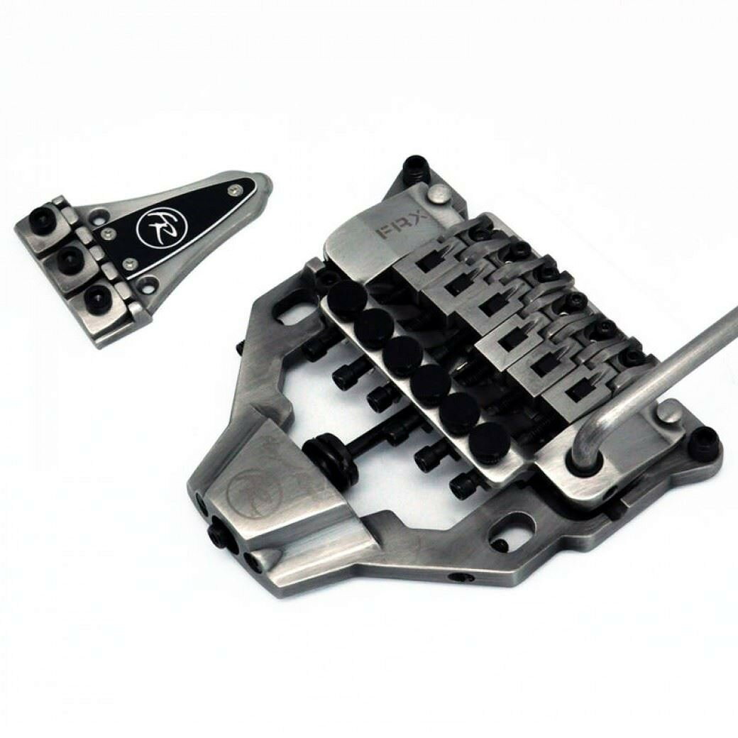 PRODUCT DETAILS Floyd Rose FRX FRTX06000 ギター用 トレモロ トップマウント レスポール SG等対応 アンティークシルバー【商品仕様】・ ブランド：Floyd Rose・ 型番：FRX (FRTX06000)・ 品目：トレモロシステム・ 取付形式：トップマウント・ 対応モデル：レスポール、SG、フライングV等の傾斜したヘッドストックを持つギター・ カラー：アンティークシルバー【特徴】・ ボディへの大規模なルーティング（削り込み）加工を必要とせず、既存のブリッジおよびテイルピースのボルト穴を利用して取り付け可能なトレモロユニットです。・ ロックナットはヘッド部分のトラスロッドカバー位置に取り付ける設計となっています。・ ユニット背面にスプリングの張力調整が可能なテンションアジャスターを搭載しています。【ご注意】・ 取り付けには加工・配線作業が必要な場合があります。お手持ちの楽器との適合（弦数・サイズ・取付穴位置）をご確認のうえご注文ください。・ アクティブタイプのピックアップは9V電池が必要です（電池は付属しない場合があります）。 ■ 商品について 海外輸入品（説明書は英語表記の場合あり） ■ ご注意 ・掲載画像は実物に近い色味になるよう調整しておりますが、ご利用の環境により差異が生じる場合があります。・複数店舗で在庫を共有しているため、ご注文後に在庫切れとなる場合がございます。 ■ 納期について お届けの目安を必ずご確認ください。 海外正規ルート仕入れ品 海外ブランド ▼ 海外正規ブランド店 正規代理店 ▼ 当 店 ※本商品は並行輸入品です 製造元は正規品と同一のブランド・メーカーです。当店では海外正規ルートより仕入れた商品を取り扱っております。流通ルートが異なるのみで、商品自体に違いはございません。 ── 当店の商品について ── 正規品のみ取り扱い 海外正規店・正規代理店から商品を直接仕入れ、国内に輸入して販売しております。 日本未入荷・海外限定モデルも多数 日本未入荷・海外限定モデルも多数取り扱っております。サイズ・カラー違いや海外限定で販売された製品など、日本では手に入りにくいアイテムをお届けいたします。 お求めやすい価格の理由 海外市場での価格差や流通ルートの違いにより、国内販売価格よりお求めやすくなっております。品質はそのままに、よりお手頃な価格でお届けいたします。 安心保証 ご使用前に万が一、製品に不具合がございました場合は、交換または商品代金のご返金にて対応させていただきます。商品到着後5日以内にご連絡ください。 ご注意 海外からの輸入品となります。海外輸送のため、外箱に軽微なスレ等がある場合がございますが、商品本体には影響ございません。 ※在庫状況は仕入先の在庫情報をもとに出来る限り正確に表示しておりますが、取寄せ商品のため、タイミングによりご注文後に欠品・キャンセルとなる場合がございます。 お探しの商品がございましたら、お気軽にご相談ください。