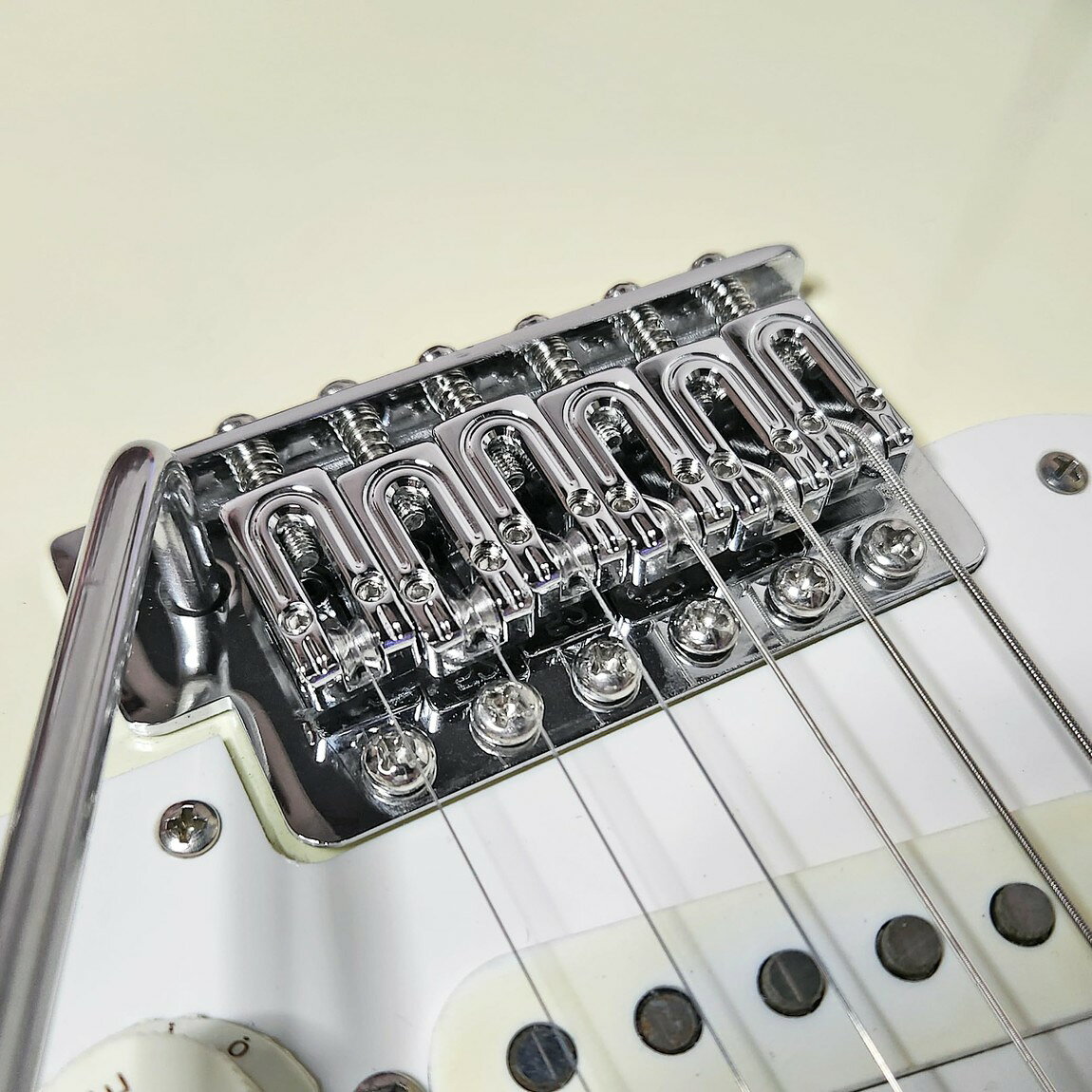 PRODUCT DETAILS AxLabs String Surfer ギター用 ブリッジサドル ローラータイプ ストラトキャスター ワイド 2 7/32インチ クローム【商品仕様】・ ブランド：AxLabs Guitar Hardware・ 型番：String Surfer・ 品目：ブリッジサドル（6個セット）・ 素材：ソリッドブラス（真鍮）削り出し・ 形状：ローラータイプ・ 弦間ピッチ：Wide (Vintage) 2 7/32" (約56.4mm)・ 対応モデル：ストラトタイプ・ブリッジ等・ カラー：クローム・ 付属品：サドル本体(6個)、オクターブ調整ネジ(6本)、オクターブ調整スプリング(6本)【特徴】・ 精密に削り出されたソリッドブラスを採用しており、標準的なプレススチールや亜鉛ダイキャスト製サドルに比べ高い密度を誇ります。・ ローラー機構が弦の摩擦と引っ掛かりを最小限に抑え、サドル上でのスムーズな弦の動きを実現します。・ ベンディング後の正確なチューニング復元をサポートし、トレモロユニット搭載楽器での弦切れのリスクを軽減します。【ご注意】・ 取り付けには加工・配線作業が必要な場合があります。お手持ちの楽器との適合（弦数・サイズ・取付穴位置）をご確認のうえご注文ください。・ アクティブタイプのピックアップは9V電池が必要です（電池は付属しない場合があります）。 ■ 商品について 海外輸入品（説明書は英語表記の場合あり） ■ ご注意 ・掲載画像は実物に近い色味になるよう調整しておりますが、ご利用の環境により差異が生じる場合があります。・複数店舗で在庫を共有しているため、ご注文後に在庫切れとなる場合がございます。 ■ 納期について お届けの目安を必ずご確認ください。 海外正規ルート仕入れ品 海外ブランド ▼ 海外正規ブランド店 正規代理店 ▼ 当 店 ※本商品は並行輸入品です 製造元は正規品と同一のブランド・メーカーです。当店では海外正規ルートより仕入れた商品を取り扱っております。流通ルートが異なるのみで、商品自体に違いはございません。 ── 当店の商品について ── 正規品のみ取り扱い 海外正規店・正規代理店から商品を直接仕入れ、国内に輸入して販売しております。 日本未入荷・海外限定モデルも多数 日本未入荷・海外限定モデルも多数取り扱っております。サイズ・カラー違いや海外限定で販売された製品など、日本では手に入りにくいアイテムをお届けいたします。 お求めやすい価格の理由 海外市場での価格差や流通ルートの違いにより、国内販売価格よりお求めやすくなっております。品質はそのままに、よりお手頃な価格でお届けいたします。 安心保証 ご使用前に万が一、製品に不具合がございました場合は、交換または商品代金のご返金にて対応させていただきます。商品到着後5日以内にご連絡ください。 ご注意 海外からの輸入品となります。海外輸送のため、外箱に軽微なスレ等がある場合がございますが、商品本体には影響ございません。 ※在庫状況は仕入先の在庫情報をもとに出来る限り正確に表示しておりますが、取寄せ商品のため、タイミングによりご注文後に欠品・キャンセルとなる場合がございます。 お探しの商品がございましたら、お気軽にご相談ください。