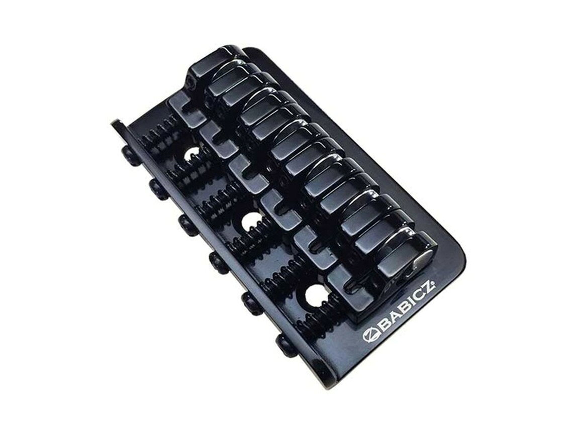 PRODUCT DETAILS Babicz FCHZ3HTBK ギター用 ブリッジ ハードテイル 3ホールマウント 裏通し 2-1/16インチ ブラック【商品仕様】・ ブランド：Babicz Full Contact Hardware・ 型番：FCHZ3HTBK・ 品目：ギター用ブリッジ・ 形状：ハードテイル・ 取付形式：3ホールマウント・ 弦間ピッチ：2 1/16インチ (約52.5mm)・ 弦の張り方：裏通し（String through the body）・ カラー：ブラック【特徴】・ 特許取得済みのeCAMサドル・テクノロジーを採用し、サドルとボディの接触面積を広げています。・ Zシリーズ独自のシングルサドルロックネジ設計により、安定したセッティングを維持します。・ 各弦ごとの独立した弦高調整が可能です。・ Babiczロゴが刻印されたスチール製プレートが付属しています。【ご注意】・ 取り付けには加工・配線作業が必要な場合があります。お手持ちの楽器との適合（弦数・サイズ・取付穴位置）をご確認のうえご注文ください。・ アクティブタイプのピックアップは9V電池が必要です（電池は付属しない場合があります）。 ■ 商品について 海外輸入品（説明書は英語表記の場合あり） ■ ご注意 ・掲載画像は実物に近い色味になるよう調整しておりますが、ご利用の環境により差異が生じる場合があります。・複数店舗で在庫を共有しているため、ご注文後に在庫切れとなる場合がございます。 ■ 納期について お届けの目安を必ずご確認ください。 海外正規ルート仕入れ品 海外ブランド ▼ 海外正規ブランド店 正規代理店 ▼ 当 店 ※本商品は並行輸入品です 製造元は正規品と同一のブランド・メーカーです。当店では海外正規ルートより仕入れた商品を取り扱っております。流通ルートが異なるのみで、商品自体に違いはございません。 ── 当店の商品について ── 正規品のみ取り扱い 海外正規店・正規代理店から商品を直接仕入れ、国内に輸入して販売しております。 日本未入荷・海外限定モデルも多数 日本未入荷・海外限定モデルも多数取り扱っております。サイズ・カラー違いや海外限定で販売された製品など、日本では手に入りにくいアイテムをお届けいたします。 お求めやすい価格の理由 海外市場での価格差や流通ルートの違いにより、国内販売価格よりお求めやすくなっております。品質はそのままに、よりお手頃な価格でお届けいたします。 安心保証 ご使用前に万が一、製品に不具合がございました場合は、交換または商品代金のご返金にて対応させていただきます。商品到着後5日以内にご連絡ください。 ご注意 海外からの輸入品となります。海外輸送のため、外箱に軽微なスレ等がある場合がございますが、商品本体には影響ございません。 ※在庫状況は仕入先の在庫情報をもとに出来る限り正確に表示しておりますが、取寄せ商品のため、タイミングによりご注文後に欠品・キャンセルとなる場合がございます。 お探しの商品がございましたら、お気軽にご相談ください。