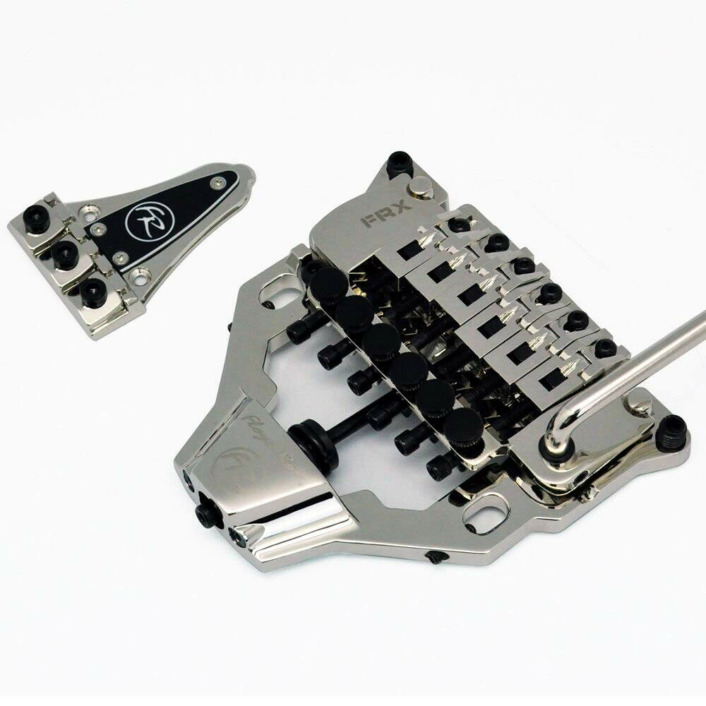PRODUCT DETAILS Floyd Rose FRX ギター用 トレモロシステム サーフェスマウント レスポール SG フライングV【商品仕様】・ ブランド：Floyd Rose・ 型番：FRX・ 品目：トレモロシステム・ 取付形式：サーフェスマウント・ 対応ブリッジ：Tune-O-Matic / ストップバー搭載モデル・ 対応モデル：レスポール、SG、フライングV等・ ナット形式：ロッキングナット（トラスロッドカバー位置への取付）【特徴】・ 既存のスタッド穴を利用して取り付けるため、ボディへの大規模なザグリ加工を必要とせず交換が可能です。・ ロッキングナットは既存のナットの後方、トラスロッドカバーのネジ穴を利用して固定します。・ Tune-O-Maticおよびストップバータイプのブリッジシステムからのダイレクトな交換に対応しています。【ご注意】・ 取り付けには加工・配線作業が必要な場合があります。お手持ちの楽器との適合（弦数・サイズ・取付穴位置）をご確認のうえご注文ください。・ アクティブタイプのピックアップは9V電池が必要です（電池は付属しない場合があります）。 ■ 商品について 海外輸入品（説明書は英語表記の場合あり） ■ ご注意 ・掲載画像は実物に近い色味になるよう調整しておりますが、ご利用の環境により差異が生じる場合があります。・複数店舗で在庫を共有しているため、ご注文後に在庫切れとなる場合がございます。 ■ 納期について お届けの目安を必ずご確認ください。 海外正規ルート仕入れ品 海外ブランド ▼ 海外正規ブランド店 正規代理店 ▼ 当 店 ※本商品は並行輸入品です 製造元は正規品と同一のブランド・メーカーです。当店では海外正規ルートより仕入れた商品を取り扱っております。流通ルートが異なるのみで、商品自体に違いはございません。 ── 当店の商品について ── 正規品のみ取り扱い 海外正規店・正規代理店から商品を直接仕入れ、国内に輸入して販売しております。 日本未入荷・海外限定モデルも多数 日本未入荷・海外限定モデルも多数取り扱っております。サイズ・カラー違いや海外限定で販売された製品など、日本では手に入りにくいアイテムをお届けいたします。 お求めやすい価格の理由 海外市場での価格差や流通ルートの違いにより、国内販売価格よりお求めやすくなっております。品質はそのままに、よりお手頃な価格でお届けいたします。 安心保証 ご使用前に万が一、製品に不具合がございました場合は、交換または商品代金のご返金にて対応させていただきます。商品到着後5日以内にご連絡ください。 ご注意 海外からの輸入品となります。海外輸送のため、外箱に軽微なスレ等がある場合がございますが、商品本体には影響ございません。 ※在庫状況は仕入先の在庫情報をもとに出来る限り正確に表示しておりますが、取寄せ商品のため、タイミングによりご注文後に欠品・キャンセルとなる場合がございます。 お探しの商品がございましたら、お気軽にご相談ください。