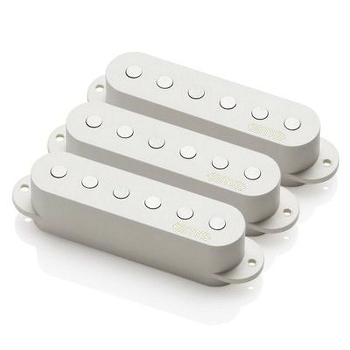 PRODUCT DETAILS EMG SAV Set ギター用 ピックアップ セット シングルコイル ストラトキャスター対応 アクティブ ホワイト【商品仕様】・ ブランド：EMG・ 型番：SAV Set・ 品目：ギター用ピックアップ・ 形状：シングルコイル・ マグネット：アルニコV（フラット・ポールピース）・ アクティブ/パッシブ：アクティブ・ 対応モデル：ストラトキャスター等・ カラー：ホワイト【特徴】・ ヴィンテージ・ストラトキャスターのトーンをベースに、フラットなアルニコVポールピースを採用したモデルです。・ フラットなポールピース配置により、現代の弦や平らな指板ラジアスのネックにおいて、より均一でバランスの取れたレスポンスを実現しています。・ 新設計のプリアンプを搭載しており、クリーンでもオーバードライブでもスムーズなトーン特性と高い出力を提供します。【ご注意】・ 取り付けには加工・配線作業が必要な場合があります。お手持ちの楽器との適合（弦数・サイズ・取付穴位置）をご確認のうえご注文ください。・ アクティブタイプのピックアップは9V電池が必要です（電池は付属しない場合があります）。 ■ 商品について 海外輸入品（説明書は英語表記の場合あり） ■ ご注意 ・掲載画像は実物に近い色味になるよう調整しておりますが、ご利用の環境により差異が生じる場合があります。・複数店舗で在庫を共有しているため、ご注文後に在庫切れとなる場合がございます。 ■ 納期について お届けの目安を必ずご確認ください。 海外正規ルート仕入れ品 海外ブランド ▼ 海外正規ブランド店 正規代理店 ▼ 当 店 ※本商品は並行輸入品です 製造元は正規品と同一のブランド・メーカーです。当店では海外正規ルートより仕入れた商品を取り扱っております。流通ルートが異なるのみで、商品自体に違いはございません。 ── 当店の商品について ── 正規品のみ取り扱い 海外正規店・正規代理店から商品を直接仕入れ、国内に輸入して販売しております。 日本未入荷・海外限定モデルも多数 日本未入荷・海外限定モデルも多数取り扱っております。サイズ・カラー違いや海外限定で販売された製品など、日本では手に入りにくいアイテムをお届けいたします。 お求めやすい価格の理由 海外市場での価格差や流通ルートの違いにより、国内販売価格よりお求めやすくなっております。品質はそのままに、よりお手頃な価格でお届けいたします。 安心保証 ご使用前に万が一、製品に不具合がございました場合は、交換または商品代金のご返金にて対応させていただきます。商品到着後5日以内にご連絡ください。 ご注意 海外からの輸入品となります。海外輸送のため、外箱に軽微なスレ等がある場合がございますが、商品本体には影響ございません。 ※在庫状況は仕入先の在庫情報をもとに出来る限り正確に表示しておりますが、取寄せ商品のため、タイミングによりご注文後に欠品・キャンセルとなる場合がございます。 お探しの商品がございましたら、お気軽にご相談ください。