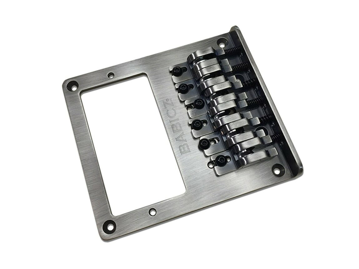 PRODUCT DETAILS Babicz Full Contact Hardware FCHBFGTELEAS ギター用 ブリッジ テレキャスター用 ハムバッカー搭載モデル シルバー【商品仕様】・ ブランド：Babicz Full Contact Hardware・ 型番：FCHBFGTELEAS・ 品目：エレキギター用ブリッジ・ シリーズ：Original Series・ 対応モデル：テレキャスター（ハムバッカーピックアップ搭載モデル）・ 形状：ダブルロッキングデザイン・ 弦通し方式：トップロード（ブリッジ後方）またはボディ裏通しの両対応・ カラー：シルバー・ 付属品：マウントスクリュー、1.5mm調整用レンチ、説明書【特徴】・ 特許取得済みのeCAMサドルテクノロジーを採用したテレキャスタースタイルのブリッジです。・ 各弦のサドル高を個別に調整可能な構造になっています。・ ブリッジ後方からのトップロードと、ボディ裏通しの両方の弦張りに対応した設計です。【ご注意】・ 取り付けには加工・配線作業が必要な場合があります。お手持ちの楽器との適合（弦数・サイズ・取付穴位置）をご確認のうえご注文ください。・ アクティブタイプのピックアップは9V電池が必要です（電池は付属しない場合があります）。 ■ 商品について 海外輸入品（説明書は英語表記の場合あり） ■ ご注意 ・掲載画像は実物に近い色味になるよう調整しておりますが、ご利用の環境により差異が生じる場合があります。・複数店舗で在庫を共有しているため、ご注文後に在庫切れとなる場合がございます。 ■ 納期について お届けの目安を必ずご確認ください。 海外正規ルート仕入れ品 海外ブランド ▼ 海外正規ブランド店 正規代理店 ▼ 当 店 ※本商品は並行輸入品です 製造元は正規品と同一のブランド・メーカーです。当店では海外正規ルートより仕入れた商品を取り扱っております。流通ルートが異なるのみで、商品自体に違いはございません。 ── 当店の商品について ── 正規品のみ取り扱い 海外正規店・正規代理店から商品を直接仕入れ、国内に輸入して販売しております。 日本未入荷・海外限定モデルも多数 日本未入荷・海外限定モデルも多数取り扱っております。サイズ・カラー違いや海外限定で販売された製品など、日本では手に入りにくいアイテムをお届けいたします。 お求めやすい価格の理由 海外市場での価格差や流通ルートの違いにより、国内販売価格よりお求めやすくなっております。品質はそのままに、よりお手頃な価格でお届けいたします。 安心保証 ご使用前に万が一、製品に不具合がございました場合は、交換または商品代金のご返金にて対応させていただきます。商品到着後5日以内にご連絡ください。 ご注意 海外からの輸入品となります。海外輸送のため、外箱に軽微なスレ等がある場合がございますが、商品本体には影響ございません。 ※在庫状況は仕入先の在庫情報をもとに出来る限り正確に表示しておりますが、取寄せ商品のため、タイミングによりご注文後に欠品・キャンセルとなる場合がございます。 お探しの商品がございましたら、お気軽にご相談ください。