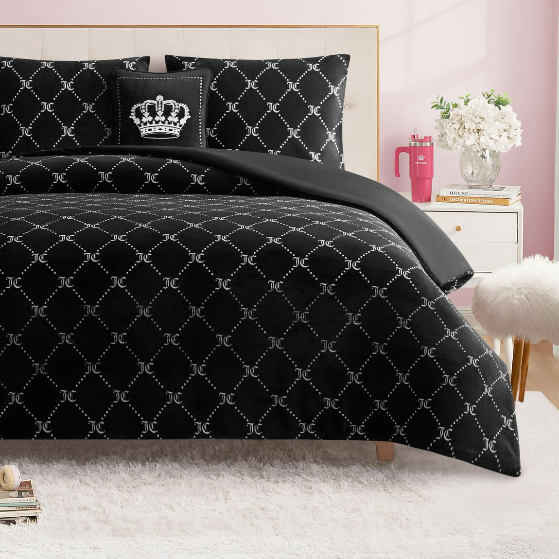 PRODUCT DETAILS ジューシークチュール トレリス リンク 4点セット ブラック 寝具 掛け布団セット 布団カバー 毛布 ブランケット 洗える リバーシブル クッション付き【商品仕様】・ブランド：Juicy Couture・素材：ポリエステル（プラッシュ生地、マイクロファイバー生地）【サイズ別寸法】※アメリカサイズを日本サイズ表記に変換しています。サイズにより寸法が異なりますので、各サイズの実寸をご確認ください。■キングサイズ・サイズ（掛け布団）：約274cm × 228cm・サイズ（枕カバー）：約51cm × 91cm・サイズ（クッション）：約41cm × 41cm【特徴】・ 表地に柔らかなプラッシュ素材、裏地にマイクロファイバーを採用したリバーシブル仕様です・ トレリスパターンのデザインとブランドロゴをあしらった装飾用クッションがセットになっています・ 軽量でありながら保温性を備えており、年間を通して使用が可能です・ 自宅の洗濯機で洗えるため、日常的なお手入れが容易に行えます・ ブラックを基調としたモダンなデザインが寝室のインテリアにアクセントを加えます ■ 商品について 海外輸入品（説明書は英語表記の場合あり） ■ ご注意 ・掲載画像は実物に近い色味になるよう調整しておりますが、ご利用の環境により差異が生じる場合があります。・複数店舗で在庫を共有しているため、ご注文後に在庫切れとなる場合がございます。 ■ 納期について お届けの目安を必ずご確認ください。 海外正規ルート仕入れ品 海外ブランド ▼ 海外正規ブランド店 正規代理店 ▼ 当 店 ※本商品は並行輸入品です 製造元は正規品と同一のブランド・メーカーです。当店では海外正規ルートより仕入れた商品を取り扱っております。流通ルートが異なるのみで、商品自体に違いはございません。 ── 当店の商品について ── 正規品のみ取り扱い 海外正規店・正規代理店から商品を直接仕入れ、国内に輸入して販売しております。 日本未入荷・海外限定モデルも多数 日本未入荷・海外限定モデルも多数取り扱っております。サイズ・カラー違いや海外限定で販売された製品など、日本では手に入りにくいアイテムをお届けいたします。 お求めやすい価格の理由 海外市場での価格差や流通ルートの違いにより、国内販売価格よりお求めやすくなっております。品質はそのままに、よりお手頃な価格でお届けいたします。 安心保証 ご使用前に万が一、製品に不具合がございました場合は、交換または商品代金のご返金にて対応させていただきます。商品到着後5日以内にご連絡ください。 ご注意 海外からの輸入品となります。海外輸送のため、外箱に軽微なスレ等がある場合がございますが、商品本体には影響ございません。 ※在庫状況は仕入先の在庫情報をもとに出来る限り正確に表示しておりますが、取寄せ商品のため、タイミングによりご注文後に欠品・キャンセルとなる場合がございます。 お探しの商品がございましたら、お気軽にご相談ください。