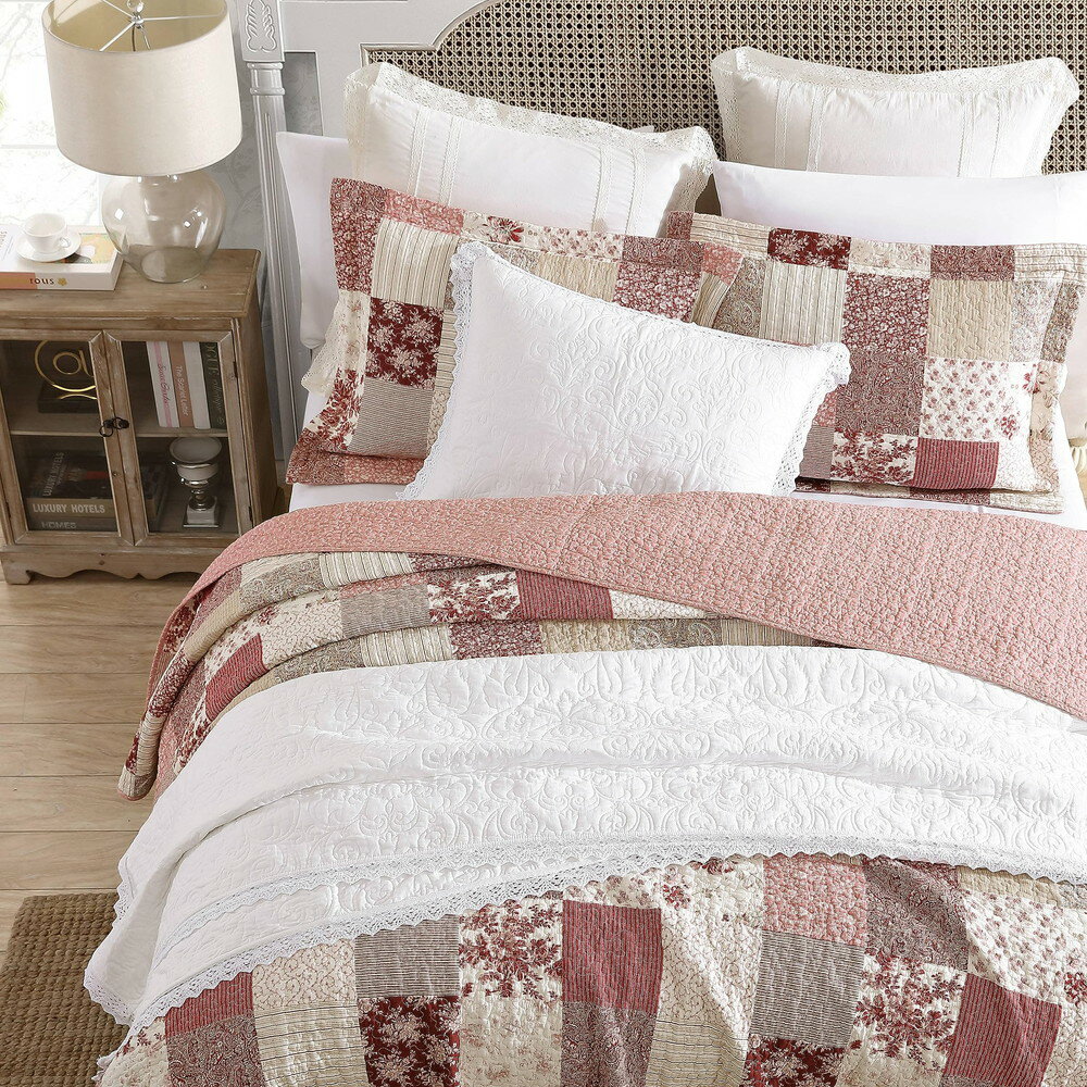 Laura Ashleyローラアシュレイ フル/クイーン キルトセット リバーシブルコットン寝具 シャム付き パッチワークインスパイアードホームデコ (セリーナ パッチワーク レッド, フル/クイーン)