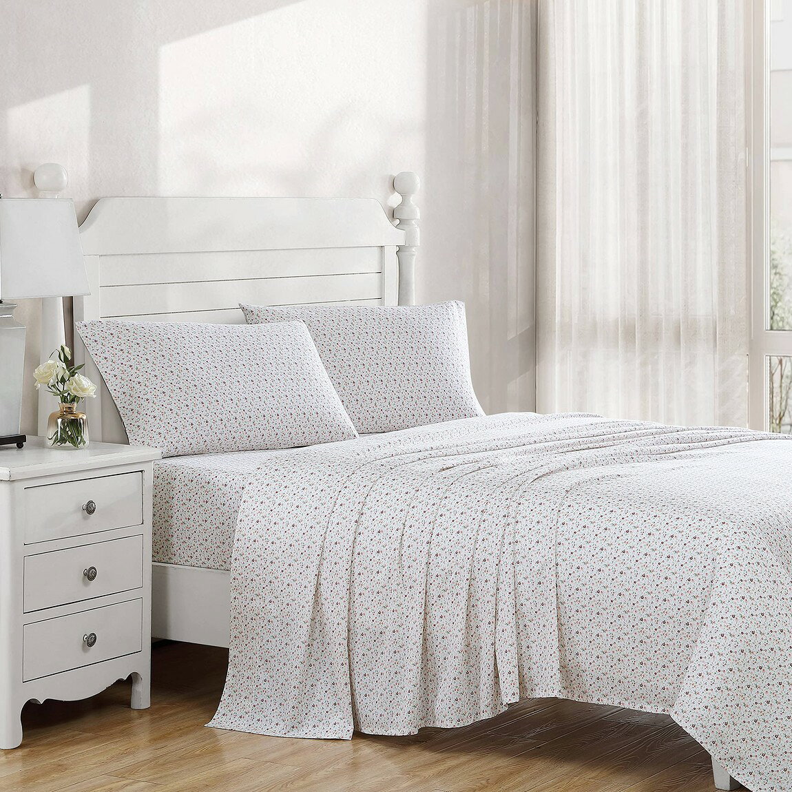 PRODUCT DETAILS Laura Ashley ベッドシーツセット コットンサテン 花柄 Evie Pink【商品仕様】・ブランド：Laura Ashley・素材：綿100%（サテン織り）【サイズ別セット内容】※アメリカサイズを日本サイズ表記に変換しています。サイズにより付属内容・寸法が異なりますので、ご購入前に必ずご確認ください。■クイーンサイズ（合計4点）・ボックスシーツ　1枚・フラットシーツ　1枚・枕カバー　2枚■キングサイズ（合計3点）・フラットシーツ　1枚・枕カバー　2枚【ご購入前に必ずお読みください】・掲載画像はメーカー提供のイメージ画像で、サイズによって付属点数が異なります。画像に写っている枚数と実際の付属数が異なる場合がありますので、上記の「サイズ別セット内容」を必ずご確認ください。・海外製品のため圧縮して梱包されており、開封時に折りジワがあります。・掲載画像はメーカー撮影のもので、実物はやや濃いめの色味に見える場合があります。ご利用のモニター環境によっても差異が生じます。【特徴】・英国の伝統的なスタイルをベースにした、上品で繊細な小花柄デザインです。・長繊維コットンをサテン織りに仕上げており、シルクのような滑らかな肌触りと微かな光沢感が特徴です。・OEKO-TEX認証を受けたコットン素材を使用しており、通気性が良く一年中快適に使用できます。・ボックスシーツは深めのマチを備えており、厚みのあるマットレスにもしっかりとフィットします。・洗濯機での丸洗いが可能で、お手入れがしやすく清潔に保てます。 ■ 商品について 海外輸入品（説明書は英語表記の場合あり） ■ ご注意 ・掲載画像は実物に近い色味になるよう調整しておりますが、ご利用の環境により差異が生じる場合があります。・複数店舗で在庫を共有しているため、ご注文後に在庫切れとなる場合がございます。 ■ 納期について お届けの目安を必ずご確認ください。 海外正規ルート仕入れ品 海外ブランド ▼ 海外正規ブランド店 正規代理店 ▼ 当 店 ※本商品は並行輸入品です 製造元は正規品と同一のブランド・メーカーです。当店では海外正規ルートより仕入れた商品を取り扱っております。流通ルートが異なるのみで、商品自体に違いはございません。 ── 当店の商品について ── 正規品のみ取り扱い 海外正規店・正規代理店から商品を直接仕入れ、国内に輸入して販売しております。 日本未入荷・海外限定モデルも多数 日本未入荷・海外限定モデルも多数取り扱っております。サイズ・カラー違いや海外限定で販売された製品など、日本では手に入りにくいアイテムをお届けいたします。 お求めやすい価格の理由 海外市場での価格差や流通ルートの違いにより、国内販売価格よりお求めやすくなっております。品質はそのままに、よりお手頃な価格でお届けいたします。 安心保証 ご使用前に万が一、製品に不具合がございました場合は、交換または商品代金のご返金にて対応させていただきます。商品到着後5日以内にご連絡ください。 ご注意 海外からの輸入品となります。海外輸送のため、外箱に軽微なスレ等がある場合がございますが、商品本体には影響ございません。 ※在庫状況は仕入先の在庫情報をもとに出来る限り正確に表示しておりますが、取寄せ商品のため、タイミングによりご注文後に欠品・キャンセルとなる場合がございます。 お探しの商品がございましたら、お気軽にご相談ください。