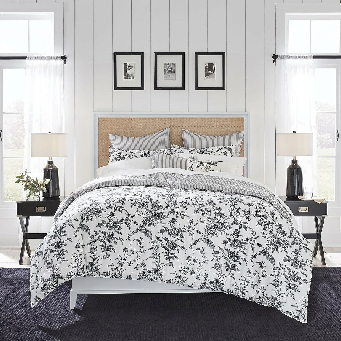 PRODUCT DETAILS Laura Ashley コンフォーターセット 花柄 リバーシブル 綿100% ブラック/ホワイト 寝具カバー 枕カバー付き【商品仕様】・ブランド：Laura Ashley・素材：綿100%（側生地）、ポリエステル（中材）・色：ブラック/ホワイト【サイズ別セット内容】※アメリカサイズを日本サイズ表記に変換しています。サイズにより付属内容・寸法が異なりますので、ご購入前に必ずご確認ください。■キングサイズ・トータルコーディネートが叶う、装飾枕やユーロ枕カバーが付属した充実のセット内容です。・付属品：コンフォーター1枚、枕カバー2枚、ユーロ枕カバー2枚、装飾枕2個・サイズ：コンフォーター 約234cm×269cm、キング枕カバー 約53cm×94cm、ユーロ枕カバー 約66cm×66cm・枕（中材入り）：約41cm×41cm、約36cm×51cm【ご購入前に必ずお読みください】・コンフォーター（掛け布団）は中綿入りの一体型です。ファスナーは付いておらず、日本の掛け布団カバーのように中身を出し入れすることはできません。洗濯は本体ごとの丸洗いとなります。・シャム・ユーロシャム・装飾クッションカバーはカバーのみです。中材（枕本体・ヌードクッション）は付属しませんので、記載サイズのものを別途ご用意ください。・海外製品のため圧縮して梱包されており、開封時に折りジワがあります。・掲載画像はメーカー撮影のもので、実物はやや濃いめの色味に見える場合があります。ご利用のモニター環境によっても差異が生じます。【特徴】・表面はクラシックなボタニカル花柄、裏面はスタイリッシュなピンストライプ柄のリバーシブル仕様です。・肌触りが良く通気性に優れた綿100%素材を使用しており、快適な睡眠環境をサポートします。・トータルコーディネートが叶う、装飾枕やユーロ枕カバーが付属した充実のセット内容です。・ご家庭の洗濯機で洗えるため、清潔さを保ちやすくお手入れが簡単です。 ■ 商品について 海外輸入品（説明書は英語表記の場合あり） ■ ご注意 ・掲載画像は実物に近い色味になるよう調整しておりますが、ご利用の環境により差異が生じる場合があります。・複数店舗で在庫を共有しているため、ご注文後に在庫切れとなる場合がございます。 ■ 納期について お届けの目安を必ずご確認ください。 海外正規ルート仕入れ品 海外ブランド ▼ 海外正規ブランド店 正規代理店 ▼ 当 店 ※本商品は並行輸入品です 製造元は正規品と同一のブランド・メーカーです。当店では海外正規ルートより仕入れた商品を取り扱っております。流通ルートが異なるのみで、商品自体に違いはございません。 ── 当店の商品について ── 正規品のみ取り扱い 海外正規店・正規代理店から商品を直接仕入れ、国内に輸入して販売しております。 日本未入荷・海外限定モデルも多数 日本未入荷・海外限定モデルも多数取り扱っております。サイズ・カラー違いや海外限定で販売された製品など、日本では手に入りにくいアイテムをお届けいたします。 お求めやすい価格の理由 海外市場での価格差や流通ルートの違いにより、国内販売価格よりお求めやすくなっております。品質はそのままに、よりお手頃な価格でお届けいたします。 安心保証 ご使用前に万が一、製品に不具合がございました場合は、交換または商品代金のご返金にて対応させていただきます。商品到着後5日以内にご連絡ください。 ご注意 海外からの輸入品となります。海外輸送のため、外箱に軽微なスレ等がある場合がございますが、商品本体には影響ございません。 ※在庫状況は仕入先の在庫情報をもとに出来る限り正確に表示しておりますが、取寄せ商品のため、タイミングによりご注文後に欠品・キャンセルとなる場合がございます。 お探しの商品がございましたら、お気軽にご相談ください。