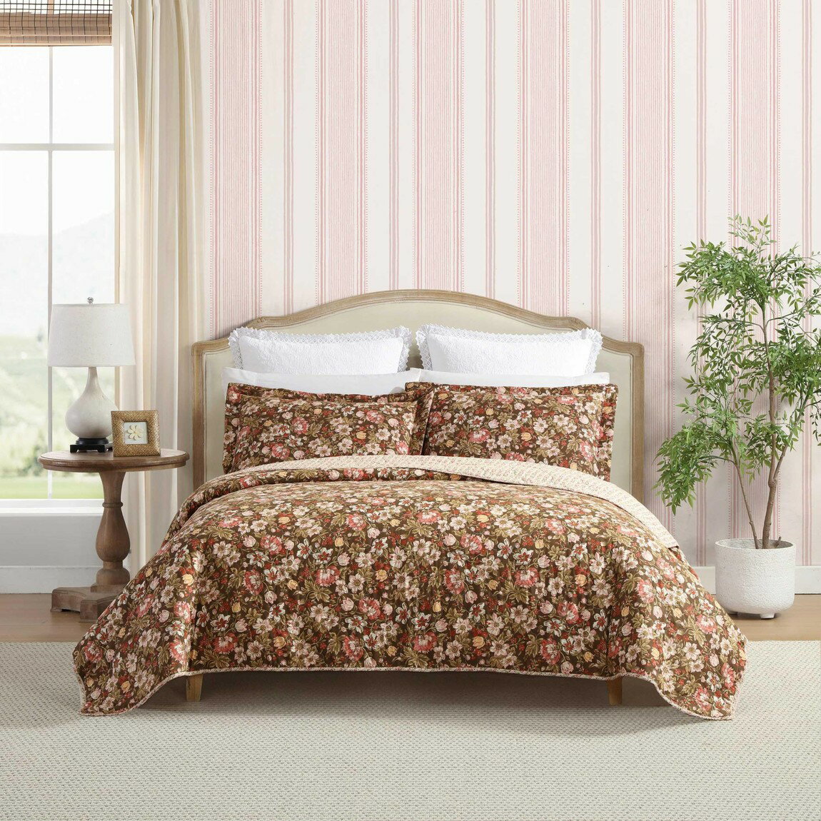 PRODUCT DETAILS Laura Ashley キルトセット Marta Brown 花柄 コットン リバーシブル ベッドカバー 枕カバー付き【商品仕様】・ブランド：Laura Ashley・素材：綿100％・カラー：ブラウン系（花柄）【サイズ別寸法】※アメリカサイズを日本サイズ表記に変換しています。サイズにより寸法が異なりますので、各サイズの実寸をご確認ください。■シングルサイズ・サイズ：キルト約223.5cm x 172.7cm、枕カバー約53.3cm x 68.6cm■セミダブル/クイーン兼用・サイズ（キルト）：約228cm × 228cm・サイズ（枕カバー）：約53cm × 69cm■キングサイズ・キルトサイズ：約244cm × 264cm・枕カバーサイズ：約53cm × 94cm【特徴】・英国の伝統を感じさせる上品な花柄デザインが寝室に彩りを添えます。・吸湿性と通気性に優れたコットン素材を使用し、一年中快適な寝心地を提供します。・あらかじめウォッシュ加工が施されており、使い始めから柔らかな肌触りを楽しめます。・両面使用可能なリバーシブルタイプのため、気分に合わせて手軽に模様替えが可能です。・軽量で扱いやすく、ご家庭の洗濯機で洗えるため清潔に保てます。 ■ 商品について 海外輸入品（説明書は英語表記の場合あり） ■ ご注意 ・掲載画像は実物に近い色味になるよう調整しておりますが、ご利用の環境により差異が生じる場合があります。・複数店舗で在庫を共有しているため、ご注文後に在庫切れとなる場合がございます。 ■ 納期について お届けの目安を必ずご確認ください。 海外正規ルート仕入れ品 海外ブランド ▼ 海外正規ブランド店 正規代理店 ▼ 当 店 ※本商品は並行輸入品です 製造元は正規品と同一のブランド・メーカーです。当店では海外正規ルートより仕入れた商品を取り扱っております。流通ルートが異なるのみで、商品自体に違いはございません。 ── 当店の商品について ── 正規品のみ取り扱い 海外正規店・正規代理店から商品を直接仕入れ、国内に輸入して販売しております。 日本未入荷・海外限定モデルも多数 日本未入荷・海外限定モデルも多数取り扱っております。サイズ・カラー違いや海外限定で販売された製品など、日本では手に入りにくいアイテムをお届けいたします。 お求めやすい価格の理由 海外市場での価格差や流通ルートの違いにより、国内販売価格よりお求めやすくなっております。品質はそのままに、よりお手頃な価格でお届けいたします。 安心保証 ご使用前に万が一、製品に不具合がございました場合は、交換または商品代金のご返金にて対応させていただきます。商品到着後5日以内にご連絡ください。 ご注意 海外からの輸入品となります。海外輸送のため、外箱に軽微なスレ等がある場合がございますが、商品本体には影響ございません。 ※在庫状況は仕入先の在庫情報をもとに出来る限り正確に表示しておりますが、取寄せ商品のため、タイミングによりご注文後に欠品・キャンセルとなる場合がございます。 お探しの商品がございましたら、お気軽にご相談ください。