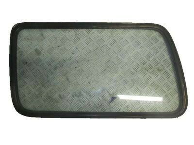 PRODUCT DETAILS レクサス純正 クォーターガラス (Glass, Quarter Window) OEM パーツ【商品情報】・ メーカー：レクサス純正（Genuine Lexus / OEM）・ 部品名：クォーターガラス（Glass, Quarter Window）・ 品番：62712-60020・ 適合位置：リアサイド（クォーターウィンドウ）【ご注意】・ 米国からの取り寄せ商品です。お届けまで2〜3週間ほどお時間をいただきます。・ 適合は必ずお車の車台番号・品番でご確認ください。 ■ 商品について 海外輸入品（説明書は英語表記の場合あり） ■ ご注意 ・掲載画像は実物に近い色味になるよう調整しておりますが、ご利用の環境により差異が生じる場合があります。・複数店舗で在庫を共有しているため、ご注文後に在庫切れとなる場合がございます。 ■ 納期について お届けの目安を必ずご確認ください。 海外正規ルート仕入れ品 海外ブランド ▼ 海外正規ブランド店 正規代理店 ▼ 当 店 ※本商品は並行輸入品です 製造元は正規品と同一のブランド・メーカーです。当店では海外正規ルートより仕入れた商品を取り扱っております。流通ルートが異なるのみで、商品自体に違いはございません。 ── 当店の商品について ── 正規品のみ取り扱い 海外正規店・正規代理店から商品を直接仕入れ、国内に輸入して販売しております。 日本未入荷・海外限定モデルも多数 日本未入荷・海外限定モデルも多数取り扱っております。サイズ・カラー違いや海外限定で販売された製品など、日本では手に入りにくいアイテムをお届けいたします。 お求めやすい価格の理由 海外市場での価格差や流通ルートの違いにより、国内販売価格よりお求めやすくなっております。品質はそのままに、よりお手頃な価格でお届けいたします。 安心保証 ご使用前に万が一、製品に不具合がございました場合は、交換または商品代金のご返金にて対応させていただきます。商品到着後5日以内にご連絡ください。 ご注意 海外からの輸入品となります。海外輸送のため、外箱に軽微なスレ等がある場合がございますが、商品本体には影響ございません。 ※在庫状況は仕入先の在庫情報をもとに出来る限り正確に表示しておりますが、取寄せ商品のため、タイミングによりご注文後に欠品・キャンセルとなる場合がございます。 お探しの商品がございましたら、お気軽にご相談ください。