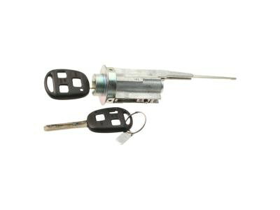 PRODUCT DETAILS レクサス純正 イグニッションスイッチ ロック シリンダー & キーセット (Cylinder & Key Set, Ignition Switch Lock) OEM パーツ【商品情報】・ メーカー：レクサス純正（Genuine Lexus / OEM）・ 部品名：イグニッションスイッチ ロック シリンダー & キーセット（Cylinder & Key Set, Ignition Switch Lock）・ 品番：69057-60470【ご注意】・ 米国からの取り寄せ商品です。お届けまで2〜3週間ほどお時間をいただきます。・ 適合は必ずお車の車台番号・品番でご確認ください。 ■ 商品について 海外輸入品（説明書は英語表記の場合あり） ■ ご注意 ・掲載画像は実物に近い色味になるよう調整しておりますが、ご利用の環境により差異が生じる場合があります。・複数店舗で在庫を共有しているため、ご注文後に在庫切れとなる場合がございます。 ■ 納期について お届けの目安を必ずご確認ください。 海外正規ルート仕入れ品 海外ブランド ▼ 海外正規ブランド店 正規代理店 ▼ 当 店 ※本商品は並行輸入品です 製造元は正規品と同一のブランド・メーカーです。当店では海外正規ルートより仕入れた商品を取り扱っております。流通ルートが異なるのみで、商品自体に違いはございません。 ── 当店の商品について ── 正規品のみ取り扱い 海外正規店・正規代理店から商品を直接仕入れ、国内に輸入して販売しております。 日本未入荷・海外限定モデルも多数 日本未入荷・海外限定モデルも多数取り扱っております。サイズ・カラー違いや海外限定で販売された製品など、日本では手に入りにくいアイテムをお届けいたします。 お求めやすい価格の理由 海外市場での価格差や流通ルートの違いにより、国内販売価格よりお求めやすくなっております。品質はそのままに、よりお手頃な価格でお届けいたします。 安心保証 ご使用前に万が一、製品に不具合がございました場合は、交換または商品代金のご返金にて対応させていただきます。商品到着後5日以内にご連絡ください。 ご注意 海外からの輸入品となります。海外輸送のため、外箱に軽微なスレ等がある場合がございますが、商品本体には影響ございません。 ※在庫状況は仕入先の在庫情報をもとに出来る限り正確に表示しておりますが、取寄せ商品のため、タイミングによりご注文後に欠品・キャンセルとなる場合がございます。 お探しの商品がございましたら、お気軽にご相談ください。