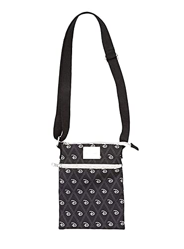 商品説明 主な機能/スペック・ディズニー「D」ロゴデザインのパスポートクロスボディバッグ・フロントジッパーポケット付き・トップジッパー開閉式・調節可能なクロスボディストラップ・日常の必需品を収納可能ご注意事項・商品の色・デザインが異なる場合があります・説明書が付属する場合は、英語表記になります付属品・パスポートクロスボディバッグ本体 商品について 本製品は海外からの輸入品です。取扱説明書が付属する場合は英語表記となり、日本語説明書は付属しておりません。 ご注意 商品イメージは極力商品本来の色が出るよう注意していますが、 ご覧になる環境（ディスプレイ機器、画面解像度） などにより、 若干の違いが出ることがあります。在庫管理に関しましては細心の注意を払っておりますが、他サイトとの併売の為、在庫切れの場合がございます。万が一売り切れの場合はメールご連絡させていただきます。 納期について お届けの目安を必ずご確認ください。