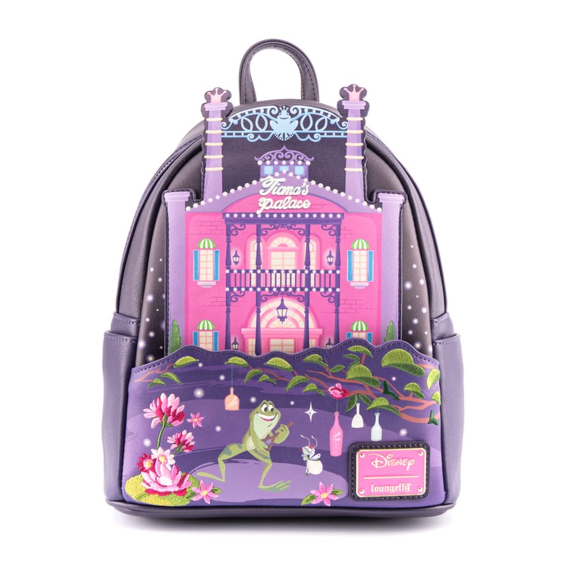 PRODUCT DETAILS ラウンジフライ ディズニー プリンセスと魔法のキス ティアナズ・プレイス ミニバックパック リュック【商品仕様】・ アイテム種別：ミニバックパック（リュック）・ 作品名：ディズニー プリンセスと魔法のキス・ 素材：合成皮革・ サイズ：幅 約23cm × 高さ 約27cm × 奥行 約11.5cm【特徴】・ 劇中に登場するレストラン「ティアナズ・プレイス」をモチーフにしたデザインです。・ アップリケ、刺繍、プリントの技法により詳細なディテールが施されています。・ 長さの調節が可能なショルダーストラップと持ち運びに便利なトップハンドルを装備しています。・ バッグ内部にはキャラクターの世界観に合わせたプリント裏地が採用されています。 ■ 商品について 海外輸入品（説明書は英語表記の場合あり） ■ ご注意 ・掲載画像は実物に近い色味になるよう調整しておりますが、ご利用の環境により差異が生じる場合があります。・複数店舗で在庫を共有しているため、ご注文後に在庫切れとなる場合がございます。 ■ 納期について お届けの目安を必ずご確認ください。 海外正規ルート仕入れ品 海外ブランド ▼ 海外正規ブランド店 正規代理店 ▼ 当 店 ※本商品は並行輸入品です 製造元は正規品と同一のブランド・メーカーです。当店では海外正規ルートより仕入れた商品を取り扱っております。流通ルートが異なるのみで、商品自体に違いはございません。 ── 当店の商品について ── 正規品のみ取り扱い 海外正規店・正規代理店から商品を直接仕入れ、国内に輸入して販売しております。 日本未入荷・海外限定モデルも多数 日本未入荷・海外限定モデルも多数取り扱っております。サイズ・カラー違いや海外限定で販売された製品など、日本では手に入りにくいアイテムをお届けいたします。 お求めやすい価格の理由 海外市場での価格差や流通ルートの違いにより、国内販売価格よりお求めやすくなっております。品質はそのままに、よりお手頃な価格でお届けいたします。 安心保証 ご使用前に万が一、製品に不具合がございました場合は、交換または商品代金のご返金にて対応させていただきます。商品到着後5日以内にご連絡ください。 ご注意 海外からの輸入品となります。海外輸送のため、外箱に軽微なスレ等がある場合がございますが、商品本体には影響ございません。 ※在庫状況は仕入先の在庫情報をもとに出来る限り正確に表示しておりますが、取寄せ商品のため、タイミングによりご注文後に欠品・キャンセルとなる場合がございます。 お探しの商品がございましたら、お気軽にご相談ください。