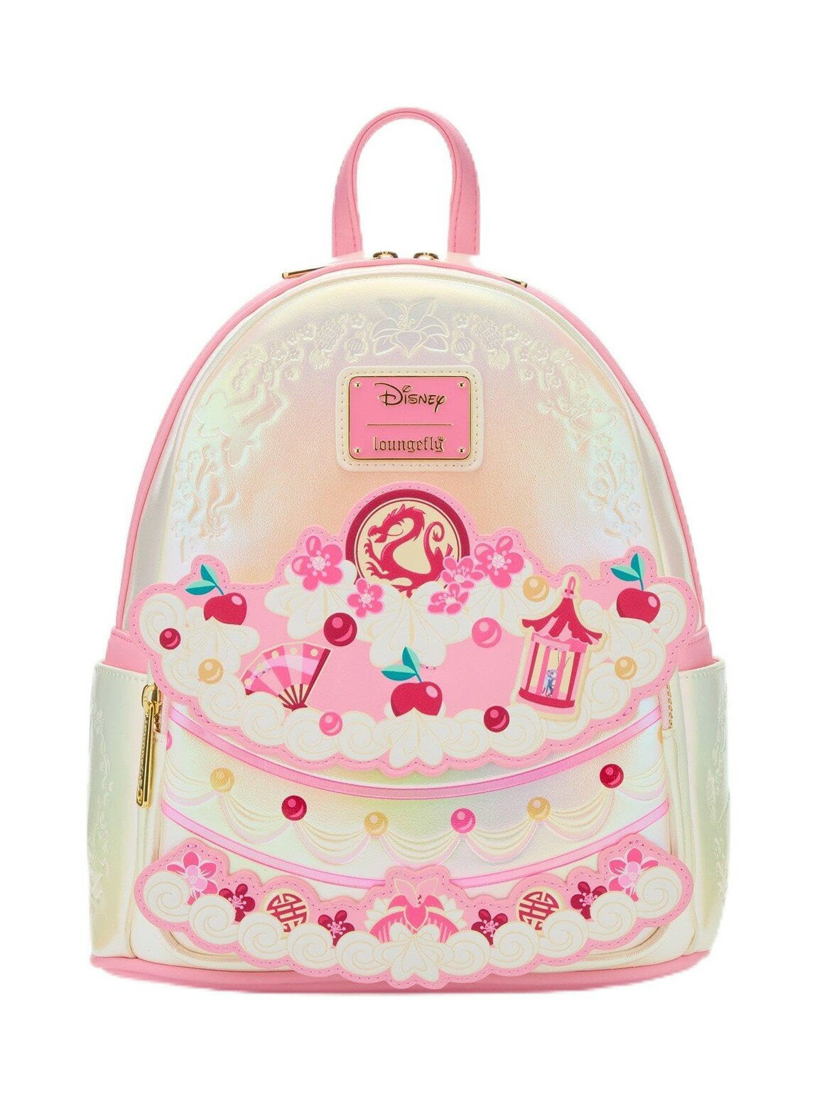 PRODUCT DETAILS Loungefly ディズニー ムーラン ケーキ イリディセント ピンク ミニバックパック ミニリュック 限定デザイン【商品仕様】・ アイテム種別：ミニバックパック / ミニリュック・ 素材：フェイクレザー（合成皮革）・ 機能：調整可能なショルダーストラップ、上部持ち手ハンドル付き・ 開閉：ジッパー式【特徴】・ ディズニー映画「ムーラン」に登場するケーキをモチーフにした限定デザインのミニリュックです。・ 光の当たり方で輝きが変わるイリディセント（玉虫色）加工のピンクカラーを採用しています。・ スマートフォンや財布、鍵、メイク道具などの日常の必需品を収納できるサイズ感です。・ 耐久性のあるフェイクレザー素材と、詳細なステッチ、丈夫なジッパーを使用しています。・ ディズニーの公式ライセンスを取得した、ファンやコレクター向けのアイテムです。 ■ 商品について 海外輸入品（説明書は英語表記の場合あり） ■ ご注意 ・掲載画像は実物に近い色味になるよう調整しておりますが、ご利用の環境により差異が生じる場合があります。・複数店舗で在庫を共有しているため、ご注文後に在庫切れとなる場合がございます。 ■ 納期について お届けの目安を必ずご確認ください。 海外正規ルート仕入れ品 海外ブランド ▼ 海外正規ブランド店 正規代理店 ▼ 当 店 ※本商品は並行輸入品です 製造元は正規品と同一のブランド・メーカーです。当店では海外正規ルートより仕入れた商品を取り扱っております。流通ルートが異なるのみで、商品自体に違いはございません。 ── 当店の商品について ── 正規品のみ取り扱い 海外正規店・正規代理店から商品を直接仕入れ、国内に輸入して販売しております。 日本未入荷・海外限定モデルも多数 日本未入荷・海外限定モデルも多数取り扱っております。サイズ・カラー違いや海外限定で販売された製品など、日本では手に入りにくいアイテムをお届けいたします。 お求めやすい価格の理由 海外市場での価格差や流通ルートの違いにより、国内販売価格よりお求めやすくなっております。品質はそのままに、よりお手頃な価格でお届けいたします。 安心保証 ご使用前に万が一、製品に不具合がございました場合は、交換または商品代金のご返金にて対応させていただきます。商品到着後5日以内にご連絡ください。 ご注意 海外からの輸入品となります。海外輸送のため、外箱に軽微なスレ等がある場合がございますが、商品本体には影響ございません。 ※在庫状況は仕入先の在庫情報をもとに出来る限り正確に表示しておりますが、取寄せ商品のため、タイミングによりご注文後に欠品・キャンセルとなる場合がございます。 お探しの商品がございましたら、お気軽にご相談ください。