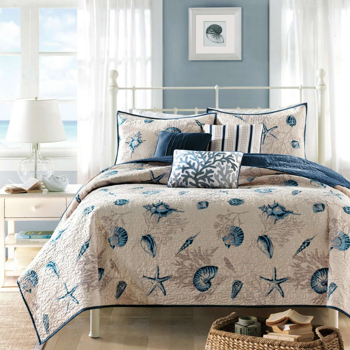 PRODUCT DETAILS Madison Park キルト ベッドカバー 6点セット ブルー アイボリー 貝殻 西海岸 海 寝具 布団カバー 掛け布団カバー 毛布【商品仕様】・ブランド：Madison Park・素材：ポリエステルマイクロファイバー100%【サイズ別寸法】※アメリカサイズを日本サイズ表記に変換しています。サイズにより寸法が異なりますので、各サイズの実寸をご確認ください。■シングル/シングルロング兼用・サイズ（カバーレット）：約172×228cm・サイズ（枕カバー）：約51×66cm・サイズ（装飾ピロー）：約45×45cm、約40×40cm、約30×45cm■セミダブル/クイーン兼用・キルトサイズ：約229cm × 229cm・枕カバーサイズ：約51cm × 66cm・クッションサイズ：約45×45cm、40×40cm、30×45cm■キングサイズ・カバレットサイズ：約264cm × 238cm・枕カバーサイズ：約50cm × 91cm・デコラティブピローサイズ：約45cm×45cm、約40cm×40cm、約30cm×45cm【特徴】・ アイボリーの背景に濃淡のあるブルーの貝殻やヒトデをあしらった、爽やかな西海岸風のデザインです。・ 背景にはサンゴのモチーフがプリントされており、柄に奥行きのある立体感を演出しています。・ 軽量で通気性の良いマイクロファイバー素材を使用しているため、夏は一枚で、冬は重ねて通年使用できます。・ プリーツ加工や刺繍が施された3種類の異なるデザインのクッションが付属し、寝室のコーディネートを完成させます。・ カバレットと枕カバーはリバーシブル仕様で、裏面には落ち着いたダークブルーの配色を採用しています。 ■ 商品について 海外輸入品（説明書は英語表記の場合あり） ■ ご注意 ・掲載画像は実物に近い色味になるよう調整しておりますが、ご利用の環境により差異が生じる場合があります。・複数店舗で在庫を共有しているため、ご注文後に在庫切れとなる場合がございます。 ■ 納期について お届けの目安を必ずご確認ください。 海外正規ルート仕入れ品 海外ブランド ▼ 海外正規ブランド店 正規代理店 ▼ 当 店 ※本商品は並行輸入品です 製造元は正規品と同一のブランド・メーカーです。当店では海外正規ルートより仕入れた商品を取り扱っております。流通ルートが異なるのみで、商品自体に違いはございません。 ── 当店の商品について ── 正規品のみ取り扱い 海外正規店・正規代理店から商品を直接仕入れ、国内に輸入して販売しております。 日本未入荷・海外限定モデルも多数 日本未入荷・海外限定モデルも多数取り扱っております。サイズ・カラー違いや海外限定で販売された製品など、日本では手に入りにくいアイテムをお届けいたします。 お求めやすい価格の理由 海外市場での価格差や流通ルートの違いにより、国内販売価格よりお求めやすくなっております。品質はそのままに、よりお手頃な価格でお届けいたします。 安心保証 ご使用前に万が一、製品に不具合がございました場合は、交換または商品代金のご返金にて対応させていただきます。商品到着後5日以内にご連絡ください。 ご注意 海外からの輸入品となります。海外輸送のため、外箱に軽微なスレ等がある場合がございますが、商品本体には影響ございません。 ※在庫状況は仕入先の在庫情報をもとに出来る限り正確に表示しておりますが、取寄せ商品のため、タイミングによりご注文後に欠品・キャンセルとなる場合がございます。 お探しの商品がございましたら、お気軽にご相談ください。