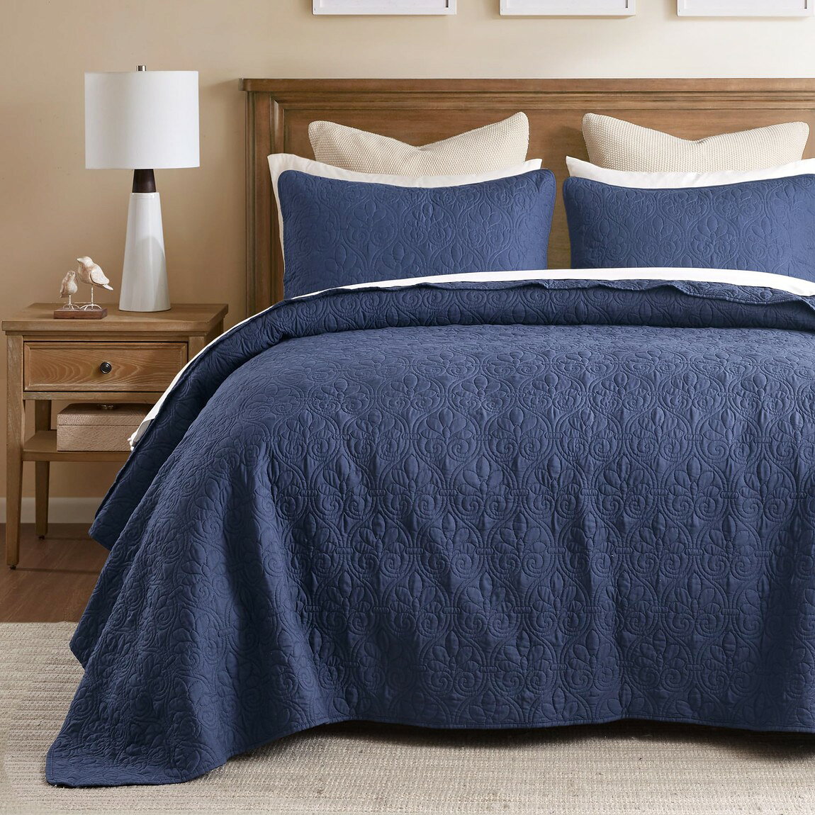 PRODUCT DETAILS Madison Park マディソンパーク クベック キルト ベッドカバー 3点セット ネイビー 寝具 ベッドスプレッド 掛け布団カバー 布団カバー シーツ【商品仕様】・ブランド：Madison Park・素材（表地）：マイクロファイバー【サイズ別寸法】※アメリカサイズを日本サイズ表記に変換しています。サイズにより寸法が異なりますので、各サイズの実寸をご確認ください。■シングルサイズ・サイズ（ベッドスプレッド）：約205cm × 279cm・サイズ（枕カバー）：約51cm × 66cm■セミダブルサイズ・サイズ（ベッドスプレッド）：約244cm × 279cm・サイズ（枕カバー）：約51cm × 66cm■クイーンサイズ・サイズ（ベッドカバー）：約259cm × 299cm・サイズ（枕カバー）：約51cm × 66cm■キングサイズ・ベッドスプレッド：約305cm × 300cm・枕カバー：約51cm × 91cm【特徴】・ クラシックなステッチパターンが施されたリバーシブルデザインのベッドカバーセットです・ 通常より大きめのオーバーサイズ設計によりマットレスを広くカバーし美しく整えます・ 中綿にはプレウォッシュ加工を施したコットンを使用し耐久性と快適さを高めています・ 軽量な生地感のため夏場は一枚で、寒い時期には重ねて使用することで通年活用できます・ シンプルなステッチデザインにより既存のインテリアとも合わせやすい仕上がりです ■ 商品について 海外輸入品（説明書は英語表記の場合あり） ■ ご注意 ・掲載画像は実物に近い色味になるよう調整しておりますが、ご利用の環境により差異が生じる場合があります。・複数店舗で在庫を共有しているため、ご注文後に在庫切れとなる場合がございます。 ■ 納期について お届けの目安を必ずご確認ください。 海外正規ルート仕入れ品 海外ブランド ▼ 海外正規ブランド店 正規代理店 ▼ 当 店 ※本商品は並行輸入品です 製造元は正規品と同一のブランド・メーカーです。当店では海外正規ルートより仕入れた商品を取り扱っております。流通ルートが異なるのみで、商品自体に違いはございません。 ── 当店の商品について ── 正規品のみ取り扱い 海外正規店・正規代理店から商品を直接仕入れ、国内に輸入して販売しております。 日本未入荷・海外限定モデルも多数 日本未入荷・海外限定モデルも多数取り扱っております。サイズ・カラー違いや海外限定で販売された製品など、日本では手に入りにくいアイテムをお届けいたします。 お求めやすい価格の理由 海外市場での価格差や流通ルートの違いにより、国内販売価格よりお求めやすくなっております。品質はそのままに、よりお手頃な価格でお届けいたします。 安心保証 ご使用前に万が一、製品に不具合がございました場合は、交換または商品代金のご返金にて対応させていただきます。商品到着後5日以内にご連絡ください。 ご注意 海外からの輸入品となります。海外輸送のため、外箱に軽微なスレ等がある場合がございますが、商品本体には影響ございません。 ※在庫状況は仕入先の在庫情報をもとに出来る限り正確に表示しておりますが、取寄せ商品のため、タイミングによりご注文後に欠品・キャンセルとなる場合がございます。 お探しの商品がございましたら、お気軽にご相談ください。