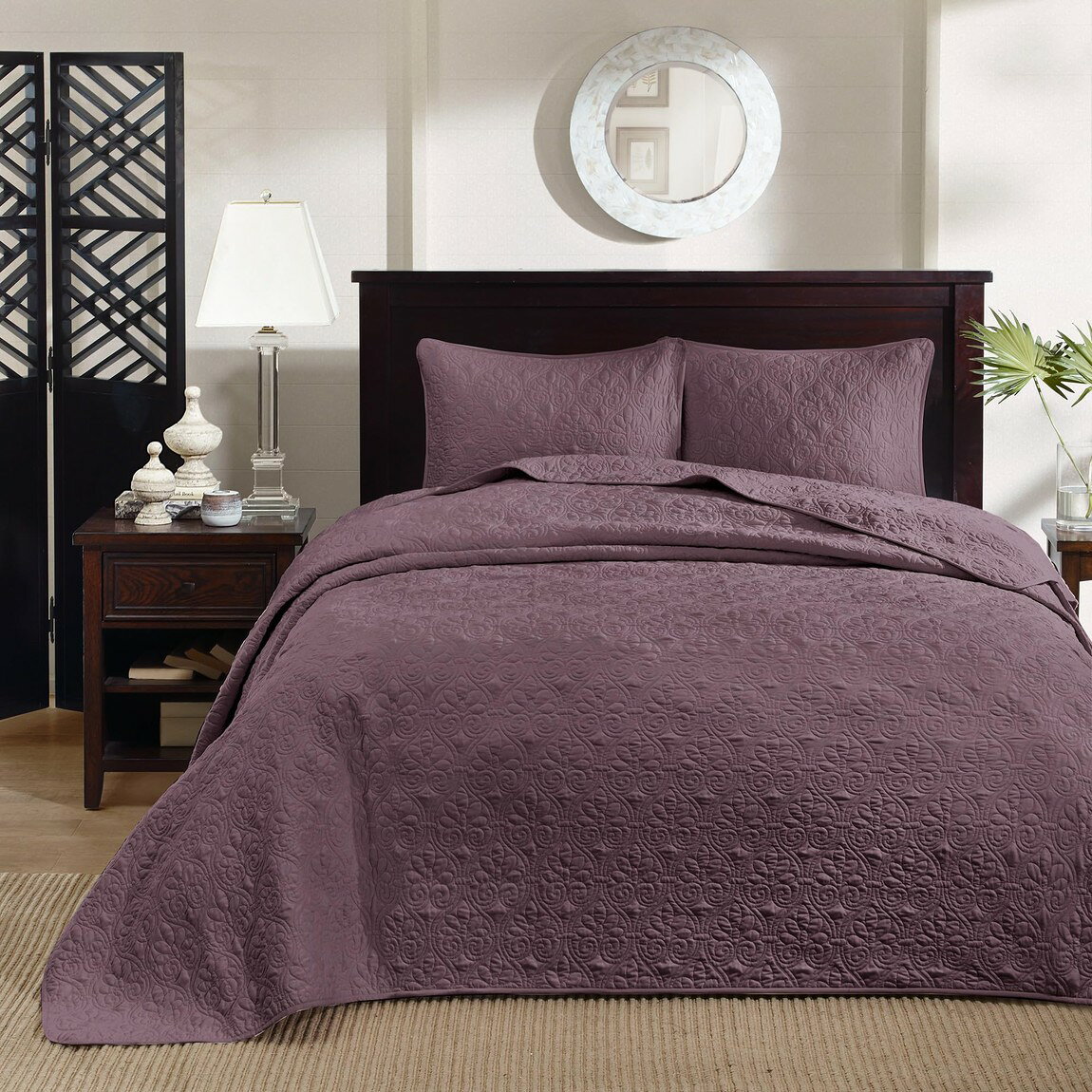 PRODUCT DETAILS Madison Park マディソンパーク ケベック ベッドスプレッド 3点セット パープル 寝具 掛け布団カバー 毛布 キルト オールシーズン 洗える リバーシブル ダマスク調【商品仕様】・ブランド：Madison Park・素材：表地：ポリエステル、中綿：コットン、その他繊維【サイズ別寸法】※アメリカサイズを日本サイズ表記に変換しています。サイズにより寸法が異なりますので、各サイズの実寸をご確認ください。■クイーンサイズ・サイズ：ベッドスプレッド 約259cm×300cm、枕カバー 約51cm×66cm■キングサイズ・サイズ（ベッドスプレッド）：約305cm×300cm・サイズ（枕カバー）：約51cm×91cm【特徴】・ 表裏どちらも使用可能なリバーシブル仕様で、クラシックなステッチパターンが寝室に奥行きと質感を与えます。・ 中綿にはあらかじめ洗浄加工を施したプレウォッシュコットンを使用し、心地よい肌触りと耐久性を実現しました。・ 厚みのあるマットレスにも対応できるよう、通常よりも大きめのサイズ設計で美しくドレープを描きます。・ 軽量な素材のため夏場は一枚で、寒い季節には毛布や布団と重ねてオールシーズン使用可能です。 ■ 商品について 海外輸入品（説明書は英語表記の場合あり） ■ ご注意 ・掲載画像は実物に近い色味になるよう調整しておりますが、ご利用の環境により差異が生じる場合があります。・複数店舗で在庫を共有しているため、ご注文後に在庫切れとなる場合がございます。 ■ 納期について お届けの目安を必ずご確認ください。 海外正規ルート仕入れ品 海外ブランド ▼ 海外正規ブランド店 正規代理店 ▼ 当 店 ※本商品は並行輸入品です 製造元は正規品と同一のブランド・メーカーです。当店では海外正規ルートより仕入れた商品を取り扱っております。流通ルートが異なるのみで、商品自体に違いはございません。 ── 当店の商品について ── 正規品のみ取り扱い 海外正規店・正規代理店から商品を直接仕入れ、国内に輸入して販売しております。 日本未入荷・海外限定モデルも多数 日本未入荷・海外限定モデルも多数取り扱っております。サイズ・カラー違いや海外限定で販売された製品など、日本では手に入りにくいアイテムをお届けいたします。 お求めやすい価格の理由 海外市場での価格差や流通ルートの違いにより、国内販売価格よりお求めやすくなっております。品質はそのままに、よりお手頃な価格でお届けいたします。 安心保証 ご使用前に万が一、製品に不具合がございました場合は、交換または商品代金のご返金にて対応させていただきます。商品到着後5日以内にご連絡ください。 ご注意 海外からの輸入品となります。海外輸送のため、外箱に軽微なスレ等がある場合がございますが、商品本体には影響ございません。 ※在庫状況は仕入先の在庫情報をもとに出来る限り正確に表示しておりますが、取寄せ商品のため、タイミングによりご注文後に欠品・キャンセルとなる場合がございます。 お探しの商品がございましたら、お気軽にご相談ください。