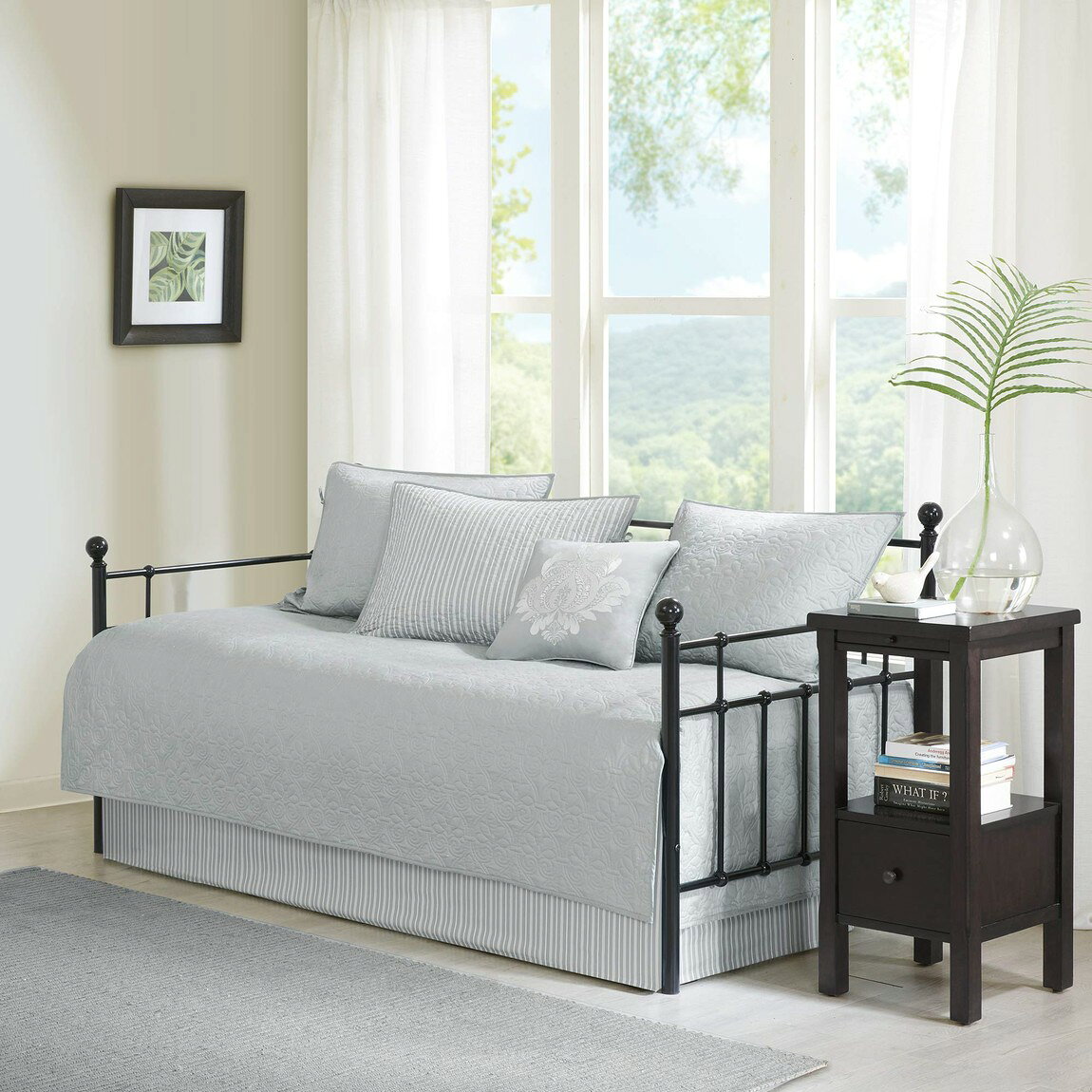 PRODUCT DETAILS Madison Park マディソンパーク カバー 6点セット グレー 相当 キルト コットン リバーシブル ベッドスプレッド ベッドスカート 枕カバー クッション 寝具セット カントリー調【商品仕様】・ブランド：Madison Park・素材（表地）：マイクロファイバー【サイズ別寸法】※アメリカサイズを日本サイズ表記に変換しています。サイズにより寸法が異なりますので、各サイズの実寸をご確認ください。■デイベッドサイズ・サイズ（デイベッドカバー）：約99cm×190cm・サイズ（シャム）：約51cm×66cm・サイズ（ベッドスカート）：約99cm×190cm（ドロップ部分：約38cm）・サイズ（装飾クッション）：約46cm×46cm【特徴】・ クラシックなステッチパターンが施された、落ち着いた雰囲気のコテージスタイルのデザインです・ デイベッドカバーはリバーシブル仕様となっており、お好みに合わせて表情を変えられます・ 刺繍入りのクッションとストライプ柄のベッドスカートが付属し、統一感のある寝室を演出します・ コットン混の中綿を採用したキルティング素材により、季節を問わず通年お使いいただけます ■ 商品について 海外輸入品（説明書は英語表記の場合あり） ■ ご注意 ・掲載画像は実物に近い色味になるよう調整しておりますが、ご利用の環境により差異が生じる場合があります。・複数店舗で在庫を共有しているため、ご注文後に在庫切れとなる場合がございます。 ■ 納期について お届けの目安を必ずご確認ください。 海外正規ルート仕入れ品 海外ブランド ▼ 海外正規ブランド店 正規代理店 ▼ 当 店 ※本商品は並行輸入品です 製造元は正規品と同一のブランド・メーカーです。当店では海外正規ルートより仕入れた商品を取り扱っております。流通ルートが異なるのみで、商品自体に違いはございません。 ── 当店の商品について ── 正規品のみ取り扱い 海外正規店・正規代理店から商品を直接仕入れ、国内に輸入して販売しております。 日本未入荷・海外限定モデルも多数 日本未入荷・海外限定モデルも多数取り扱っております。サイズ・カラー違いや海外限定で販売された製品など、日本では手に入りにくいアイテムをお届けいたします。 お求めやすい価格の理由 海外市場での価格差や流通ルートの違いにより、国内販売価格よりお求めやすくなっております。品質はそのままに、よりお手頃な価格でお届けいたします。 安心保証 ご使用前に万が一、製品に不具合がございました場合は、交換または商品代金のご返金にて対応させていただきます。商品到着後5日以内にご連絡ください。 ご注意 海外からの輸入品となります。海外輸送のため、外箱に軽微なスレ等がある場合がございますが、商品本体には影響ございません。 ※在庫状況は仕入先の在庫情報をもとに出来る限り正確に表示しておりますが、取寄せ商品のため、タイミングによりご注文後に欠品・キャンセルとなる場合がございます。 お探しの商品がございましたら、お気軽にご相談ください。