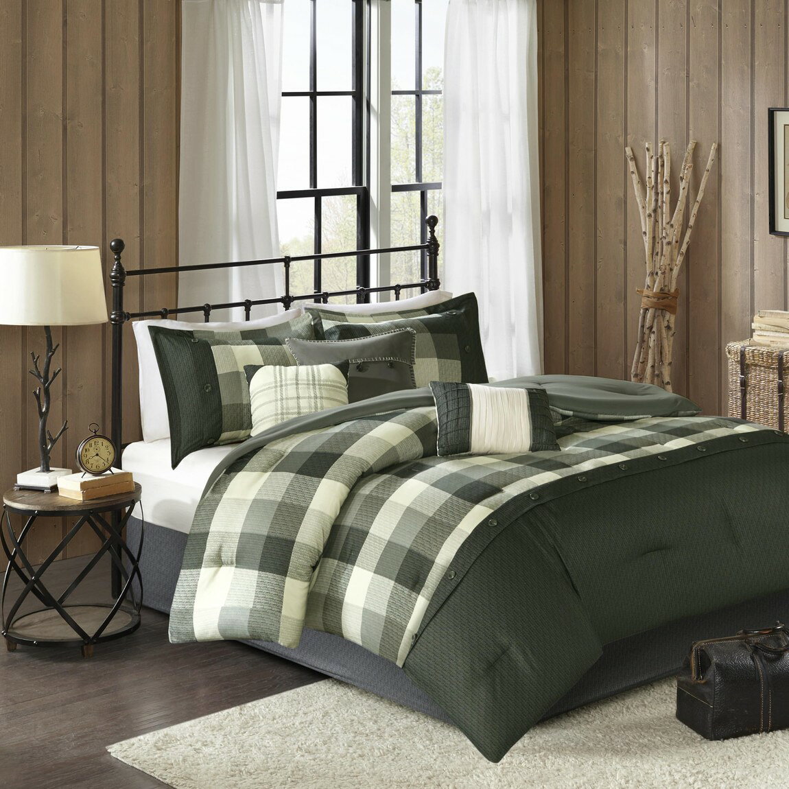 PRODUCT DETAILS Madison Park マディソンパーク リッジ コンフォーター 7点セット グレー 寝具 掛け布団 枕カバー ベッドスカート クッション 布団カバー【商品仕様】・ブランド：Madison Park・素材：ポリエステル（ヘリンボーン織）、ポリエステル中綿【サイズ別寸法】※アメリカサイズを日本サイズ表記に変換しています。サイズにより寸法が異なりますので、各サイズの実寸をご確認ください。■クイーンサイズ・サイズ（掛け布団）：約228cm × 228cm・サイズ（シャム）：約51cm × 66cm・サイズ（ベッドスカート）：約152cm × 203cm（ドロップ丈 約38cm）・サイズ（装飾クッション）：約45cm×45cm、約40cm×40cm、約30cm×45cm■キングサイズ・サイズ（掛け布団）：約264cm × 234cm・サイズ（シャム）：約50cm × 91cm・サイズ（ベッドスカート）：約198cm × 203cm（ドロップ：約38cm）・サイズ（装飾枕）：約45cm×45cm、約40cm×40cm、約30cm×45cm【特徴】・ ヘリンボーン織の生地に大胆なバッファローチェック柄をプリントした、ロッジ風の温かみのあるデザインです。・ 足元にはヘリンボーン柄のボーダーデザインがあしらわれ、落ち着いた印象を与えます。・ 手縫いの刺繍ディテールが施された3種類のクッションが、ベッド周りに立体感のある質感をもたらします。・ 同素材のベッドスカートと枕カバーがセットになっており、寝室のトータルコーディネートが可能です。 ■ 商品について 海外輸入品（説明書は英語表記の場合あり） ■ ご注意 ・掲載画像は実物に近い色味になるよう調整しておりますが、ご利用の環境により差異が生じる場合があります。・複数店舗で在庫を共有しているため、ご注文後に在庫切れとなる場合がございます。 ■ 納期について お届けの目安を必ずご確認ください。 海外正規ルート仕入れ品 海外ブランド ▼ 海外正規ブランド店 正規代理店 ▼ 当 店 ※本商品は並行輸入品です 製造元は正規品と同一のブランド・メーカーです。当店では海外正規ルートより仕入れた商品を取り扱っております。流通ルートが異なるのみで、商品自体に違いはございません。 ── 当店の商品について ── 正規品のみ取り扱い 海外正規店・正規代理店から商品を直接仕入れ、国内に輸入して販売しております。 日本未入荷・海外限定モデルも多数 日本未入荷・海外限定モデルも多数取り扱っております。サイズ・カラー違いや海外限定で販売された製品など、日本では手に入りにくいアイテムをお届けいたします。 お求めやすい価格の理由 海外市場での価格差や流通ルートの違いにより、国内販売価格よりお求めやすくなっております。品質はそのままに、よりお手頃な価格でお届けいたします。 安心保証 ご使用前に万が一、製品に不具合がございました場合は、交換または商品代金のご返金にて対応させていただきます。商品到着後5日以内にご連絡ください。 ご注意 海外からの輸入品となります。海外輸送のため、外箱に軽微なスレ等がある場合がございますが、商品本体には影響ございません。 ※在庫状況は仕入先の在庫情報をもとに出来る限り正確に表示しておりますが、取寄せ商品のため、タイミングによりご注文後に欠品・キャンセルとなる場合がございます。 お探しの商品がございましたら、お気軽にご相談ください。
