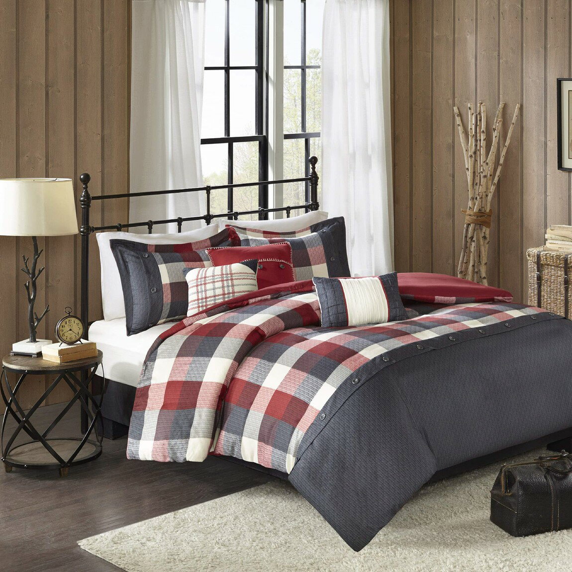 PRODUCT DETAILS Madison Park Ridge コンフォーター 7点セット レッド チェック柄 ヘリンボーン 掛け布団 布団セット 寝具カバー 枕カバー ベッドスカート クッション【商品仕様】・ブランド：Madison Park・素材：ポリエステル100％【サイズ別寸法】※アメリカサイズを日本サイズ表記に変換しています。サイズにより寸法が異なりますので、各サイズの実寸をご確認ください。■クイーンサイズ・サイズ(掛け布団)：約228cm × 228cm・サイズ(シャム)：約51cm × 66cm・サイズ(ベッドスカート)：約152cm × 203cm (ドロップ丈 約38cm)■キングサイズ・サイズ（掛け布団）：約264cm × 234cm・サイズ（シャム）：約51cm × 91cm・サイズ（ベッドスカート）：約183cm × 213cm（ドロップ部分 約38cm）・サイズ（装飾クッション）：約46×46cm、約41×41cm、約30×46cm【特徴】・ ヘリンボーン生地にバッファローチェックをプリントした、落ち着いたロッジ風のデザインです。・ お揃いのシャムとベッドスカートがセットになっており、寝室に統一感のある洗練された印象を与えます。・ 手刺繍のディテールが施された3種類の装飾クッションが、ベッドの上に立体感とアクセントを加えます。・ オールシーズン対応のダウン代替素材の中綿を使用しており、一年中快適な使い心地です。 ■ 商品について 海外輸入品（説明書は英語表記の場合あり） ■ ご注意 ・掲載画像は実物に近い色味になるよう調整しておりますが、ご利用の環境により差異が生じる場合があります。・複数店舗で在庫を共有しているため、ご注文後に在庫切れとなる場合がございます。 ■ 納期について お届けの目安を必ずご確認ください。 海外正規ルート仕入れ品 海外ブランド ▼ 海外正規ブランド店 正規代理店 ▼ 当 店 ※本商品は並行輸入品です 製造元は正規品と同一のブランド・メーカーです。当店では海外正規ルートより仕入れた商品を取り扱っております。流通ルートが異なるのみで、商品自体に違いはございません。 ── 当店の商品について ── 正規品のみ取り扱い 海外正規店・正規代理店から商品を直接仕入れ、国内に輸入して販売しております。 日本未入荷・海外限定モデルも多数 日本未入荷・海外限定モデルも多数取り扱っております。サイズ・カラー違いや海外限定で販売された製品など、日本では手に入りにくいアイテムをお届けいたします。 お求めやすい価格の理由 海外市場での価格差や流通ルートの違いにより、国内販売価格よりお求めやすくなっております。品質はそのままに、よりお手頃な価格でお届けいたします。 安心保証 ご使用前に万が一、製品に不具合がございました場合は、交換または商品代金のご返金にて対応させていただきます。商品到着後5日以内にご連絡ください。 ご注意 海外からの輸入品となります。海外輸送のため、外箱に軽微なスレ等がある場合がございますが、商品本体には影響ございません。 ※在庫状況は仕入先の在庫情報をもとに出来る限り正確に表示しておりますが、取寄せ商品のため、タイミングによりご注文後に欠品・キャンセルとなる場合がございます。 お探しの商品がございましたら、お気軽にご相談ください。