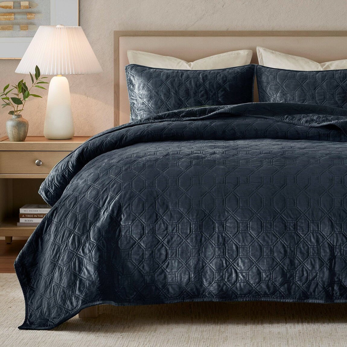 PRODUCT DETAILS Madison Park マディソンパーク ハーパー ベルベット キルト 3点セット ネイビー 寝具 ベッドカバー 掛け布団カバー ジオメトリック柄 洗える キルト セット【商品仕様】・ブランド：Madison Park・素材（表地）：ポリエステル100％（ベルベット）【サイズ別寸法】※アメリカサイズを日本サイズ表記に変換しています。サイズにより寸法が異なりますので、各サイズの実寸をご確認ください。■セミダブル/クイーン兼用・サイズ：キルト 約229×229cm、枕カバー 約51×66cm■キングサイズ・サイズ（カバーレット）：約264cm × 239cm・サイズ（枕カバー）：約51cm × 91cm【特徴】・ 幾何学模様のキルティングステッチを施した柔らかなベルベット素材を使用しています。・ 軽量な仕様のため、寒い季節の重ね着から暖かい季節の一枚使いまで年間を通して使用可能です。・ 中綿にはコットン混素材を採用し、快適な使い心地と耐久性を備えています。・ お揃いの枕カバーがセットになっており、寝室のインテリアに統一感を与えます。 ■ 商品について 海外輸入品（説明書は英語表記の場合あり） ■ ご注意 ・掲載画像は実物に近い色味になるよう調整しておりますが、ご利用の環境により差異が生じる場合があります。・複数店舗で在庫を共有しているため、ご注文後に在庫切れとなる場合がございます。 ■ 納期について お届けの目安を必ずご確認ください。 海外正規ルート仕入れ品 海外ブランド ▼ 海外正規ブランド店 正規代理店 ▼ 当 店 ※本商品は並行輸入品です 製造元は正規品と同一のブランド・メーカーです。当店では海外正規ルートより仕入れた商品を取り扱っております。流通ルートが異なるのみで、商品自体に違いはございません。 ── 当店の商品について ── 正規品のみ取り扱い 海外正規店・正規代理店から商品を直接仕入れ、国内に輸入して販売しております。 日本未入荷・海外限定モデルも多数 日本未入荷・海外限定モデルも多数取り扱っております。サイズ・カラー違いや海外限定で販売された製品など、日本では手に入りにくいアイテムをお届けいたします。 お求めやすい価格の理由 海外市場での価格差や流通ルートの違いにより、国内販売価格よりお求めやすくなっております。品質はそのままに、よりお手頃な価格でお届けいたします。 安心保証 ご使用前に万が一、製品に不具合がございました場合は、交換または商品代金のご返金にて対応させていただきます。商品到着後5日以内にご連絡ください。 ご注意 海外からの輸入品となります。海外輸送のため、外箱に軽微なスレ等がある場合がございますが、商品本体には影響ございません。 ※在庫状況は仕入先の在庫情報をもとに出来る限り正確に表示しておりますが、取寄せ商品のため、タイミングによりご注文後に欠品・キャンセルとなる場合がございます。 お探しの商品がございましたら、お気軽にご相談ください。