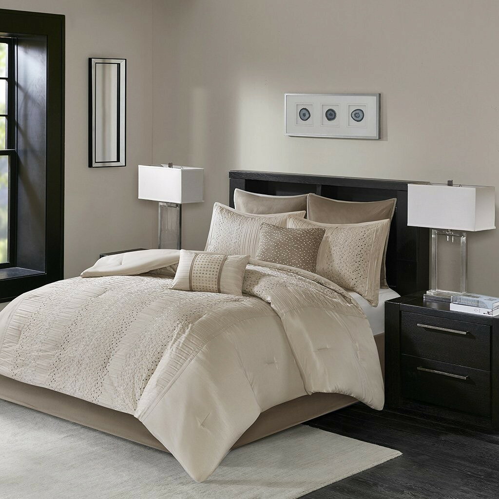 PRODUCT DETAILS Madison Park マディソンパーク カメリア 布団セット 8点セット ナチュラル 寝具 掛け布団 枕カバー シーツ おしゃれ 刺繍 フェイクシルク【商品仕様】・ブランド：Madison Park・素材：ポリエステル100%（フェイクシルク）【サイズ別寸法】※アメリカサイズを日本サイズ表記に変換しています。サイズにより寸法が異なりますので、各サイズの実寸をご確認ください。■クイーンサイズ・サイズ（掛け布団）：約229cm × 229cm・サイズ（シャム）：約51cm × 66cm・サイズ（ベッドスカート）：約152cm × 203cm + 丈38cm・サイズ（装飾枕）：約46cm × 46cm、約30cm × 46cm・サイズ（ユーロシャム）：約66cm × 66cm■キングサイズ・サイズ（コンフォーター）：約 264cm × 234cm・サイズ（キングシャム）：約 51cm × 91cm・サイズ（ベッドスカート）：約 198cm × 203cm（ドロップ幅 約 38cm）・サイズ（デコラティブピロー）：約 46cm × 46cm、約 30cm × 46cm・サイズ（ユーロシャム）：約 66cm × 66cm【特徴】・ 幾何学模様の刺繍を施したフェイクシルク素材を組み合わせています。・ 掛け布団には1平方ヤードあたり8オンスのポリエステル中綿を使用しています。・ 同系色のベッドスカートが付属し、ベッド回りを整えまとまりのある印象にします。・ 刺繍のディテールを施した装飾枕とユーロシャムが寝室に質感と変化を与えます。 ■ 商品について 海外輸入品（説明書は英語表記の場合あり） ■ ご注意 ・掲載画像は実物に近い色味になるよう調整しておりますが、ご利用の環境により差異が生じる場合があります。・複数店舗で在庫を共有しているため、ご注文後に在庫切れとなる場合がございます。 ■ 納期について お届けの目安を必ずご確認ください。 海外正規ルート仕入れ品 海外ブランド ▼ 海外正規ブランド店 正規代理店 ▼ 当 店 ※本商品は並行輸入品です 製造元は正規品と同一のブランド・メーカーです。当店では海外正規ルートより仕入れた商品を取り扱っております。流通ルートが異なるのみで、商品自体に違いはございません。 ── 当店の商品について ── 正規品のみ取り扱い 海外正規店・正規代理店から商品を直接仕入れ、国内に輸入して販売しております。 日本未入荷・海外限定モデルも多数 日本未入荷・海外限定モデルも多数取り扱っております。サイズ・カラー違いや海外限定で販売された製品など、日本では手に入りにくいアイテムをお届けいたします。 お求めやすい価格の理由 海外市場での価格差や流通ルートの違いにより、国内販売価格よりお求めやすくなっております。品質はそのままに、よりお手頃な価格でお届けいたします。 安心保証 ご使用前に万が一、製品に不具合がございました場合は、交換または商品代金のご返金にて対応させていただきます。商品到着後5日以内にご連絡ください。 ご注意 海外からの輸入品となります。海外輸送のため、外箱に軽微なスレ等がある場合がございますが、商品本体には影響ございません。 ※在庫状況は仕入先の在庫情報をもとに出来る限り正確に表示しておりますが、取寄せ商品のため、タイミングによりご注文後に欠品・キャンセルとなる場合がございます。 お探しの商品がございましたら、お気軽にご相談ください。