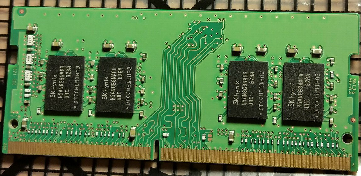 PRODUCT DETAILS SK hynix 8GB DDR4-2400 PC4-19200 ノートPC用 SO-DIMM DELL HP Lenovo Apple 対応 メモリ HMA81GS6AFR8N-UH【商品仕様】・ ブランド：SK hynix・ 型番：HMA81GS6AFR8N-UH・ 容量：8GB・ 枚数：1枚・ 規格：DDR4-2400 (PC4-19200)・ 種別：ノートPC用 SO-DIMM・ ECC：非対応 (Non-ECC)・ ピン数：260ピン・ ランク構成：1Rx8・ 電圧：1.2V・ 対応機種：DELL, ASUS, HP, Lenovo, Apple等のノートPC・ミニPCに対応【特徴】・ SK hynix製のDDR4 2400MHz(PC4-19200)規格に対応したメモリモジュールです。・ ノートパソコンや小型PCの増設・修理用として幅広く利用されるSO-DIMM規格です。【ご注意】・ 米国から輸入する製品です。・ ご購入前に、お使いの機器に対応する型番・規格（DDR世代・ECC/Registeredの有無・ピン数）を必ずご確認ください。・ 型番・規格違いや相性による返品はお受けできません（初期不良のみ対応いたします）。・ 取り付けの際は静電気にご注意ください。 ■ 商品について 海外輸入品（説明書は英語表記の場合あり） ■ ご注意 ・掲載画像は実物に近い色味になるよう調整しておりますが、ご利用の環境により差異が生じる場合があります。・複数店舗で在庫を共有しているため、ご注文後に在庫切れとなる場合がございます。 ■ 納期について お届けの目安を必ずご確認ください。 海外正規ルート仕入れ品 海外ブランド ▼ 海外正規ブランド店 正規代理店 ▼ 当 店 ※本商品は並行輸入品です 製造元は正規品と同一のブランド・メーカーです。当店では海外正規ルートより仕入れた商品を取り扱っております。流通ルートが異なるのみで、商品自体に違いはございません。 ── 当店の商品について ── 正規品のみ取り扱い 海外正規店・正規代理店から商品を直接仕入れ、国内に輸入して販売しております。 日本未入荷・海外限定モデルも多数 日本未入荷・海外限定モデルも多数取り扱っております。サイズ・カラー違いや海外限定で販売された製品など、日本では手に入りにくいアイテムをお届けいたします。 お求めやすい価格の理由 海外市場での価格差や流通ルートの違いにより、国内販売価格よりお求めやすくなっております。品質はそのままに、よりお手頃な価格でお届けいたします。 安心保証 ご使用前に万が一、製品に不具合がございました場合は、交換または商品代金のご返金にて対応させていただきます。商品到着後5日以内にご連絡ください。 ご注意 海外からの輸入品となります。海外輸送のため、外箱に軽微なスレ等がある場合がございますが、商品本体には影響ございません。 ※在庫状況は仕入先の在庫情報をもとに出来る限り正確に表示しておりますが、取寄せ商品のため、タイミングによりご注文後に欠品・キャンセルとなる場合がございます。 お探しの商品がございましたら、お気軽にご相談ください。