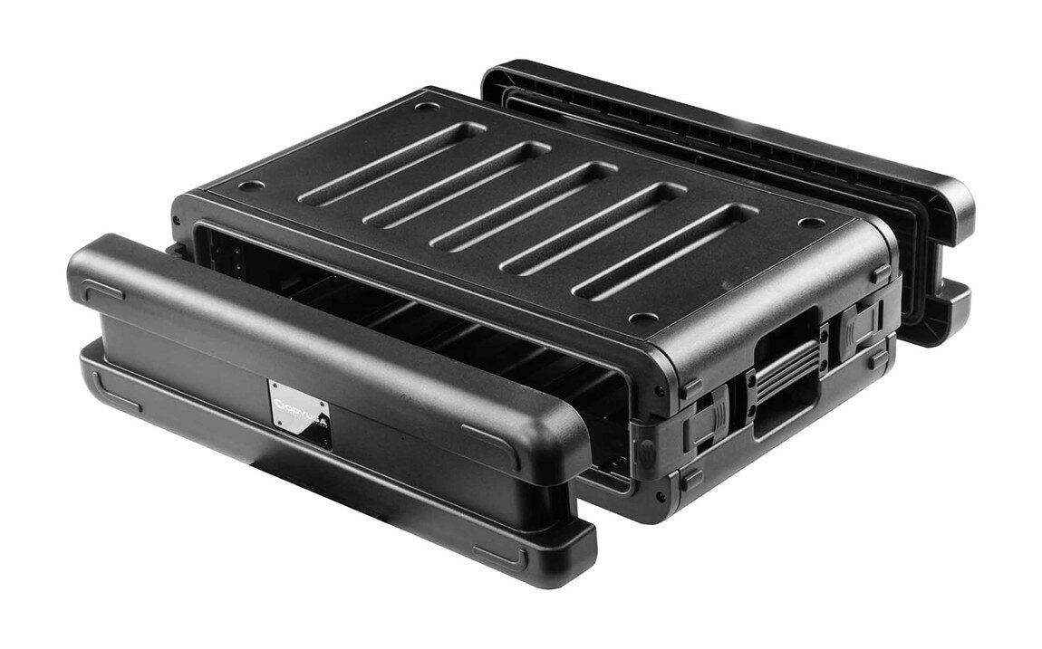 PRODUCT DETAILS Odyssey Vulcan series 2U マイク用ラックケース 2U マイク収納 防水 防塵 ブラック【商品仕様】・ ブランド：Odyssey・ 型番：Vulcan series・ 種類：マイク用ラックケース（2U）・ 収納可能数：マイク用コンパートメント 2箇所・ 外寸（最大）：約57.8cm x 43.2cm x 16.5cm・ 重量：約7kg・ 材質：高強度ポリマー樹脂（射出成形）・ フロントレールからリアレールまでの距離：約26.7cm・ レールからカバーまでの距離：約7cm・ カラー：ブラック【特徴】・ 高強度ポリマー樹脂を使用した射出成形により、耐衝撃性、防水性、防塵性を備えています。・ ケース内部には2本分のマイクを個別に収納できるコンパートメントが用意されています。・ 前後両面にドアを備え、スタッキング（積み重ね）可能な外装デザインと頑丈なハンドルを採用しています。【ご注意】・ 米国仕様の製品です。コンデンサーマイクはファンタム電源（+48V）に対応したミキサー・オーディオインターフェースが必要です（別売）。・ ワイヤレス機器・電源アダプターは付属しません。マイク本体の接続端子をご確認のうえご注文ください。 ■ 商品について 海外輸入品（説明書は英語表記の場合あり） ■ ご注意 ・掲載画像は実物に近い色味になるよう調整しておりますが、ご利用の環境により差異が生じる場合があります。・複数店舗で在庫を共有しているため、ご注文後に在庫切れとなる場合がございます。 ■ 納期について お届けの目安を必ずご確認ください。 海外正規ルート仕入れ品 海外ブランド ▼ 海外正規ブランド店 正規代理店 ▼ 当 店 ※本商品は並行輸入品です 製造元は正規品と同一のブランド・メーカーです。当店では海外正規ルートより仕入れた商品を取り扱っております。流通ルートが異なるのみで、商品自体に違いはございません。 ── 当店の商品について ── 正規品のみ取り扱い 海外正規店・正規代理店から商品を直接仕入れ、国内に輸入して販売しております。 日本未入荷・海外限定モデルも多数 日本未入荷・海外限定モデルも多数取り扱っております。サイズ・カラー違いや海外限定で販売された製品など、日本では手に入りにくいアイテムをお届けいたします。 お求めやすい価格の理由 海外市場での価格差や流通ルートの違いにより、国内販売価格よりお求めやすくなっております。品質はそのままに、よりお手頃な価格でお届けいたします。 安心保証 ご使用前に万が一、製品に不具合がございました場合は、交換または商品代金のご返金にて対応させていただきます。商品到着後5日以内にご連絡ください。 ご注意 海外からの輸入品となります。海外輸送のため、外箱に軽微なスレ等がある場合がございますが、商品本体には影響ございません。 ※在庫状況は仕入先の在庫情報をもとに出来る限り正確に表示しておりますが、取寄せ商品のため、タイミングによりご注文後に欠品・キャンセルとなる場合がございます。 お探しの商品がございましたら、お気軽にご相談ください。