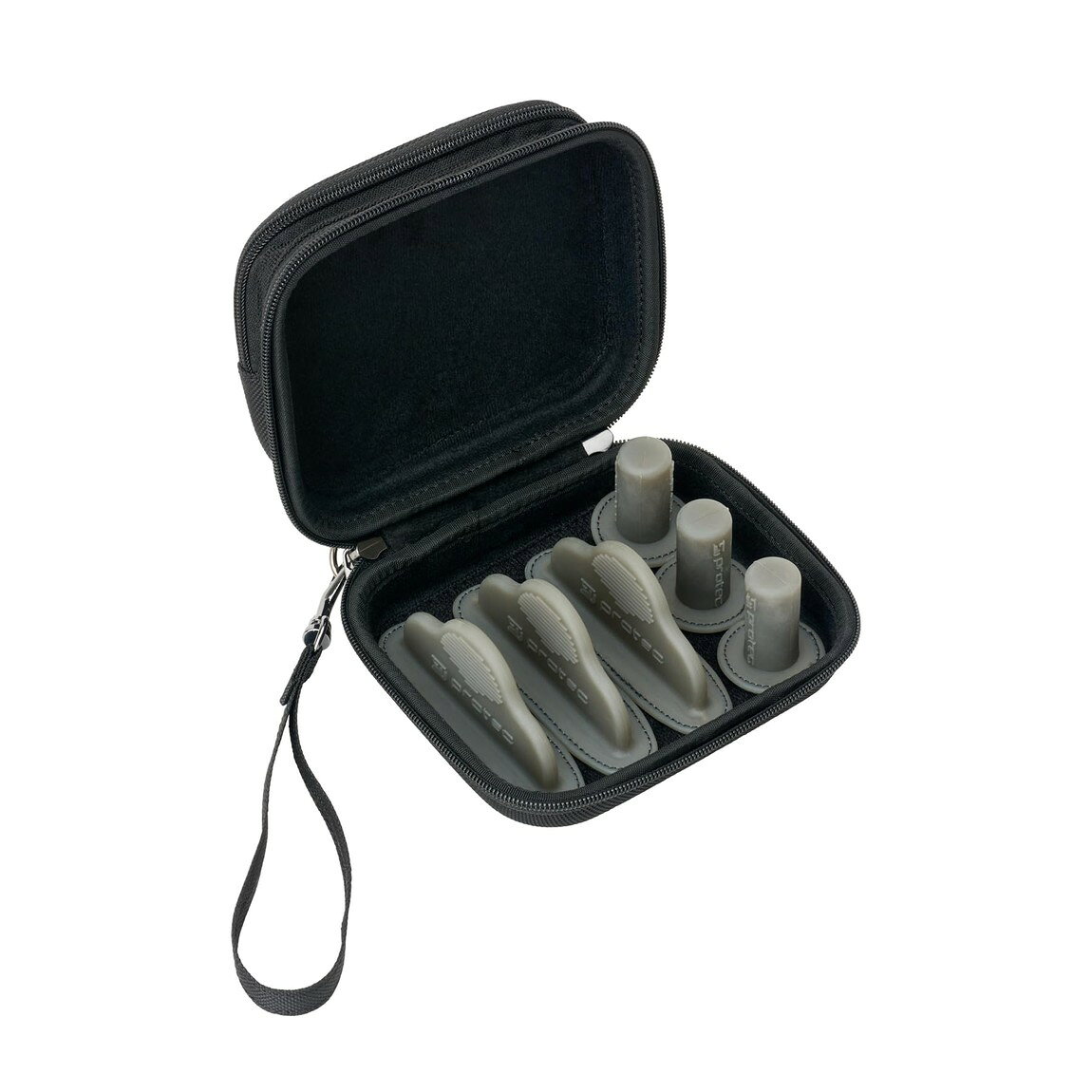 PRODUCT DETAILS Protec 木管楽器 マウスピース用 ケース 可変式仕切り付き バリスティックナイロン素材【商品仕様】・ 対応楽器：木管楽器マウスピース（クラリネット、サックス等）・ ケース種別：マウスピース用ケース・ 外装素材：1680デニール・バリスティックナイロン・ 内装素材：クッション入り布地・ 収納仕様：可変式リガチャーホルダー3個、可変式マウスピース仕切り3枚・ 付属仕様：前面マチ付きポケット、取り外し可能なリストストラップ【特徴】・ 内部の仕切りとホルダーは面ファスナーで位置を自由に調整でき、マウスピースやリガチャーのサイズに合わせたカスタマイズが可能です。・ 外装には耐摩耗性と撥水性に優れた1680デニールのバリスティックナイロンを採用し、衝撃吸収フレームが中身を保護します。・ 前面にはマチ付きの大型ポケットを備えており、コルクグリスやリードなどの小物をまとめて収納・携行できます。・ 持ち運びに便利な回転スナップフック付きのリストストラップが付属しており、必要に応じて取り外しが可能です。・ 鉛やDEHP、PAHS8、DBP、BBPなどの有害物質を含まない、安全性に配慮された素材を使用しています。 ■ 商品について 海外輸入品（説明書は英語表記の場合あり） ■ ご注意 ・掲載画像は実物に近い色味になるよう調整しておりますが、ご利用の環境により差異が生じる場合があります。・複数店舗で在庫を共有しているため、ご注文後に在庫切れとなる場合がございます。 ■ 納期について お届けの目安を必ずご確認ください。 海外正規ルート仕入れ品 海外ブランド ▼ 海外正規ブランド店 正規代理店 ▼ 当 店 ※本商品は並行輸入品です 製造元は正規品と同一のブランド・メーカーです。当店では海外正規ルートより仕入れた商品を取り扱っております。流通ルートが異なるのみで、商品自体に違いはございません。 ── 当店の商品について ── 正規品のみ取り扱い 海外正規店・正規代理店から商品を直接仕入れ、国内に輸入して販売しております。 日本未入荷・海外限定モデルも多数 日本未入荷・海外限定モデルも多数取り扱っております。サイズ・カラー違いや海外限定で販売された製品など、日本では手に入りにくいアイテムをお届けいたします。 お求めやすい価格の理由 海外市場での価格差や流通ルートの違いにより、国内販売価格よりお求めやすくなっております。品質はそのままに、よりお手頃な価格でお届けいたします。 安心保証 ご使用前に万が一、製品に不具合がございました場合は、交換または商品代金のご返金にて対応させていただきます。商品到着後5日以内にご連絡ください。 ご注意 海外からの輸入品となります。海外輸送のため、外箱に軽微なスレ等がある場合がございますが、商品本体には影響ございません。 ※在庫状況は仕入先の在庫情報をもとに出来る限り正確に表示しておりますが、取寄せ商品のため、タイミングによりご注文後に欠品・キャンセルとなる場合がございます。 お探しの商品がございましたら、お気軽にご相談ください。