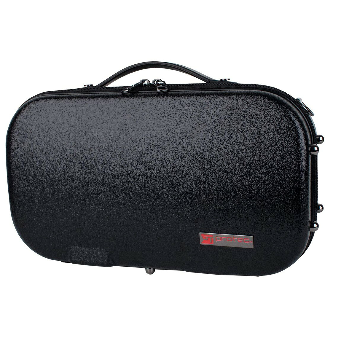 PRODUCT DETAILS Protec クラリネット用 ハードケース Micro Zip ABS樹脂製 ブラック【商品仕様】・ 対応楽器：B♭クラリネット・ ケース種別：ハードケース（Micro Zipシリーズ）・ 外装素材：ABS樹脂（スクラッチ耐性）・ 内装素材：射出成形フォーム、ブルーベルベット張り・ 重量：約0.7kg・ 外寸：約33.0cm x 19.0cm x 10.0cm・ 付属品：ショルダーストラップ（滑り止めパッド付）、金属製フック・ その他仕様：収納型ハンドル、小物用収納スペース【特徴】・ 外装に軽量で耐衝撃性に優れたABS樹脂を採用し、楽器を衝撃や傷から保護します。・ 最小限のサイズ設計により、単体での携行だけでなく他のバッグの中に入れて運搬することも可能です。・ 内部には小物の収納や予備のバレルを収めるためのサイドスペースが設けられています。・ ケースのデザインと一体化する格納式のハンドルや、スムーズに開閉可能なジッパーを採用しています。・ 鉛やDEHP、PAHS8、DBP、BBPを含まない、安全性に配慮した素材が使用されています。 ■ 商品について 海外輸入品（説明書は英語表記の場合あり） ■ ご注意 ・掲載画像は実物に近い色味になるよう調整しておりますが、ご利用の環境により差異が生じる場合があります。・複数店舗で在庫を共有しているため、ご注文後に在庫切れとなる場合がございます。 ■ 納期について お届けの目安を必ずご確認ください。 海外正規ルート仕入れ品 海外ブランド ▼ 海外正規ブランド店 正規代理店 ▼ 当 店 ※本商品は並行輸入品です 製造元は正規品と同一のブランド・メーカーです。当店では海外正規ルートより仕入れた商品を取り扱っております。流通ルートが異なるのみで、商品自体に違いはございません。 ── 当店の商品について ── 正規品のみ取り扱い 海外正規店・正規代理店から商品を直接仕入れ、国内に輸入して販売しております。 日本未入荷・海外限定モデルも多数 日本未入荷・海外限定モデルも多数取り扱っております。サイズ・カラー違いや海外限定で販売された製品など、日本では手に入りにくいアイテムをお届けいたします。 お求めやすい価格の理由 海外市場での価格差や流通ルートの違いにより、国内販売価格よりお求めやすくなっております。品質はそのままに、よりお手頃な価格でお届けいたします。 安心保証 ご使用前に万が一、製品に不具合がございました場合は、交換または商品代金のご返金にて対応させていただきます。商品到着後5日以内にご連絡ください。 ご注意 海外からの輸入品となります。海外輸送のため、外箱に軽微なスレ等がある場合がございますが、商品本体には影響ございません。 ※在庫状況は仕入先の在庫情報をもとに出来る限り正確に表示しておりますが、取寄せ商品のため、タイミングによりご注文後に欠品・キャンセルとなる場合がございます。 お探しの商品がございましたら、お気軽にご相談ください。