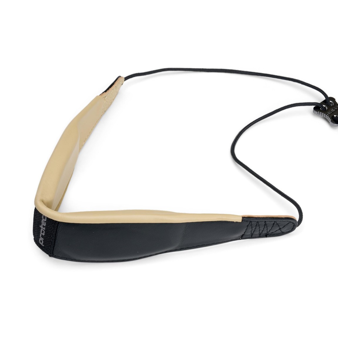 PRODUCT DETAILS Protec サックス用 ネックストラップ レザー 本革 レストレス 左右独立型パッド メタルスナップ ブラック【商品仕様】・ 対応楽器：サクソフォン（アルト、テナー、バリトン）・ 種別：ネックストラップ・ 素材：レザー（本革）、メタル、強化コード・ 長さ：最大約61cm・ 付属仕様：調節用スライダー、メタル製スナップフック【特徴】・ 左右に独立したレザーパッドを採用し、頸椎への直接的な圧力を分散・軽減する設計です。・ 滑らかな動きのスライダーにより、楽器の持ち替えやポジション調整をスムーズに行えます。・ 耐久性に優れたメタル製スナップフックを装備し、楽器を安全に保持します。・ 目立ちにくいスリムな強化コードを使用し、演奏時の視覚的な干渉を抑えています。・ 補強ステッチを施した本革仕様で、演奏衣装にも馴染むブラックカラーのデザインです。 ■ 商品について 海外輸入品（説明書は英語表記の場合あり） ■ ご注意 ・掲載画像は実物に近い色味になるよう調整しておりますが、ご利用の環境により差異が生じる場合があります。・複数店舗で在庫を共有しているため、ご注文後に在庫切れとなる場合がございます。 ■ 納期について お届けの目安を必ずご確認ください。 海外正規ルート仕入れ品 海外ブランド ▼ 海外正規ブランド店 正規代理店 ▼ 当 店 ※本商品は並行輸入品です 製造元は正規品と同一のブランド・メーカーです。当店では海外正規ルートより仕入れた商品を取り扱っております。流通ルートが異なるのみで、商品自体に違いはございません。 ── 当店の商品について ── 正規品のみ取り扱い 海外正規店・正規代理店から商品を直接仕入れ、国内に輸入して販売しております。 日本未入荷・海外限定モデルも多数 日本未入荷・海外限定モデルも多数取り扱っております。サイズ・カラー違いや海外限定で販売された製品など、日本では手に入りにくいアイテムをお届けいたします。 お求めやすい価格の理由 海外市場での価格差や流通ルートの違いにより、国内販売価格よりお求めやすくなっております。品質はそのままに、よりお手頃な価格でお届けいたします。 安心保証 ご使用前に万が一、製品に不具合がございました場合は、交換または商品代金のご返金にて対応させていただきます。商品到着後5日以内にご連絡ください。 ご注意 海外からの輸入品となります。海外輸送のため、外箱に軽微なスレ等がある場合がございますが、商品本体には影響ございません。 ※在庫状況は仕入先の在庫情報をもとに出来る限り正確に表示しておりますが、取寄せ商品のため、タイミングによりご注文後に欠品・キャンセルとなる場合がございます。 お探しの商品がございましたら、お気軽にご相談ください。
