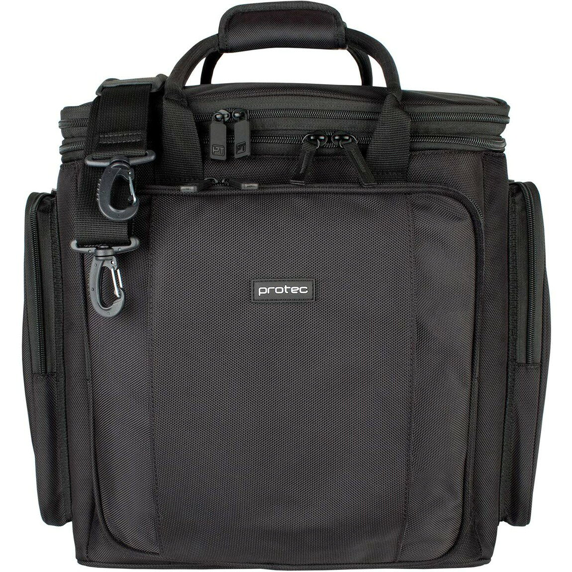 PRODUCT DETAILS Protec テナートロンボーン用 ミュートケース 4個収納可能 1680デニール バリスティックナイロン ブラック【商品仕様】・ 対応楽器：テナートロンボーン用ミュート・ ケース種別：ミュート用バッグ・ 外装素材：1680デニール バリスティックナイロン・ 内装素材：通気性ナイレックス・ 付属仕様：ショルダーストラップ、マチ付き大型フロント・サイドポケット、可動式仕切り、ラゲッジストラップ、背面固定用クリップ【特徴】・ 内蔵されたミュートホルダーにより、演奏中や練習中にミュートを素早く出し入れすることが可能です。・ 内部の仕切り板はマジックテープで位置調整が可能で、最大4個のミュートを整理して収納できます。・ 1680デニールのバリスティックナイロンを外装に使用し、撥水性と耐久性を備えています。・ マチ付きの大型ポケットを前面と側面に配置し、メンテナンス用品や小物をまとめて持ち運びできます。・ キャリーケースのハンドルに通せるラゲッジストラップや他のバッグへ固定できるクリップを装備しています。 ■ 商品について 海外輸入品（説明書は英語表記の場合あり） ■ ご注意 ・掲載画像は実物に近い色味になるよう調整しておりますが、ご利用の環境により差異が生じる場合があります。・複数店舗で在庫を共有しているため、ご注文後に在庫切れとなる場合がございます。 ■ 納期について お届けの目安を必ずご確認ください。 海外正規ルート仕入れ品 海外ブランド ▼ 海外正規ブランド店 正規代理店 ▼ 当 店 ※本商品は並行輸入品です 製造元は正規品と同一のブランド・メーカーです。当店では海外正規ルートより仕入れた商品を取り扱っております。流通ルートが異なるのみで、商品自体に違いはございません。 ── 当店の商品について ── 正規品のみ取り扱い 海外正規店・正規代理店から商品を直接仕入れ、国内に輸入して販売しております。 日本未入荷・海外限定モデルも多数 日本未入荷・海外限定モデルも多数取り扱っております。サイズ・カラー違いや海外限定で販売された製品など、日本では手に入りにくいアイテムをお届けいたします。 お求めやすい価格の理由 海外市場での価格差や流通ルートの違いにより、国内販売価格よりお求めやすくなっております。品質はそのままに、よりお手頃な価格でお届けいたします。 安心保証 ご使用前に万が一、製品に不具合がございました場合は、交換または商品代金のご返金にて対応させていただきます。商品到着後5日以内にご連絡ください。 ご注意 海外からの輸入品となります。海外輸送のため、外箱に軽微なスレ等がある場合がございますが、商品本体には影響ございません。 ※在庫状況は仕入先の在庫情報をもとに出来る限り正確に表示しておりますが、取寄せ商品のため、タイミングによりご注文後に欠品・キャンセルとなる場合がございます。 お探しの商品がございましたら、お気軽にご相談ください。