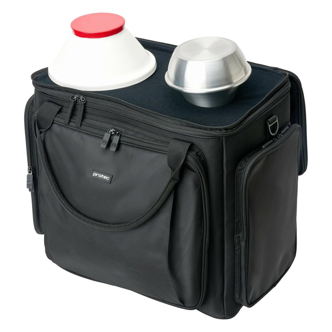 PRODUCT DETAILS Protec バストロンボーン用 ミュートケース 2個収納可能 ショルダーストラップ付 撥水ナイロン ブラック【商品仕様】・ 対応楽器：バス・トロンボーン用ミュート・ ケース種別：ミュート用バッグ・ 外装素材：1680デニール・バリスティックナイロン（撥水加工）・ 内装素材：通気性ナイレックス（クッション材入り）・ 付属品：調節可能なパッド付きショルダーストラップ、可動式仕切り・ 収納仕様：前面マチ付き大型ポケット、サイドポケット、背面ラゲッジストラップ、背面クリップ・ 安全性：鉛、DEHP、PAHS8、DBP、BBP不使用の素材を採用【特徴】・ 内部の仕切りを調整できるモジュラー設計により、最大2個のミュートを収納でき、演奏中や練習中でも素早い出し入れが可能です。・ 外装には耐久性と撥水性に優れた1680デニールのバリスティックナイロン、内装には楽器を傷つけにくい非研磨性のナイレックス素材を採用しています。・ 前面と側面に配置された大型ポケットには、メトロノーム、チューナー、マウスピースポーチ、オイル、グリス、筆記用具などの小物をまとめて収納できます。・ 背面のラゲッジストラップでキャリーケースのハンドルに固定できるほか、軽量なプラスチック製クリップを使用して他のバッグやケースへ取り付けることも可能です。・ クッション性のあるハンドルと、滑り止めパッド付きのショルダーストラップにより、持ち運びの際の利便性を高めています。 ■ 商品について 海外輸入品（説明書は英語表記の場合あり） ■ ご注意 ・掲載画像は実物に近い色味になるよう調整しておりますが、ご利用の環境により差異が生じる場合があります。・複数店舗で在庫を共有しているため、ご注文後に在庫切れとなる場合がございます。 ■ 納期について お届けの目安を必ずご確認ください。 海外正規ルート仕入れ品 海外ブランド ▼ 海外正規ブランド店 正規代理店 ▼ 当 店 ※本商品は並行輸入品です 製造元は正規品と同一のブランド・メーカーです。当店では海外正規ルートより仕入れた商品を取り扱っております。流通ルートが異なるのみで、商品自体に違いはございません。 ── 当店の商品について ── 正規品のみ取り扱い 海外正規店・正規代理店から商品を直接仕入れ、国内に輸入して販売しております。 日本未入荷・海外限定モデルも多数 日本未入荷・海外限定モデルも多数取り扱っております。サイズ・カラー違いや海外限定で販売された製品など、日本では手に入りにくいアイテムをお届けいたします。 お求めやすい価格の理由 海外市場での価格差や流通ルートの違いにより、国内販売価格よりお求めやすくなっております。品質はそのままに、よりお手頃な価格でお届けいたします。 安心保証 ご使用前に万が一、製品に不具合がございました場合は、交換または商品代金のご返金にて対応させていただきます。商品到着後5日以内にご連絡ください。 ご注意 海外からの輸入品となります。海外輸送のため、外箱に軽微なスレ等がある場合がございますが、商品本体には影響ございません。 ※在庫状況は仕入先の在庫情報をもとに出来る限り正確に表示しておりますが、取寄せ商品のため、タイミングによりご注文後に欠品・キャンセルとなる場合がございます。 お探しの商品がございましたら、お気軽にご相談ください。
