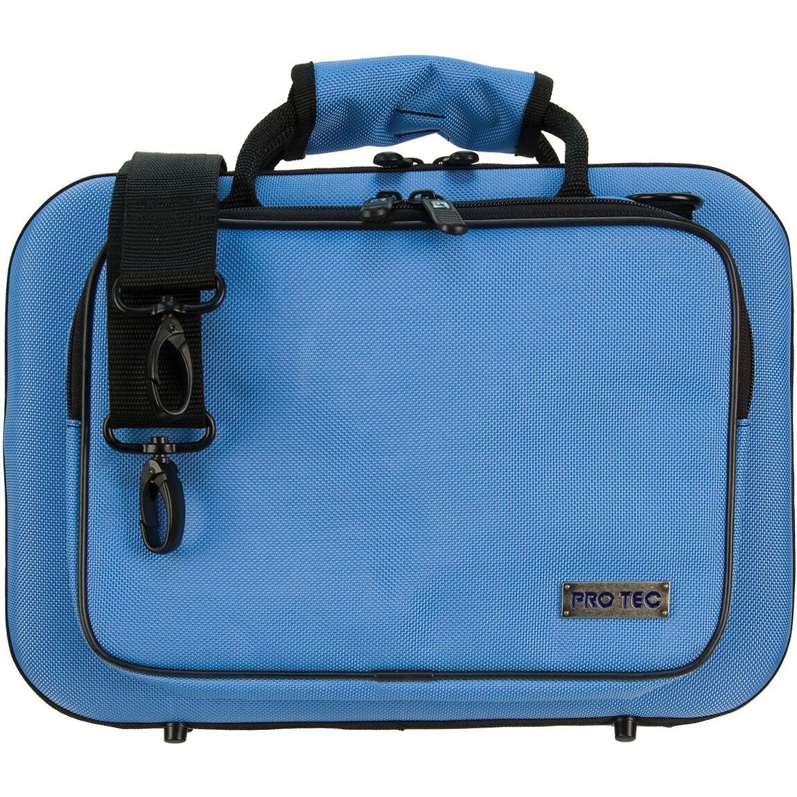 PRODUCT DETAILS Protec クラリネット用セミハードケース PRO PAC スリムライン スカイブルー【商品仕様】・ 対応楽器：クラリネット・ ケース種別：セミハードケース・ 外装素材：1680デニール バリスティックナイロン・ 内装素材：ソフトベルボア・ 付属仕様：ショルダーストラップ、小物収納用オーガナイザー【特徴】・ 衝撃吸収性に優れた軽量フレームを採用し、外部の衝撃から楽器を保護します。・ 外装には撥水性と耐摩耗性に優れた1680デニールのバリスティックナイロンを使用しています。・ 内装には楽器の形状にフィットする成形パネルと、表面を優しく守る柔らかな素材を採用しています。・ ペンや鍵、小物を整理して収納できるオーガナイザー機能を装備しています。・ スリムかつコンパクトな設計で、付属のストラップによる肩掛け運搬が可能です。 ■ 商品について 海外輸入品（説明書は英語表記の場合あり） ■ ご注意 ・掲載画像は実物に近い色味になるよう調整しておりますが、ご利用の環境により差異が生じる場合があります。・複数店舗で在庫を共有しているため、ご注文後に在庫切れとなる場合がございます。 ■ 納期について お届けの目安を必ずご確認ください。 海外正規ルート仕入れ品 海外ブランド ▼ 海外正規ブランド店 正規代理店 ▼ 当 店 ※本商品は並行輸入品です 製造元は正規品と同一のブランド・メーカーです。当店では海外正規ルートより仕入れた商品を取り扱っております。流通ルートが異なるのみで、商品自体に違いはございません。 ── 当店の商品について ── 正規品のみ取り扱い 海外正規店・正規代理店から商品を直接仕入れ、国内に輸入して販売しております。 日本未入荷・海外限定モデルも多数 日本未入荷・海外限定モデルも多数取り扱っております。サイズ・カラー違いや海外限定で販売された製品など、日本では手に入りにくいアイテムをお届けいたします。 お求めやすい価格の理由 海外市場での価格差や流通ルートの違いにより、国内販売価格よりお求めやすくなっております。品質はそのままに、よりお手頃な価格でお届けいたします。 安心保証 ご使用前に万が一、製品に不具合がございました場合は、交換または商品代金のご返金にて対応させていただきます。商品到着後5日以内にご連絡ください。 ご注意 海外からの輸入品となります。海外輸送のため、外箱に軽微なスレ等がある場合がございますが、商品本体には影響ございません。 ※在庫状況は仕入先の在庫情報をもとに出来る限り正確に表示しておりますが、取寄せ商品のため、タイミングによりご注文後に欠品・キャンセルとなる場合がございます。 お探しの商品がございましたら、お気軽にご相談ください。