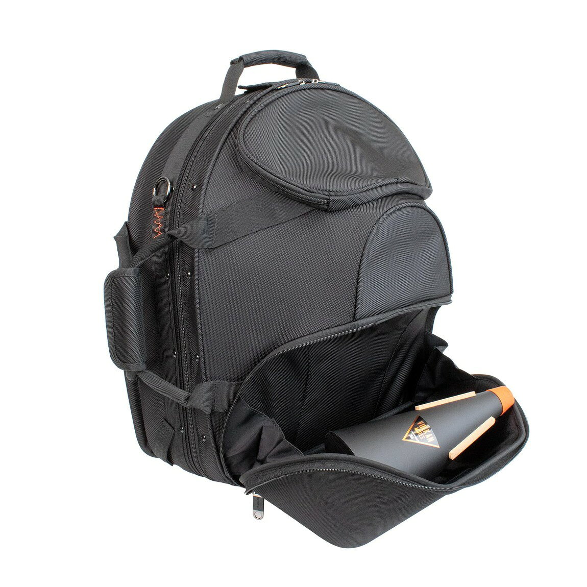PRODUCT DETAILS Protec フレンチホルン ベルカット用 ケース PRO PAC ミュート収納スペース付 ブラック【商品仕様】・ 対応楽器：フレンチホルン（ベルカットタイプ）・ ケース種別：セミハードケース・ 外装素材：1680デニール バリスティックナイロン・ 内装素材：ベルベット風クッション材・ ベル収納対応サイズ：最大約32.3cm（12.75インチ）まで・ 背面ポケットサイズ：最大約34.9cm（13.75インチ）までの楽譜フォルダに対応・ 付属仕様：ショルダーストラップ、ベル保護用スリーブ（5mm厚パッド）、ミュート収納コンパートメント、小物用ポケット、可動式内部パッド【特徴】・ 楽器本体とベルの収納部が完全に分離した設計で、ベルは専用のスリーブに入れ磁石式クラスプで固定する構造です。・ ケース底部には大型の収納スペースを備え、ストレートミュート、ストップミュート、マウスピースポーチなどをまとめて収納可能です。・ 外装には耐久性と撥水性に優れた1680デニールのバリスティックナイロンを採用し、各所に補強ステッチが施されています。・ 背面には2.5mm厚のパッド入り大型ポケットがあり、楽譜ファイルや13インチまでのタブレット端末を保護しながら収納できます。・ 別売りのバックパックストラップ（型番：BPSTRAP）を装着することで、リュックタイプとして背負っての携行も可能です。 ■ 商品について 海外輸入品（説明書は英語表記の場合あり） ■ ご注意 ・掲載画像は実物に近い色味になるよう調整しておりますが、ご利用の環境により差異が生じる場合があります。・複数店舗で在庫を共有しているため、ご注文後に在庫切れとなる場合がございます。 ■ 納期について お届けの目安を必ずご確認ください。 海外正規ルート仕入れ品 海外ブランド ▼ 海外正規ブランド店 正規代理店 ▼ 当 店 ※本商品は並行輸入品です 製造元は正規品と同一のブランド・メーカーです。当店では海外正規ルートより仕入れた商品を取り扱っております。流通ルートが異なるのみで、商品自体に違いはございません。 ── 当店の商品について ── 正規品のみ取り扱い 海外正規店・正規代理店から商品を直接仕入れ、国内に輸入して販売しております。 日本未入荷・海外限定モデルも多数 日本未入荷・海外限定モデルも多数取り扱っております。サイズ・カラー違いや海外限定で販売された製品など、日本では手に入りにくいアイテムをお届けいたします。 お求めやすい価格の理由 海外市場での価格差や流通ルートの違いにより、国内販売価格よりお求めやすくなっております。品質はそのままに、よりお手頃な価格でお届けいたします。 安心保証 ご使用前に万が一、製品に不具合がございました場合は、交換または商品代金のご返金にて対応させていただきます。商品到着後5日以内にご連絡ください。 ご注意 海外からの輸入品となります。海外輸送のため、外箱に軽微なスレ等がある場合がございますが、商品本体には影響ございません。 ※在庫状況は仕入先の在庫情報をもとに出来る限り正確に表示しておりますが、取寄せ商品のため、タイミングによりご注文後に欠品・キャンセルとなる場合がございます。 お探しの商品がございましたら、お気軽にご相談ください。