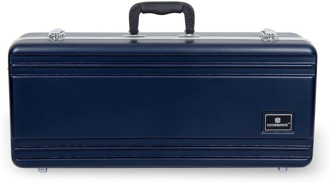 PRODUCT DETAILS クロスロック アルトサックス用 ハードケース ABS樹脂製 角型 ブルー ショルダーストラップ付【商品仕様】・ アイテム種別：アルトサックス用ハードケース・ 外装素材：ABS樹脂・ 内装素材：高密度フォーム、起毛裏地・ 内寸（長さ）：58cm・ 内寸（幅）：21.5cm・ 内寸（厚み）：13.5cm・ 重量：約3.1kg・ 付属品：ストラップ【特徴】・ 外装に傷のつきにくい加工を施したABS樹脂を採用した角型ハードケースです。・ ケース内部には楽器を保護する高密度フォームとブルーの起毛素材の裏地を使用しています。・ リードや筆記用具などの小物を収納できるファスナー付きの外ポケットが備わっています。・ ケース内部にマウスピースとネックを個別に収納できる専用コンパートメントがあります。・ 耐久性のある金属製パーツと、持ちやすさを考慮したレザーカバー付きのハンドルを採用しています。 ■ 商品について 海外輸入品（説明書は英語表記の場合あり） ■ ご注意 ・掲載画像は実物に近い色味になるよう調整しておりますが、ご利用の環境により差異が生じる場合があります。・複数店舗で在庫を共有しているため、ご注文後に在庫切れとなる場合がございます。 ■ 納期について お届けの目安を必ずご確認ください。 海外正規ルート仕入れ品 海外ブランド ▼ 海外正規ブランド店 正規代理店 ▼ 当 店 ※本商品は並行輸入品です 製造元は正規品と同一のブランド・メーカーです。当店では海外正規ルートより仕入れた商品を取り扱っております。流通ルートが異なるのみで、商品自体に違いはございません。 ── 当店の商品について ── 正規品のみ取り扱い 海外正規店・正規代理店から商品を直接仕入れ、国内に輸入して販売しております。 日本未入荷・海外限定モデルも多数 日本未入荷・海外限定モデルも多数取り扱っております。サイズ・カラー違いや海外限定で販売された製品など、日本では手に入りにくいアイテムをお届けいたします。 お求めやすい価格の理由 海外市場での価格差や流通ルートの違いにより、国内販売価格よりお求めやすくなっております。品質はそのままに、よりお手頃な価格でお届けいたします。 安心保証 ご使用前に万が一、製品に不具合がございました場合は、交換または商品代金のご返金にて対応させていただきます。商品到着後5日以内にご連絡ください。 ご注意 海外からの輸入品となります。海外輸送のため、外箱に軽微なスレ等がある場合がございますが、商品本体には影響ございません。 ※在庫状況は仕入先の在庫情報をもとに出来る限り正確に表示しておりますが、取寄せ商品のため、タイミングによりご注文後に欠品・キャンセルとなる場合がございます。 お探しの商品がございましたら、お気軽にご相談ください。
