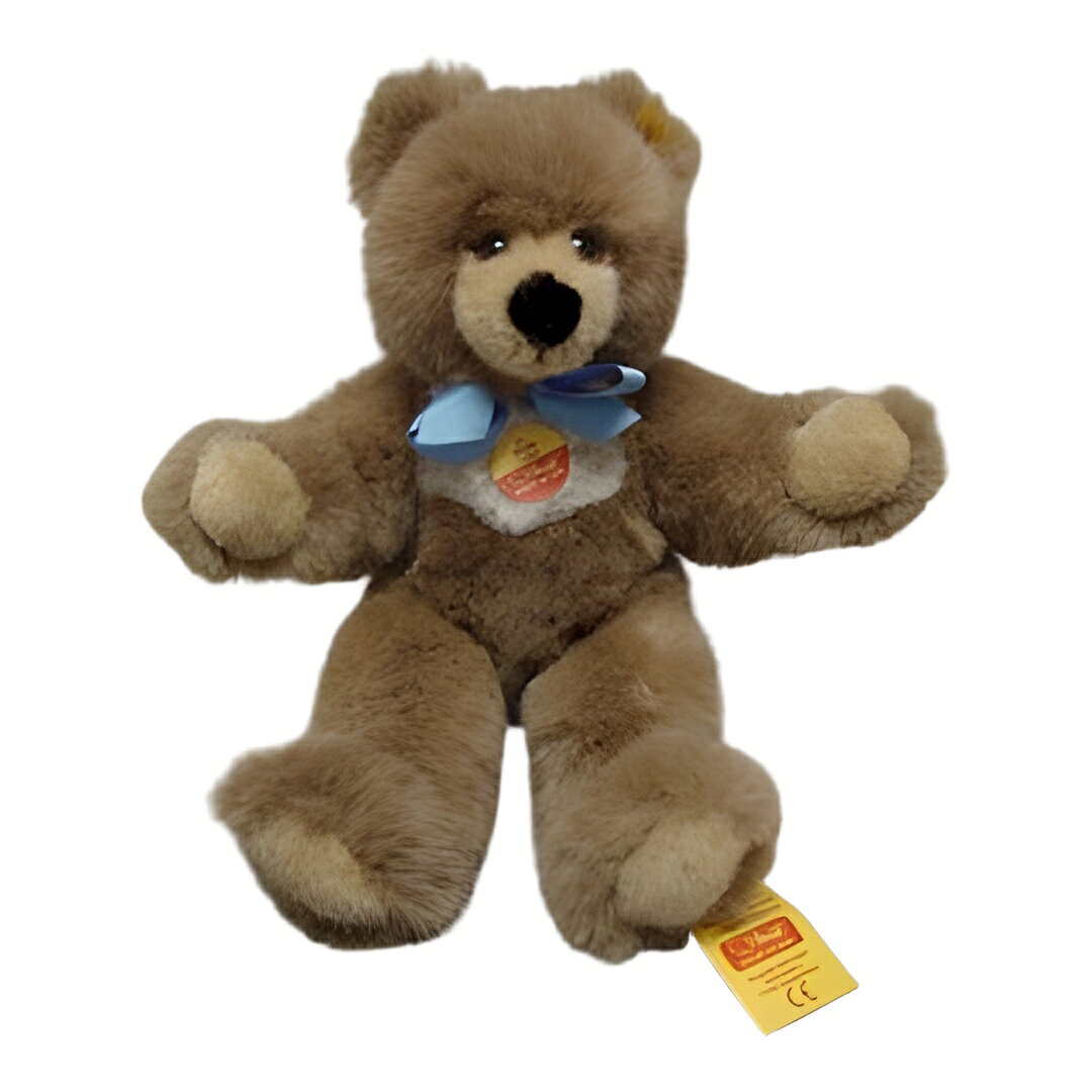 PRODUCT DETAILS シュタイフ 織毛 ファー モリー テディベア シナモン 36cm 1993年製 Steiff 021251 ぬいぐるみ【商品仕様】・ブランド：Steiff（シュタイフ）・シリーズ：テディベア・EAN（メーカー型番）：021251・サイズ：36 cm・製造年：1993・限定数：限定なし・化粧箱：なし・証明書：なし・商品状態：新品・未使用 ■ 商品について 海外輸入品（付属の説明書・証明書は英語またはドイツ語表記の場合があります） ■ 経年についてのご注意（重要） 本品は製造から約33年が経過した未使用品（デッドストック）です。長期保管品のため、毛並みの癖・色あせ・毛の抜け・タグや同梱物の黄ばみ・化粧箱の傷みなど、保管環境に起因する個体差が大きい商品です。完全な状態をお求めの方はご購入をお控えください。 ■ ご注意 ・掲載画像は実物に近い色味になるよう調整しておりますが、ご利用の環境により差異が生じる場合があります。・複数店舗で在庫を共有しているため、ご注文後に在庫切れとなる場合がございます。 ■ 納期について お届けの目安を必ずご確認ください。 海外正規ルート仕入れ品 海外ブランド ▼ 海外正規ブランド店 正規代理店 ▼ 当 店 ※本商品は並行輸入品です 製造元は正規品と同一のブランド・メーカーです。当店では海外正規ルートより仕入れた商品を取り扱っております。流通ルートが異なるのみで、商品自体に違いはございません。 ── 当店の商品について ── 正規品のみ取り扱い 海外正規店・正規代理店から商品を直接仕入れ、国内に輸入して販売しております。 日本未入荷・海外限定モデルも多数 日本未入荷・海外限定モデルも多数取り扱っております。サイズ・カラー違いや海外限定で販売された製品など、日本では手に入りにくいアイテムをお届けいたします。 お求めやすい価格の理由 海外市場での価格差や流通ルートの違いにより、国内販売価格よりお求めやすくなっております。品質はそのままに、よりお手頃な価格でお届けいたします。 安心保証 ご使用前に万が一、製品に不具合がございました場合は、交換または商品代金のご返金にて対応させていただきます。商品到着後5日以内にご連絡ください。 ご注意 海外からの輸入品となります。海外輸送のため、外箱に軽微なスレ等がある場合がございますが、商品本体には影響ございません。 ※在庫状況は仕入先の在庫情報をもとに出来る限り正確に表示しておりますが、取寄せ商品のため、タイミングによりご注文後に欠品・キャンセルとなる場合がございます。 お探しの商品がございましたら、お気軽にご相談ください。