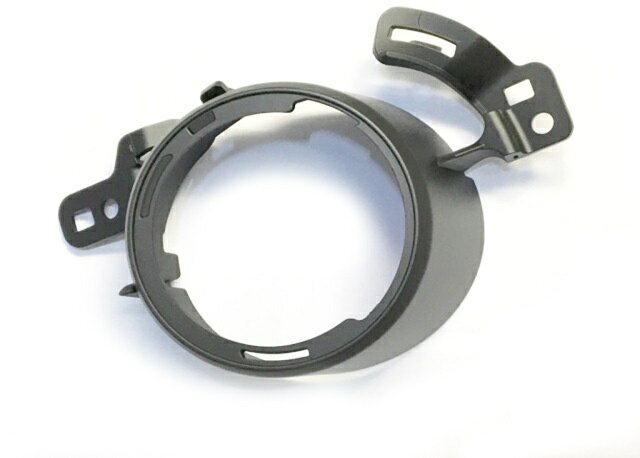 PRODUCT DETAILS ポルシェ純正 フォグライトベゼル (Fog Light Bezel) OEM パーツ【商品情報】・メーカー：ポルシェ純正/対応・部品名：フォグライトベゼル (Fog Light Bezel)・品番：商品ページ内記載の品番をご確認ください【ご注意】・米国取り寄せ品のため、お届けまで2〜3週間ほどお時間をいただきます。・適合は車台番号または品番にて必ずご確認ください。 ■ 商品について 海外輸入品（説明書は英語表記の場合あり） ■ ご注意 ・掲載画像は実物に近い色味になるよう調整しておりますが、ご利用の環境により差異が生じる場合があります。・複数店舗で在庫を共有しているため、ご注文後に在庫切れとなる場合がございます。 ■ 納期について お届けの目安を必ずご確認ください。 海外正規ルート仕入れ品 海外ブランド ▼ 海外正規ブランド店 正規代理店 ▼ 当 店 ※本商品は並行輸入品です 製造元は正規品と同一のブランド・メーカーです。当店では海外正規ルートより仕入れた商品を取り扱っております。流通ルートが異なるのみで、商品自体に違いはございません。 ── 当店の商品について ── 正規品のみ取り扱い 海外正規店・正規代理店から商品を直接仕入れ、国内に輸入して販売しております。 日本未入荷・海外限定モデルも多数 日本未入荷・海外限定モデルも多数取り扱っております。サイズ・カラー違いや海外限定で販売された製品など、日本では手に入りにくいアイテムをお届けいたします。 お求めやすい価格の理由 海外市場での価格差や流通ルートの違いにより、国内販売価格よりお求めやすくなっております。品質はそのままに、よりお手頃な価格でお届けいたします。 安心保証 ご使用前に万が一、製品に不具合がございました場合は、交換または商品代金のご返金にて対応させていただきます。商品到着後5日以内にご連絡ください。 ご注意 海外からの輸入品となります。海外輸送のため、外箱に軽微なスレ等がある場合がございますが、商品本体には影響ございません。 ※在庫状況は仕入先の在庫情報をもとに出来る限り正確に表示しておりますが、取寄せ商品のため、タイミングによりご注文後に欠品・キャンセルとなる場合がございます。 お探しの商品がございましたら、お気軽にご相談ください。