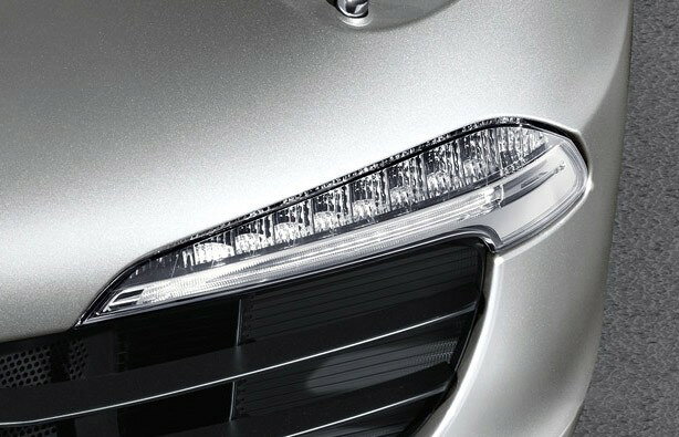 PRODUCT DETAILS ポルシェ純正 フロントライト (Replacement Front Light) OEM パーツ【商品情報】・メーカー：ポルシェ純正/対応・部品名：フロントライト (Replacement Front Light)・品番：メーカー純正品番に準ずる【ご注意】・米国取り寄せ品のため、お届けまで2〜3週間ほどお時間をいただきます。・適合については、必ず車台番号または現品の品番にてご確認ください。 ■ 商品について 海外輸入品（説明書は英語表記の場合あり） ■ ご注意 ・掲載画像は実物に近い色味になるよう調整しておりますが、ご利用の環境により差異が生じる場合があります。・複数店舗で在庫を共有しているため、ご注文後に在庫切れとなる場合がございます。 ■ 納期について お届けの目安を必ずご確認ください。 海外正規ルート仕入れ品 海外ブランド ▼ 海外正規ブランド店 正規代理店 ▼ 当 店 ※本商品は並行輸入品です 製造元は正規品と同一のブランド・メーカーです。当店では海外正規ルートより仕入れた商品を取り扱っております。流通ルートが異なるのみで、商品自体に違いはございません。 ── 当店の商品について ── 正規品のみ取り扱い 海外正規店・正規代理店から商品を直接仕入れ、国内に輸入して販売しております。 日本未入荷・海外限定モデルも多数 日本未入荷・海外限定モデルも多数取り扱っております。サイズ・カラー違いや海外限定で販売された製品など、日本では手に入りにくいアイテムをお届けいたします。 お求めやすい価格の理由 海外市場での価格差や流通ルートの違いにより、国内販売価格よりお求めやすくなっております。品質はそのままに、よりお手頃な価格でお届けいたします。 安心保証 ご使用前に万が一、製品に不具合がございました場合は、交換または商品代金のご返金にて対応させていただきます。商品到着後5日以内にご連絡ください。 ご注意 海外からの輸入品となります。海外輸送のため、外箱に軽微なスレ等がある場合がございますが、商品本体には影響ございません。 ※在庫状況は仕入先の在庫情報をもとに出来る限り正確に表示しておりますが、取寄せ商品のため、タイミングによりご注文後に欠品・キャンセルとなる場合がございます。 お探しの商品がございましたら、お気軽にご相談ください。
