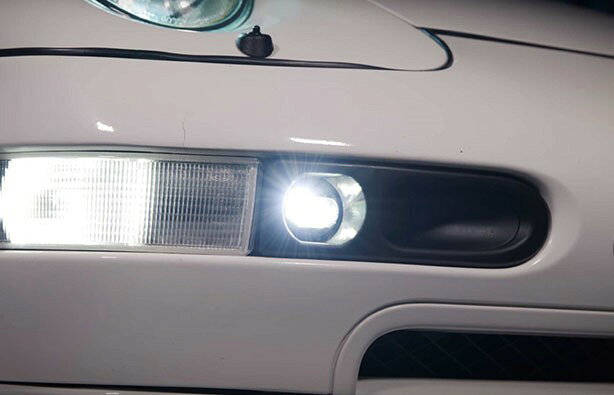 PRODUCT DETAILS ポルシェ対応 モリモト XB LED フォグライト (Morimoto XB LED Fog Lights) OEM パーツ【商品情報】・メーカー：ポルシェ対応・部品名：モリモト XB LED フォグライト (Morimoto XB LED Fog Lights)・品番：Morimoto XB LED Fog Lights (993)【ご注意】・米国取り寄せとなるため、通常2〜3週間ほどお時間をいただきます。・適合については、必ず事前に車台番号または現品品番にてご確認をお願いいたします。 ■ 商品について 海外輸入品（説明書は英語表記の場合あり） ■ ご注意 ・掲載画像は実物に近い色味になるよう調整しておりますが、ご利用の環境により差異が生じる場合があります。・複数店舗で在庫を共有しているため、ご注文後に在庫切れとなる場合がございます。 ■ 納期について お届けの目安を必ずご確認ください。 海外正規ルート仕入れ品 海外ブランド ▼ 海外正規ブランド店 正規代理店 ▼ 当 店 ※本商品は並行輸入品です 製造元は正規品と同一のブランド・メーカーです。当店では海外正規ルートより仕入れた商品を取り扱っております。流通ルートが異なるのみで、商品自体に違いはございません。 ── 当店の商品について ── 正規品のみ取り扱い 海外正規店・正規代理店から商品を直接仕入れ、国内に輸入して販売しております。 日本未入荷・海外限定モデルも多数 日本未入荷・海外限定モデルも多数取り扱っております。サイズ・カラー違いや海外限定で販売された製品など、日本では手に入りにくいアイテムをお届けいたします。 お求めやすい価格の理由 海外市場での価格差や流通ルートの違いにより、国内販売価格よりお求めやすくなっております。品質はそのままに、よりお手頃な価格でお届けいたします。 安心保証 ご使用前に万が一、製品に不具合がございました場合は、交換または商品代金のご返金にて対応させていただきます。商品到着後5日以内にご連絡ください。 ご注意 海外からの輸入品となります。海外輸送のため、外箱に軽微なスレ等がある場合がございますが、商品本体には影響ございません。 ※在庫状況は仕入先の在庫情報をもとに出来る限り正確に表示しておりますが、取寄せ商品のため、タイミングによりご注文後に欠品・キャンセルとなる場合がございます。 お探しの商品がございましたら、お気軽にご相談ください。