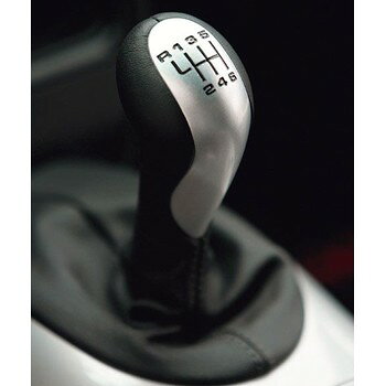 PRODUCT DETAILS ポルシェ純正 シフトノブ (GT3) (Shift Knob (GT3)) OEM パーツ【商品情報】・メーカー：ポルシェ純正/対応・部品名：シフトノブ (GT3) / Shift Knob (GT3)・品番：適合品番をご確認ください【ご注意】・米国からのお取り寄せ商品のため、お届けまで2〜3週間ほどお時間をいただきます。・適合につきましては、必ず車台番号または現品品番にて事前にご確認をお願いいたします。 ■ 商品について 海外輸入品（説明書は英語表記の場合あり） ■ ご注意 ・掲載画像は実物に近い色味になるよう調整しておりますが、ご利用の環境により差異が生じる場合があります。・複数店舗で在庫を共有しているため、ご注文後に在庫切れとなる場合がございます。 ■ 納期について お届けの目安を必ずご確認ください。 海外正規ルート仕入れ品 海外ブランド ▼ 海外正規ブランド店 正規代理店 ▼ 当 店 ※本商品は並行輸入品です 製造元は正規品と同一のブランド・メーカーです。当店では海外正規ルートより仕入れた商品を取り扱っております。流通ルートが異なるのみで、商品自体に違いはございません。 ── 当店の商品について ── 正規品のみ取り扱い 海外正規店・正規代理店から商品を直接仕入れ、国内に輸入して販売しております。 日本未入荷・海外限定モデルも多数 日本未入荷・海外限定モデルも多数取り扱っております。サイズ・カラー違いや海外限定で販売された製品など、日本では手に入りにくいアイテムをお届けいたします。 お求めやすい価格の理由 海外市場での価格差や流通ルートの違いにより、国内販売価格よりお求めやすくなっております。品質はそのままに、よりお手頃な価格でお届けいたします。 安心保証 ご使用前に万が一、製品に不具合がございました場合は、交換または商品代金のご返金にて対応させていただきます。商品到着後5日以内にご連絡ください。 ご注意 海外からの輸入品となります。海外輸送のため、外箱に軽微なスレ等がある場合がございますが、商品本体には影響ございません。 ※在庫状況は仕入先の在庫情報をもとに出来る限り正確に表示しておりますが、取寄せ商品のため、タイミングによりご注文後に欠品・キャンセルとなる場合がございます。 お探しの商品がございましたら、お気軽にご相談ください。