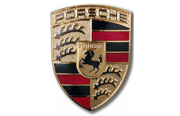 PRODUCT DETAILS ポルシェ純正 ボンネット エンブレム (Porsche Hood Emblem - Standard) OEM パーツ【商品情報】・メーカー：ポルシェ純正/対応・部品名：ボンネット エンブレム (Porsche Hood Emblem - Standard)・品番：メーカー品番に準ずる【ご注意】・米国から取り寄せとなるため、お届けまで2〜3週間ほどお時間をいただきます。・適合については必ず事前に車台番号または現品品番にてご確認ください。 ■ 商品について 海外輸入品（説明書は英語表記の場合あり） ■ ご注意 ・掲載画像は実物に近い色味になるよう調整しておりますが、ご利用の環境により差異が生じる場合があります。・複数店舗で在庫を共有しているため、ご注文後に在庫切れとなる場合がございます。 ■ 納期について お届けの目安を必ずご確認ください。 海外正規ルート仕入れ品 海外ブランド ▼ 海外正規ブランド店 正規代理店 ▼ 当 店 ※本商品は並行輸入品です 製造元は正規品と同一のブランド・メーカーです。当店では海外正規ルートより仕入れた商品を取り扱っております。流通ルートが異なるのみで、商品自体に違いはございません。 ── 当店の商品について ── 正規品のみ取り扱い 海外正規店・正規代理店から商品を直接仕入れ、国内に輸入して販売しております。 日本未入荷・海外限定モデルも多数 日本未入荷・海外限定モデルも多数取り扱っております。サイズ・カラー違いや海外限定で販売された製品など、日本では手に入りにくいアイテムをお届けいたします。 お求めやすい価格の理由 海外市場での価格差や流通ルートの違いにより、国内販売価格よりお求めやすくなっております。品質はそのままに、よりお手頃な価格でお届けいたします。 安心保証 ご使用前に万が一、製品に不具合がございました場合は、交換または商品代金のご返金にて対応させていただきます。商品到着後5日以内にご連絡ください。 ご注意 海外からの輸入品となります。海外輸送のため、外箱に軽微なスレ等がある場合がございますが、商品本体には影響ございません。 ※在庫状況は仕入先の在庫情報をもとに出来る限り正確に表示しておりますが、取寄せ商品のため、タイミングによりご注文後に欠品・キャンセルとなる場合がございます。 お探しの商品がございましたら、お気軽にご相談ください。