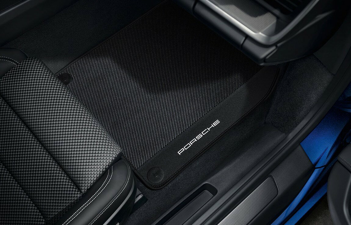 PRODUCT DETAILS ポルシェ純正 カーボンファイバー フロアマットセット (Carbon Fiber Floormat Set - 992) OEM パーツ【商品情報】・メーカー：ポルシェ純正/対応・部品名：カーボンファイバー フロアマットセット (Carbon Fiber Floormat Set - 992)・品番：お問い合わせください【ご注意】・米国取り寄せ2〜3週間・適合は車台番号/品番で要確認。 ■ 商品について 海外輸入品（説明書は英語表記の場合あり） ■ ご注意 ・掲載画像は実物に近い色味になるよう調整しておりますが、ご利用の環境により差異が生じる場合があります。・複数店舗で在庫を共有しているため、ご注文後に在庫切れとなる場合がございます。 ■ 納期について お届けの目安を必ずご確認ください。 海外正規ルート仕入れ品 海外ブランド ▼ 海外正規ブランド店 正規代理店 ▼ 当 店 ※本商品は並行輸入品です 製造元は正規品と同一のブランド・メーカーです。当店では海外正規ルートより仕入れた商品を取り扱っております。流通ルートが異なるのみで、商品自体に違いはございません。 ── 当店の商品について ── 正規品のみ取り扱い 海外正規店・正規代理店から商品を直接仕入れ、国内に輸入して販売しております。 日本未入荷・海外限定モデルも多数 日本未入荷・海外限定モデルも多数取り扱っております。サイズ・カラー違いや海外限定で販売された製品など、日本では手に入りにくいアイテムをお届けいたします。 お求めやすい価格の理由 海外市場での価格差や流通ルートの違いにより、国内販売価格よりお求めやすくなっております。品質はそのままに、よりお手頃な価格でお届けいたします。 安心保証 ご使用前に万が一、製品に不具合がございました場合は、交換または商品代金のご返金にて対応させていただきます。商品到着後5日以内にご連絡ください。 ご注意 海外からの輸入品となります。海外輸送のため、外箱に軽微なスレ等がある場合がございますが、商品本体には影響ございません。 ※在庫状況は仕入先の在庫情報をもとに出来る限り正確に表示しておりますが、取寄せ商品のため、タイミングによりご注文後に欠品・キャンセルとなる場合がございます。 お探しの商品がございましたら、お気軽にご相談ください。