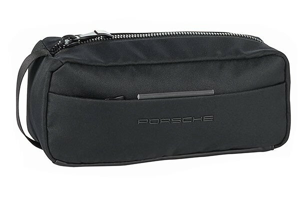 PRODUCT DETAILS ポルシェ エッセンシャル アメニティケース ポーチ (Essential Amenity Case)【商品情報】・ブランド：ポルシェ オフィシャル・種別：アメニティケース、ポーチ・素材：ナイロン、ポリエステル等【ご注意】・米国取り寄せのため、お届けまでに2〜3週間ほどお時間をいただきます。・海外規格の商品のため、国内製品と仕様が異なる場合があります。 ■ 商品について 海外輸入品（説明書は英語表記の場合あり） ■ ご注意 ・掲載画像は実物に近い色味になるよう調整しておりますが、ご利用の環境により差異が生じる場合があります。・複数店舗で在庫を共有しているため、ご注文後に在庫切れとなる場合がございます。 ■ 納期について お届けの目安を必ずご確認ください。 海外正規ルート仕入れ品 海外ブランド ▼ 海外正規ブランド店 正規代理店 ▼ 当 店 ※本商品は並行輸入品です 製造元は正規品と同一のブランド・メーカーです。当店では海外正規ルートより仕入れた商品を取り扱っております。流通ルートが異なるのみで、商品自体に違いはございません。 ── 当店の商品について ── 正規品のみ取り扱い 海外正規店・正規代理店から商品を直接仕入れ、国内に輸入して販売しております。 日本未入荷・海外限定モデルも多数 日本未入荷・海外限定モデルも多数取り扱っております。サイズ・カラー違いや海外限定で販売された製品など、日本では手に入りにくいアイテムをお届けいたします。 お求めやすい価格の理由 海外市場での価格差や流通ルートの違いにより、国内販売価格よりお求めやすくなっております。品質はそのままに、よりお手頃な価格でお届けいたします。 安心保証 ご使用前に万が一、製品に不具合がございました場合は、交換または商品代金のご返金にて対応させていただきます。商品到着後5日以内にご連絡ください。 ご注意 海外からの輸入品となります。海外輸送のため、外箱に軽微なスレ等がある場合がございますが、商品本体には影響ございません。 ※在庫状況は仕入先の在庫情報をもとに出来る限り正確に表示しておりますが、取寄せ商品のため、タイミングによりご注文後に欠品・キャンセルとなる場合がございます。 お探しの商品がございましたら、お気軽にご相談ください。